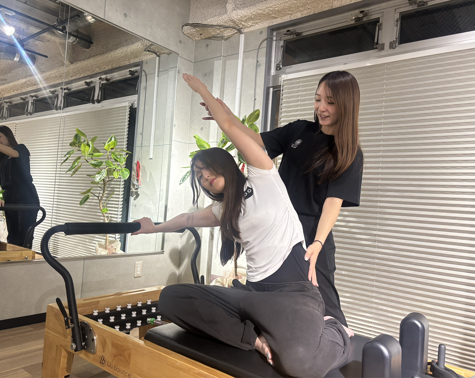 ÉLANのプライベートスタジオでインストラクターがマンツーマンでタワーピラティスを指導する様子