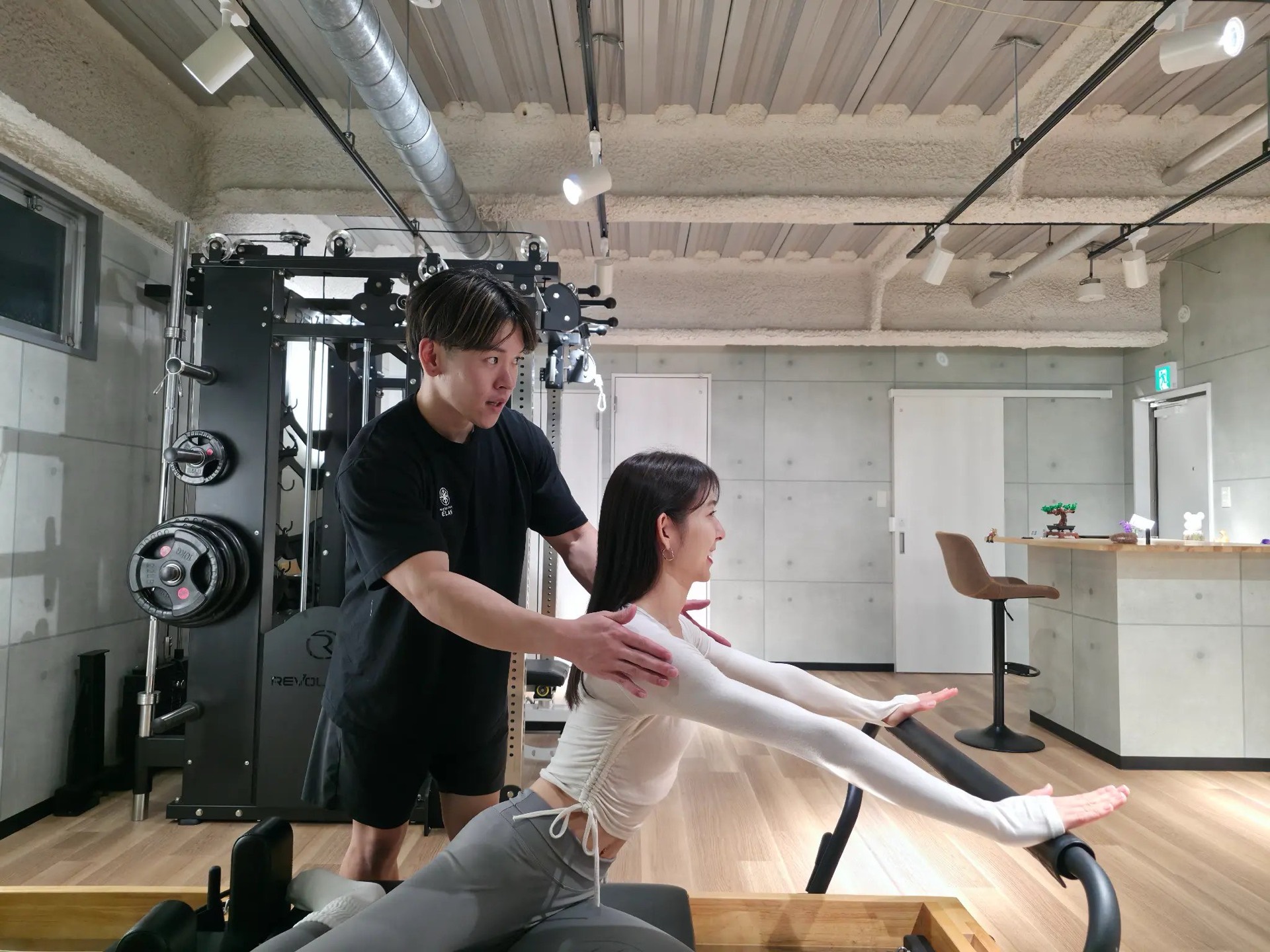 トレーナーが丁寧に寄り添うピラティス指導