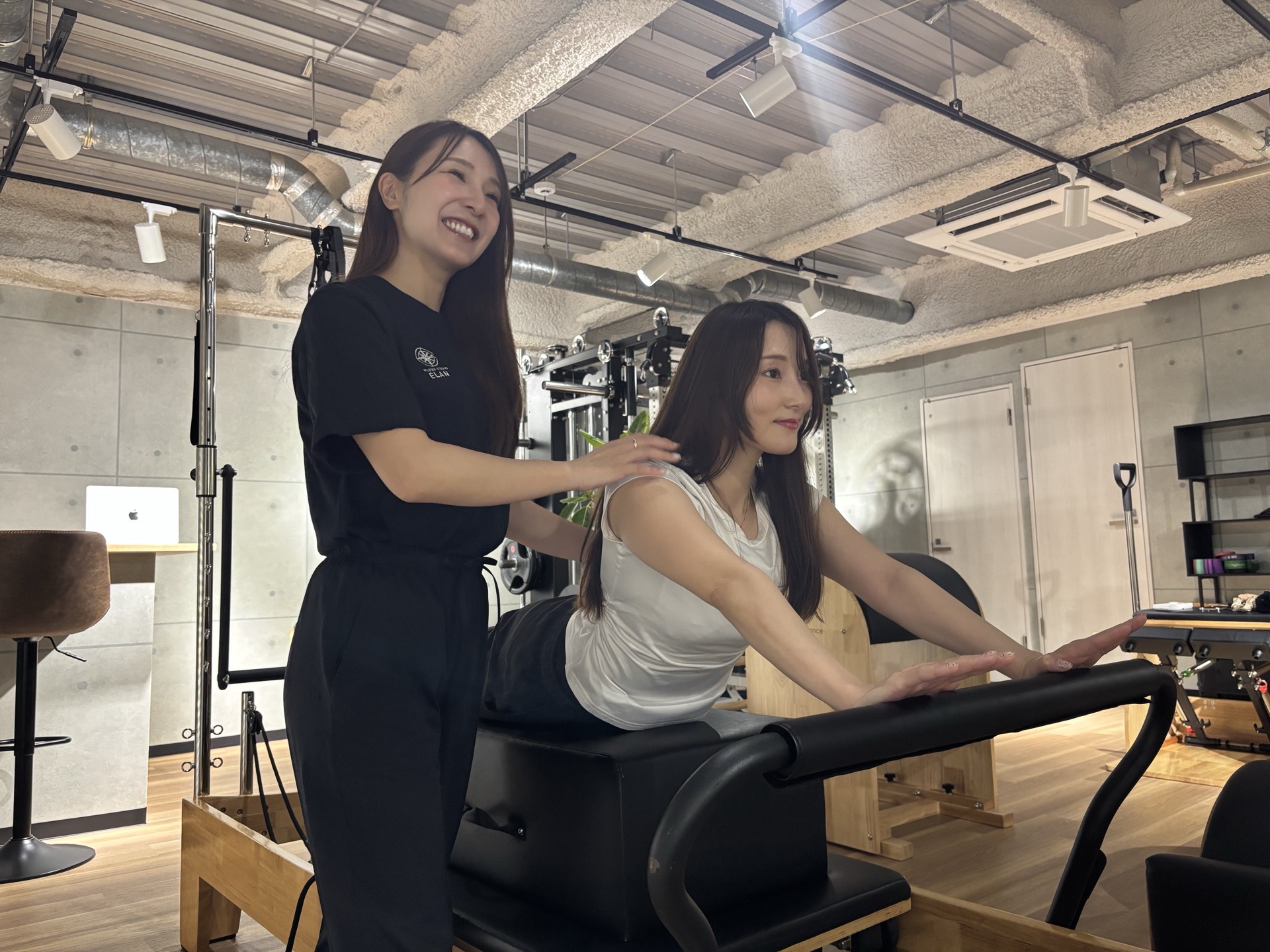 ピラティストレーナー 高崎知香 — ÉLAN Pilates Studio