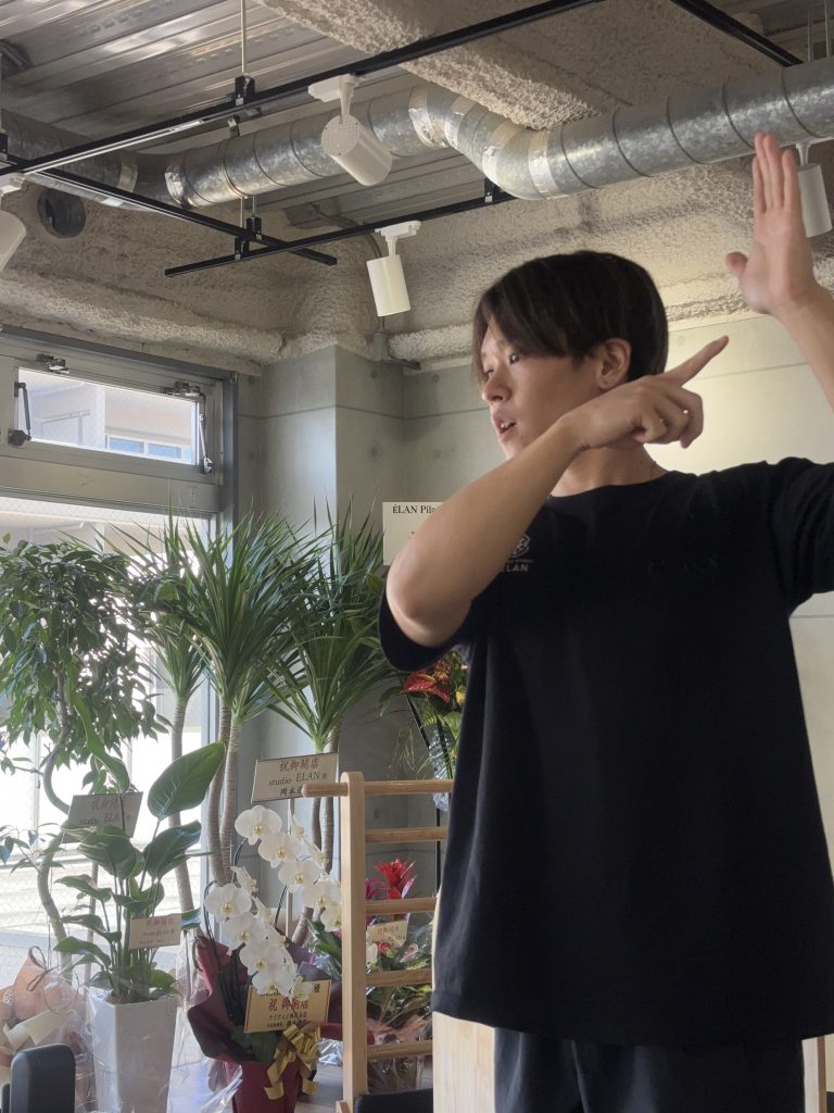 https://ellan.jp/

このページのSEO対策をしたい。
ブログ更新のネタを５個作成して。

競合は近隣のDEPやluluto、ピラティスボディなど。

オーガニックで勝ちたい。

写真がブログの更新画面
並列検索
ellan.jp ELAN Pilates Studio アクセス 住所
DEP ピラティス 近隣 ELAN luluto ピラティスボディ
luluto ピラティス 近隣 ELAN
ピラティスボディ 近隣 ELAN
site:ellan.jp ELAN Pilates Studio ブログ
エージェントを表示
並列読み取り
https://ellan.jp/
https://ellan.jp/access
https://ellan.jp/blog
エージェントを表示
地図検索
ピラティス 奈良市 橋本町 38
並列検索
ピラティスボディ 奈良 ピラティス 公式
DEP 奈良 ピラティス 公式
luluto 奈良 ピラティス 公式
奈良市 ピラティススタジオ ELAN 競合
エージェントを表示
読み取り
https://ellan.jp/
エージェントを表示
画面をキャプチャ
https://ellan.jp/
エージェントを表示

並列読み取り
https://dep-pilates.com/shop/kinki/nara/
https://luluto.kabushikigaisya-rigakubody.co.jp/tenpo/pilates_nara/
https://pilatesbody.jp/
https://ellan.jp/why-elan
https://ellan.jp/testimonials
エージェントを表示
読み取り
https://ellan.jp/
エージェントを表示
読み取り
https://ellan.jp/why-elan
エージェントを表示
読み取り
https://ellan.jp/testimonials
エージェントを表示
画像を理解
https://www.genspark.ai/api/files/s/NX4WP2S7
エージェントを表示
並列検索
site:dep-pilates.com 奈良 ピラティス コラム 姿勢改善
site:luluto.kabushikigaisya-rigakubody.co.jp 奈良 ピラティス コラム 初心者
site:pilatesbody.jp ブログ ピラティス 奈良
site:ellan.jp 奈良 ピラティス 姿勢改善
site:ellan.jp/blog ELAN
エージェントを表示
読み取り
https://ellan.jp/sitemap.xml
エージェントを表示
読み取り
https://ellan.jp/robots.txt
エージェントを表示
並列読み取り
https://ellan.jp/faq
https://ellan.jp/services
https://ellan.jp/posture
https://ellan.jp/pain-relief
https://ellan.jp/beginner
エージェントを表示
読み取り
https://ellan.jp/faq
エージェントを表示
並列読み取り
https://dep-pilates.com/column/category/nara/nara-city/
https://luluto.kabushikigaisya-rigakubody.co.jp/blog/
https://pilatesbody.jp/wp-pilatesbody/staff/page/5/
エージェントを表示
読み取り
https://ellan.jp/blog
エージェントを表示
確認しました。結論からいうと、ÉLAN Pilates Studio がオーガニックで勝つなら、広く「ピラティス」で戦うより、**「奈良市・近鉄奈良 × 悩み別 × 初心者 × 完全マンツーマン」**で取りにいくのが正解です。いまのサイトは、トップで「ピラティス×筋トレ×食事アドバイス」「完全マンツーマン」「近鉄奈良駅徒歩5分」を明確に打ち出せていて、姿勢改善・不調改善・初心者向けの個別ページもすでにあります。一方で、公開ブログはまだ空で、FAQも薄いので、検索流入を取りにいく“受け皿”がまだ足りません。ここを埋めれば伸びます。 Source Source Source Source Source Source Source

添付の管理画面を見る限り、記事タイトル、本文、要約、slug、SEOタイトル、メタディスクリプション、アイキャッチまで入れられるので、CMS改修なしでも十分にSEO運用できます。つまり今は「記事戦略」と「内部リンク設計」を決めれば、そのまま回し始められる状態です。 添付画像

いまのサイトで強い点と、もったいない点

強いのは、トップページのタイトル・ディスクリプション・canonical・OGP・LocalBusiness系の構造化データがすでに入っていることです。さらに、サービスページでは「マシンピラティス」「姿勢改善」「肩こり・腰痛」「産後」「初心者」まで整理されていて、下層ページも「姿勢改善」「肩こり・腰痛改善」「初心者の方へ」で検索意図別に分かれています。土台はかなり良いです。 Source Source Source Source Source

もったいないのは、トップのtitleに「マシンピラティス」が入っていないこと、ブログがまだ空なこと、FAQが実質1画面で終わっていることです。競合は店舗ページだけでなく、症状別・初心者向け・基礎知識・選び方系の記事でロングテールを拾っています。ÉLANもLPだけで勝つより、記事で入り口を増やした方が強いです。 Source Source Source Source Source Source

競合から見える勝ち筋

DEP は奈良店ページに加えて、奈良系コラムや比較・おすすめ系の導線を持っています。 ルルト は「理学療法士監修」「初心者」「マシンピラティス基礎」「更年期」「腰痛」など、かなり広く検索意図を取りにいっています。 PilatesBody は「20年以上」「有資格者」「背骨」「呼吸」「インナーマッスル」「筋トレとの相性」など、専門性のある発信を積み上げています。 Source Source Source Source Source Source

なのでÉLANの勝ち方は、競合の真似で「一般論の大量生産」をすることではなく、奈良市ローカル性と完全マンツーマンとピラティス×筋トレ×食事の一貫指導を掛け合わせることです。これは Why ÉLAN と Services にすでにある差別化なので、記事でもその軸を崩さない方が強いです。 Source Source

まず直したいSEO施策

最優先はトップページのタイトル改善です。現状でも悪くないですが、検索されやすい語に寄せるなら、
奈良市のマシンピラティスならÉLAN｜近鉄奈良駅徒歩5分・完全マンツーマン
くらいまで具体化した方がクリックされやすいです。サービスページで実際に「リフォーマーを使ったマシンピラティス」を訴求しているので、トップでも言い切ってよいです。 Source Source

次に、FAQを増やしてください。少なくとも「初心者でも大丈夫？」「服装は？」「どのくらいで効果が出る？」「肩こり・腰痛があっても受けられる？」「産後はいつから？」「駐車場は？」「近鉄奈良駅から何分？」「当日入会特典は？」の8本は必要です。いまの FAQ は検索キーワードの受け皿として弱いです。 Source Source Source Source

その次に、各記事から必ず下層LPへ内部リンクを張ってください。姿勢系の記事は 姿勢改善、不調系は 肩こり・腰痛改善、初心者系は 初心者の方へ、比較系や総合系は Services と Why ÉLAN に流すのが基本です。いまはLP自体はあるので、記事群で送客する構造を作れば強くなります。 Source Source Source Source Source Source

ブログ更新ネタ 5本

以下は、そのまま管理画面に入れやすい形で作りました。

優先	狙うキーワード	記事タイトル案	slug案	SEOタイトル案	メタディスクリプション案
1	奈良市 マシンピラティス 初心者	奈良市でマシンピラティスを始めたい初心者の方へ｜服装・頻度・効果を解説	nara-machine-pilates-beginner	奈良市で初心者におすすめのマシンピラティス｜服装・頻度・効果を解説	奈良市でマシンピラティスを始めたい初心者向けに、服装・持ち物・通う頻度・効果実感の目安をわかりやすく解説。近鉄奈良駅徒歩5分の完全マンツーマン指導。
2	奈良市 姿勢改善 ピラティス / 猫背 反り腰 巻き肩	猫背・反り腰・巻き肩はなぜ起こる？奈良市で姿勢改善したい方へ	posture-improvement-nara	奈良市で姿勢改善ならピラティス｜猫背・反り腰・巻き肩の原因と対策	猫背・反り腰・巻き肩に悩む方へ。奈良市のピラティススタジオÉLANが、姿勢が崩れる原因と改善の考え方を解説します。
3	奈良市 肩こり 腰痛 ピラティス	肩こり・腰痛はマッサージだけで治らない？ピラティスで根本改善を目指す考え方	pain-relief-pilates-nara	奈良市で肩こり・腰痛改善を目指すピラティス｜根本原因と対策	慢性的な肩こり・腰痛に悩む方へ。奈良市の完全マンツーマンピラティスで、身体の使い方から整えるアプローチを解説します。
4	奈良市 ピラティス 筋トレ どっち	ピラティスと筋トレ、どっちがいい？目的別にわかる選び方	pilates-vs-strength-training	ピラティスと筋トレどっちがいい？奈良市で目的別に選ぶ方法	ダイエット、姿勢改善、体力づくりにはピラティスと筋トレのどちらが向いているのか。奈良市のÉLANが目的別にわかりやすく解説。
5	奈良市 パーソナルピラティス 選び方	奈良市でパーソナルピラティスを選ぶときに失敗しない5つのポイント	how-to-choose-pilates-nara	奈良市のパーソナルピラティスの選び方｜失敗しない5つのポイント	奈良市でパーソナルピラティスを探している方へ。スタジオ選びで見るべきポイントを、初心者にもわかりやすく整理しました。
この5本を先に出す理由は、ÉLANがすでに持っている「初心者」「姿勢改善」「不調改善」「ピラティス×筋トレ」「完全マンツーマン」という強みと一致していて、しかも競合が実際に取りにいっている検索意図とも重なるからです。 Source Source Source Source Source Source Source

5本の記事で共通して入れるべき見出し構成

記事構成は毎回バラバラにせず、
悩み → 原因 → ピラティスでできること → ÉLANでの進め方 → こんな人に向いている → よくある質問 → 体験案内
の流れで統一すると強いです。ÉLANの各LPもこの流れに近く、読みやすいです。 Source Source Source

特に記事の末尾では、初心者記事なら 初心者の方へ、姿勢記事なら 姿勢改善、不調記事なら 肩こり・腰痛改善 に必ずリンクしてください。さらに「近鉄奈良駅徒歩5分」「奈良市橋本町」「完全予約制」も自然に入れるとローカルSEOに効きます。 Source Source Source Source

運用ルール

公開するときは、管理画面で要約欄は必ず手入力、slugは日本語にしない、SEOタイトルは32文字前後を目安、メタディスクリプションは90〜120文字程度、アイキャッチ画像のファイル名も英字にしておくと運用しやすいです。要約・slug・SEOタイトル・メタディスクリプションの欄があるので、ここを毎回埋めるだけでかなり違います。 添付画像

必要なら次にそのまま使える形で、
この5本分の本文をMarkdownで全部作成します。
ブログ更新画面にコピペできるように、タイトル・要約・slug・SEOタイトル・メタディスクリプション込みで5本まとめて出せます。

まず直したいSEO施策
最優先はトップページのタイトル改善です。現状でも悪くないですが、検索されやすい語に寄せるなら、
奈良市のマシンピラティスならÉLAN｜近鉄奈良駅徒歩5分・完全マンツーマン
くらいまで具体化した方がクリックされやすいです。サービスページで実際に「リフォーマーを使ったマシンピラティス」を訴求しているので、トップでも言い切ってよいです。 Source Source

次に、FAQを増やしてください。少なくとも「初心者でも大丈夫？」「服装は？」「どのくらいで効果が出る？」「肩こり・腰痛があっても受けられる？」「産後はいつから？」「駐車場は？」「近鉄奈良駅から何分？」「当日入会特典は？」の8本は必要です。いまの FAQ は検索キーワードの受け皿として弱いです。 Source Source Source Source

その次に、各記事から必ず下層LPへ内部リンクを張ってください。姿勢系の記事は 姿勢改善、不調系は 肩こり・腰痛改善、初心者系は 初心者の方へ、比較系や総合系は Services と Why ÉLAN に流すのが基本です。いまはLP自体はあるので、記事群で送客する構造を作れば強くなります。
→「これらをmanasに編集してもらうから、プロンプトを作成して」

そしてブログの１本目は「ÉLAN」とは？
というブログ記事にしたい。
内容：筋トレ、食事指導、マシンピラティスをできる場所
トータルでできる
食事指導もできるからダイエットもできる
立ち上げた理由は組み合わせたら効果的なのに、奈良ではどこもやってなかった
筋肉の大会のフィジークで代表自身も１０kg以上のダイエットに成功して、顧客も最大９kg痩せた実績
ピラティスだけではここまで痩せれなかった
もともと大手パーソナルジムで勤務してて、どうしても筋トレだけでは解決できない問題に出会い、その壁に立ち塞がってしまった
そこでマシンピラティスに出会い、１つのマシンを会社員ながら雇ってもらってるジムに自費で購入し、おいた
マシンピラティスはもっと種類があるからもっと欲しかった
　これを組み合わせたらもっといいものができるという思いで独立、その大手パーソナルジムの支援もあった、本当に感謝してる
大好きな奈良の街をそこに住む人々がもっと健康に暮らせるように、自分の理想の体で鏡を見るのが楽しくなる、体に不調がある人だったらその不調がなくなって、痛みで霞んでた世界が今見えてる世界が何倍も鮮やかに見えて欲しいいい街にしたい
という代表のストーリーテリング



上記が完了したら5本の記事で共通して入れるべき見出し構成
記事構成は毎回バラバラにせず、
悩み → 原因 → ピラティスでできること → ÉLANでの進め方 → こんな人に向いている → よくある質問 → 体験案内
の流れで統一すると強いです。ÉLANの各LPもこの流れに近く、読みやすいです。 Source Source Source

特に記事の末尾では、初心者記事なら 初心者の方へ、姿勢記事なら 姿勢改善、不調記事なら 肩こり・腰痛改善 に必ずリンクしてください。さらに「近鉄奈良駅徒歩5分」「奈良市橋本町」「完全予約制」も自然に入れるとローカルSEOに効きます。 Source Source Source Source

運用ルール
公開するときは、管理画面で要約欄は必ず手入力、slugは日本語にしない、SEOタイトルは32文字前後を目安、メタディスクリプションは90〜120文字程度、アイキャッチ画像のファイル名も英字にしておくと運用しやすいです。要約・slug・SEOタイトル・メタディスクリプションの欄があるので、ここを毎回埋めるだけでかなり違います。 添付画像

必要なら次にそのまま使える形で、
この5本分の本文をMarkdownで全部作成します。
ブログ更新画面にコピペできるように、タイトル・要約・slug・SEOタイトル・メタディスクリプション込みで5本まとめて出せます。も作成して！！

了解です。
そのまま使えるように、①Manasに渡す編集プロンプト、②記事の共通構成ルール、**③5本分のブログ記事セット（タイトル・要約・slug・SEOタイトル・メタディスクリプション・Markdown本文）**をまとめて作成します。

なお、今回の内容には、サイト上で確認できた「近鉄奈良駅徒歩5分」「奈良市橋本町38 ミツハシビル4階」「完全予約制」「姿勢改善・肩こり腰痛・初心者向けLP」「最大-9kgの実績」などの事実を反映しています。 ÉLANトップ アクセス 姿勢改善 肩こり・腰痛改善 初心者の方へ お客様の声

① Manasに渡す編集プロンプト

以下をそのままコピペで使えます。

CopyあなたはSEOとWeb編集に強いサイト編集者です。
対象サイトは https://ellan.jp/ の ÉLAN Pilates Studio です。
今回の目的は、奈良市・近鉄奈良エリアでオーガニック流入を増やし、体験予約につながる導線を強化することです。

【最重要ゴール】
1. トップページのSEOタイトルを改善する
2. FAQページを拡充する
3. ブログ記事から下層LPへの内部リンク導線を強化する
4. ブランド訴求「ピラティス×筋トレ×食事指導」「完全マンツーマン」「近鉄奈良駅徒歩5分」「完全予約制」を明確にする
5. 既存の世界観・トンマナは崩さず、自然な日本語で編集する

【編集対象】
- トップページ: https://ellan.jp/
- FAQ: https://ellan.jp/faq
- 下層LP:
  - https://ellan.jp/why-elan
  - https://ellan.jp/services
  - https://ellan.jp/posture
  - https://ellan.jp/pain-relief
  - https://ellan.jp/beginner
  - https://ellan.jp/access
- ブログ一覧: https://ellan.jp/blog

【SEO方針】
- 「奈良市 マシンピラティス」「近鉄奈良 ピラティス」「奈良市 姿勢改善」「奈良市 肩こり 腰痛 ピラティス」「奈良市 ピラティス 初心者」などのローカル×悩み系キーワードを意識する
- 広く一般的な説明だけでなく、「奈良市」「近鉄奈良駅徒歩5分」「奈良市橋本町38」「完全予約制」を自然に本文へ織り込む
- 過度な誇張・断定的な医療表現は避ける
- “絶対に痩せる”のような表現は禁止
- 既存のcanonical、robots、構造化データ、OGPの設計を壊さないこと

【トップページでやってほしいこと】
1. SEOタイトルを以下に変更
奈良市のマシンピラティスならÉLAN｜近鉄奈良駅徒歩5分・完全マンツーマン

2. メタディスクリプションもローカルSEOを意識して最適化
推奨文：
奈良市でマシンピラティスを始めるならÉLAN。近鉄奈良駅徒歩5分、完全マンツーマンのプライベートスタジオです。ピラティス×筋トレ×食事指導で、姿勢改善・ダイエット・肩こり腰痛のお悩みを総合サポート。

3. トップページ内の見えるコピーでも、必要なら「マシンピラティス」を補強
例：
- 奈良市 完全プライベートのマシンピラティススタジオ
- ピラティス×筋トレ×食事指導を一人のトレーナーが一貫サポート

【FAQページでやってほしいこと】
FAQページに最低でも以下の8項目を追加し、各回答は簡潔だが検索意図に答える内容にすること。
見出しは自然なQ&A形式にし、初心者・アクセス・不安解消・料金導線を意識すること。

追加したいFAQ案：
1. 初心者でも大丈夫ですか？
2. どんな服装で行けばいいですか？
3. どれくらい通うと効果を実感しやすいですか？
4. 肩こりや腰痛があっても受けられますか？
5. 産後はいつから始められますか？
6. 駐車場はありますか？
7. 近鉄奈良駅から何分ですか？
8. 当日入会特典はありますか？

回答に入れたい情報：
- 完全マンツーマンなので初心者でも安心
- 動きやすい服装でOK
- 効果実感には個人差があるが、継続が大切
- 不調がある方も身体の状態に合わせて対応
- 医療的判断が必要な場合は医師相談を案内
- 駐車場は専用なし、近隣コインパーキング利用
- 近鉄奈良駅から徒歩約5分、JR奈良駅から徒歩約10分
- 体験レッスンは当日入会で無料特典がある旨を案内

可能であればFAQPageの構造化データも適切に実装・補強すること。

【ブログ記事の内部リンク設計ルール】
今後のブログ記事は、記事末尾または本文中盤で必ず関連LPへ内部リンクすること。

内部リンクルール：
- 初心者系記事 → /beginner
- 姿勢改善系記事 → /posture
- 肩こり・腰痛・不調系記事 → /pain-relief
- 総合サービス・比較系記事 → /services と /why-elan
- ローカル訴求記事 → /access も併記可

リンク文言は不自然にせず、以下のような自然文にする：
- 初めての方は「初心者の方へ」もご覧ください
- 姿勢改善について詳しくは「姿勢改善ページ」をご覧ください
- 肩こり・腰痛に悩む方は「肩こり・腰痛改善ページ」も参考にしてください
- ÉLANのサービス全体は「サービスページ」でご確認いただけます

【ブランド訴求で必ず残したい軸】
- ピラティスだけ、筋トレだけ、食事だけではなく、3つを組み合わせて総合的に支えるスタジオであること
- 一人のトレーナーが一貫して見るから変化につながりやすいこと
- 完全マンツーマン・完全予約制・プライベート空間で初心者も安心なこと
- 奈良市・近鉄奈良駅徒歩5分という通いやすさ
- ダイエットだけでなく、姿勢改善・不調改善・日常の快適さにも価値があること

【文体ルール】
- 上品で親しみやすい
- 断定しすぎない
- 専門性はあるが難しくしすぎない
- 読み手の不安を和らげる
- 女性・初心者・不調を抱える方にも安心感がある表現
- 過剰な煽りは禁止

【納品してほしいもの】
1. 実際に編集した内容
2. 修正前後の要点サマリー
3. 追加したFAQ全文
4. 今後のブログ運用で使う内部リンクテンプレート
5. 必要ならSEO上の軽微な改善提案
Copy
② 5本の記事で共通して入れるべき見出し構成

まず、今後の運用では基本の型を固定した方が強いです。
ÉLANの既存LPも、悩み → 原因 → アプローチ → 向いている人 → 体験導線の流れが近く、読みやすい構成になっています。 姿勢改善 肩こり・腰痛改善 初心者の方へ

おすすめの共通構成はこれです。

Copy# 記事タイトル

導入文

## こんなお悩みはありませんか？
- 悩み1
- 悩み2
- 悩み3

## なぜその悩みが起こるのか
- 原因の整理
- よくある誤解
- 放置するとどうなるか

## ピラティスでできること
- 身体の使い方
- 姿勢・体幹・呼吸
- 日常生活への変化

## ÉLANでの進め方
- カウンセリング
- 身体評価
- マシンピラティス
- 必要に応じて筋トレ
- 食事指導
- 継続サポート

## こんな方に向いています
- 対象者の具体化

## よくある質問
### Q. 〇〇ですか？
A. 〇〇です。

### Q. 〇〇ですか？
A. 〇〇です。

## まずは体験レッスンへ
体験案内、アクセス、予約導線

関連記事・関連ページ
- [初心者の方へ](/beginner)
- [姿勢改善](/posture)
- [肩こり・腰痛改善](/pain-relief)
- [サービス](/services)
- [ÉLANが選ばれる理由](/why-elan)
Copy
内部リンクの入れ方ルール

記事末尾には、内容に応じて必ずリンクを入れてください。

初心者向け記事 → 初心者の方へ
姿勢改善記事 → 姿勢改善
不調改善記事 → 肩こり・腰痛改善
総合サービス・比較記事 → サービス と ÉLANが選ばれる理由
ローカル訴求を強めたい記事 → アクセス
さらに本文のどこかで自然に、
「近鉄奈良駅徒歩5分」「奈良市橋本町」「完全予約制」
を入れるとローカルSEOに効きやすいです。 アクセス

③ 運用ルール

これは管理画面に沿った実務ルールです。添付の更新画面では、記事タイトル、本文、要約、slug、SEOタイトル、メタディスクリプション、アイキャッチ画像まで入力できます。 添付画像

実運用では次を固定ルールにしてください。

Copy- 要約欄は必ず手入力する
- slugは日本語にしない
- SEOタイトルは32文字前後を目安にする
- メタディスクリプションは90〜120文字程度
- アイキャッチ画像ファイル名は英字にする
- 記事末尾に必ず関連LPの内部リンクを入れる
- 医療機関のような断定表現は避ける
- ビフォーアフター・減量実績は「個人差があります」を添える
④ 5本分の記事セット

今回は、1本目を「ÉLANとは？」に差し替えた5本構成で作ります。

1本目

タイトル

ÉLANとは？奈良で“ピラティス×筋トレ×食事指導”を一つにした理由

要約

奈良市のÉLANが、マシンピラティス・筋トレ・食事指導を組み合わせた理由を代表のストーリーとともにご紹介します。ダイエット、姿勢改善、不調改善を総合的に支えるスタジオとして立ち上げた背景をお伝えします。

slug

about-elan-total-body-support

SEOタイトル

ÉLANとは？奈良のマシンピラティス×筋トレ×食事指導

メタディスクリプション

奈良市のÉLANが、マシンピラティス・筋トレ・食事指導を組み合わせた理由を代表のストーリーとともに紹介。近鉄奈良駅徒歩5分、完全マンツーマンの総合サポート型スタジオです。

アイキャッチ画像ファイル名案

about-elan-story.jpg

Markdown本文

Copy# ÉLANとは？奈良で“ピラティス×筋トレ×食事指導”を一つにした理由

「ダイエットをしたい」
「姿勢を整えたい」
「肩こりや腰痛を少しでもラクにしたい」
「でも、何から始めればいいかわからない」

そんな悩みを持つ方に向けて、ÉLANは奈良市でスタートしました。

ÉLANは、マシンピラティス・筋トレ・食事指導を一つの場所で、ひとりのトレーナーが一貫してサポートする完全マンツーマンのスタジオです。  
近鉄奈良駅徒歩5分、奈良市橋本町にある完全予約制のプライベート空間で、見た目の変化だけでなく、不調の少ない毎日まで見据えたサポートを行っています。

## こんなお悩みはありませんか？

- ダイエットしたいけれど、何をすればいいかわからない
- ピラティスにも興味があるし、筋トレも必要だと感じている
- 食事も見直したいけれど、ひとりでは続かない
- 肩こりや腰痛、姿勢の崩れも気になっている
- ジムに通った経験はあるけれど、思うような変化が出なかった

ÉLANは、こうした悩みに対して「一つだけ」で答えるのではなく、組み合わせて支えることを大切にしています。

## なぜその悩みが起こるのか

身体の悩みは、一つの方法だけでは解決しきれないことがあります。

たとえば、筋トレだけでは姿勢や身体の使い方のクセまで整えきれないことがあります。  
反対に、ピラティスだけでは体力や筋力の土台づくりが足りず、見た目の変化やダイエットのスピードに限界を感じることもあります。  
そして、運動を頑張っていても、食事が整わなければ思うように結果が出にくいこともあります。

実際に代表自身も、もともと大手パーソナルジムで勤務する中で、「筋トレだけでは解決できない壁」に何度も出会ってきました。  
身体を鍛えることはできても、姿勢や動き方のクセ、不調の原因まで届かない場面があったのです。

## ピラティスでできること、筋トレでできること、食事指導でできること

マシンピラティスには、身体の使い方を整えたり、姿勢を支えるインナーマッスルを目覚めさせたりする力があります。  
筋トレには、引き締まった見た目づくりや代謝向上、身体を支える力を育てる役割があります。  
食事指導には、無理なく続けながら、ダイエットや体調管理を後押しする力があります。

この3つを別々ではなく、まとめて見られる環境があれば、もっと良いサポートができる。  
そう考えたことが、ÉLANの原点です。

## ÉLANでの進め方

代表は、大手パーソナルジムで働いていた当時、マシンピラティスの可能性に強く惹かれました。  
そして会社員として働きながら、雇ってもらっていたジムに自費で1台のマシンを購入して設置したそうです。

それほどまでに、「筋トレだけでは埋まらない部分を、マシンピラティスが補ってくれる」と感じていたからです。  
本当はもっと種類のあるマシンも導入したい。  
筋トレも、ピラティスも、食事指導も、全部を組み合わせたらもっと良いものができる。  
そんな思いが強くなり、独立を決意しました。

独立にあたっては、以前勤めていた大手パーソナルジムからの支援もあったとのこと。  
その感謝の気持ちも、ÉLANという場所の土台になっています。

現在のÉLANでは、まずカウンセリングで目的や悩みを整理し、姿勢や身体の使い方を確認します。  
そのうえで、マシンピラティスで整え、必要に応じて筋トレで支える力を育て、食事面も含めて無理なく続けられる形を一緒につくっていきます。

## ÉLANが目指していること

ÉLANは、ただ痩せるためだけの場所ではありません。

代表自身も、筋肉の大会であるフィジークに向けた取り組みの中で10kg以上のダイエットを経験してきました。  
また、お客様でも最大9kgの変化が出た実績があります。  
ただし、ÉLANが本当に大切にしているのは、数字だけではありません。

- 自分の理想の体に近づいて、鏡を見るのが楽しくなること
- 姿勢が整って、見た目の印象が変わること
- 肩こりや腰痛などの不調がやわらぎ、毎日が過ごしやすくなること
- 痛みや不調で曇っていた日々が、少しずつ鮮やかに見えてくること

そうした変化を、奈良の街に増やしていきたい。  
大好きな奈良で暮らす人たちが、もっと健康に、もっと自分らしく過ごせるようにしたい。  
その思いが、ÉLANというスタジオには込められています。

## こんな方に向いています

- ピラティスも筋トレも食事改善も、まとめて相談したい方
- ダイエットだけでなく、姿勢や不調も整えたい方
- グループではなく、完全マンツーマンで見てほしい方
- 運動が苦手でも安心して始めたい方
- 奈良市・近鉄奈良駅周辺で通いやすいスタジオを探している方

## よくある質問

### Q. ピラティスだけではなく筋トレもするのですか？
A. はい。ÉLANではお身体の状態や目的に応じて、マシンピラティスと筋トレを組み合わせてご提案しています。無理にすべてを行うのではなく、その方に合う形で進めます。

### Q. 食事指導も厳しい制限がありますか？
A. 極端な制限ではなく、続けやすい形を大切にしています。生活スタイルに合わせて無理のない改善を一緒に考えます。

### Q. 運動が苦手でも大丈夫ですか？
A. 大丈夫です。ÉLANは完全マンツーマンなので、初めての方や体力に不安がある方にも合わせて進められます。

## まずは体験レッスンへ

ÉLANは、近鉄奈良駅徒歩5分、奈良市橋本町にある完全予約制のプライベートスタジオです。  
「まずは話を聞いてみたい」という方も歓迎しています。

体験前に不安がある方は、以下のページもぜひご覧ください。

- [初心者の方へ](/beginner)
- [サービス](/services)
- [ÉLANが選ばれる理由](/why-elan)
- [お客様の声](/testimonials)
- [アクセス](/access)

※体験や変化の実感には個人差があります。
Copy
2本目

タイトル

奈良市でマシンピラティスを始めたい初心者の方へ｜服装・頻度・効果を解説

要約

奈良市でマシンピラティスを始めたい初心者向けに、服装、持ち物、通う頻度、効果を実感しやすいポイントをわかりやすく解説します。

slug

nara-machine-pilates-beginner-guide

SEOタイトル

奈良市で初心者におすすめのマシンピラティス入門

メタディスクリプション

奈良市でマシンピラティスを始めたい初心者向けに、服装・持ち物・通う頻度・効果の目安を解説。近鉄奈良駅徒歩5分、完全マンツーマンのÉLANがわかりやすくご紹介します。

アイキャッチ画像ファイル名案

machine-pilates-beginner-nara.jpg

Markdown本文

Copy# 奈良市でマシンピラティスを始めたい初心者の方へ｜服装・頻度・効果を解説

マシンピラティスに興味はあるけれど、
「自分にもできるのかな」
「何を着て行けばいいのかな」
「どれくらい通えば変わるのかな」
と不安を感じている方は多いです。

今回は、奈良市でマシンピラティスを始めたい初心者の方に向けて、よくある疑問をわかりやすくまとめました。

## こんなお悩みはありませんか？

- 運動が苦手でついていけるか不安
- ピラティスが初めてで何もわからない
- どんな服装で行けばいいのかわからない
- どれくらいの頻度で通えばいいのか知りたい
- グループレッスンは少し緊張する

## なぜ初心者は不安になりやすいのか

初めての運動は、内容が見えないこと自体が不安につながります。  
特にピラティスは、ヨガや筋トレとどう違うのかイメージしにくい方も多いです。

さらに、周りについていけるか、人と比べられないか、身体が硬くても大丈夫かといった不安が重なると、一歩を踏み出しにくくなります。

## マシンピラティスでできること

マシンピラティスは、リフォーマーなどの専用マシンを使いながら、身体の動きをサポートしていくトレーニングです。  
自重だけでは難しい動きも補助を使いながら行えるため、初心者にも取り組みやすいのが特徴です。

期待できることとしては、

- 姿勢を整えやすくなる
- 体幹を意識しやすくなる
- 肩や腰に負担の少ない動き方を学びやすい
- 無理なく身体を動かす習慣づくりにつながる

といった点が挙げられます。

## ÉLANでの進め方

ÉLANでは、初心者の方こそ安心して始められるよう、完全マンツーマンで進めています。  
近鉄奈良駅徒歩5分、奈良市橋本町にある完全予約制のスタジオで、他のお客様と一緒になることはありません。

初回は、まずカウンセリングでお悩みや目的をお聞きします。  
その後、姿勢や身体の使い方を確認し、無理のない範囲でマシンピラティスを体験していただきます。

必要に応じて筋トレや食事面のアドバイスも組み合わせながら、その方に合った進め方をご提案します。

## どんな服装で行けばいい？

基本的には、動きやすい服装で大丈夫です。

おすすめは、
- Tシャツやフィット感のあるトップス
- 伸縮性のあるパンツやレギンス
- 動きやすい服装

反対に、フード付きの服や動きにくいデニムなどは避けるのがおすすめです。

## どれくらい通うと効果を実感しやすい？

変化の出方には個人差がありますが、最初は継続することが大切です。  
一度で身体の軽さや姿勢の違いを感じる方もいますが、見た目や習慣の変化は一定期間かけて積み重なっていきます。

「短期間で大きく変わる」よりも、「無理なく続けられる」ことを重視すると、結果的に続きやすくなります。

## こんな方に向いています

- ピラティスが初めての方
- 運動経験があまりない方
- 姿勢を整えたい方
- 肩こりや腰の不調が気になる方
- ダイエットも視野に入れている方
- 周りを気にせず自分のペースで受けたい方

## よくある質問

### Q. 身体が硬くても大丈夫ですか？
A. 大丈夫です。身体が硬い方でも、その方の可動域に合わせて進めます。

### Q. まったくの初心者でも問題ありませんか？
A. はい。ÉLANは完全マンツーマンのため、初めての方にもわかりやすくご案内できます。

### Q. 持ち物は何が必要ですか？
A. 基本的には動きやすい服装でお越しいただければ大丈夫です。詳細は予約時にご確認ください。

## まずは体験レッスンへ

「マシンピラティスが自分に合うか試してみたい」という方は、まずは体験レッスンからどうぞ。  
初めての方は、以下のページもあわせてご覧ください。

- [初心者の方へ](/beginner)
- [サービス](/services)
- [アクセス](/access)

ÉLANは、近鉄奈良駅徒歩5分、奈良市橋本町の完全予約制スタジオです。
Copy
3本目

タイトル

猫背・反り腰・巻き肩はなぜ起こる？奈良市で姿勢改善したい方へ

要約

猫背、反り腰、巻き肩などの姿勢の悩みがなぜ起こるのかを整理しながら、ピラティスで姿勢改善を目指す考え方を解説します。

slug

posture-improvement-nara-guide

SEOタイトル

奈良市で姿勢改善ならピラティス｜猫背・反り腰・巻き肩対策

メタディスクリプション

奈良市で姿勢改善を目指す方へ。猫背・反り腰・巻き肩が起こる原因と、マシンピラティスで整えていく考え方をわかりやすく解説します。

アイキャッチ画像ファイル名案

posture-improvement-nara.jpg

Markdown本文

Copy# 猫背・反り腰・巻き肩はなぜ起こる？奈良市で姿勢改善したい方へ

姿勢が気になる方の多くは、
「意識して背筋を伸ばしても元に戻ってしまう」
と感じています。

実は、姿勢の問題は気合いだけでは変わりにくいことがあります。  
大切なのは、身体の使い方そのものを見直すことです。

## こんなお悩みはありませんか？

- 猫背が気になる
- 反り腰で腰がしんどい
- 巻き肩で肩こりがつらい
- 写真に写る自分の姿勢が気になる
- 姿勢を良くしたいのに続かない

## なぜその悩みが起こるのか

姿勢の崩れは、単に「意識が足りない」から起こるわけではありません。

- 長時間の座り姿勢
- スマホを見る時間の長さ
- 体幹の弱さ
- 身体の前側・後ろ側の使い方の偏り
- いつもの歩き方や立ち方のクセ

こうした積み重ねによって、猫背・反り腰・巻き肩が定着しやすくなります。

## ピラティスでできること

ピラティスでは、姿勢を支える体幹やインナーマッスルを意識しながら、動きの質を整えていきます。  
特にマシンピラティスでは、サポートを受けながら正しい動きの感覚をつかみやすいのが特徴です。

ピラティスで目指せることとしては、

- 姿勢を支える筋肉の使い方を学ぶ
- 呼吸と動きをつなげる
- 背骨や骨盤まわりの動きを整える
- 日常でもラクに良い姿勢を保ちやすくする

といったことがあります。

## ÉLANでの進め方

ÉLANでは、まず現在の姿勢や身体のクセを確認します。  
そのうえで、マシンピラティスを通して身体の深い部分から整え、必要があれば筋トレも組み合わせながら、正しい姿勢を支えられる身体づくりを目指します。

近鉄奈良駅徒歩5分、奈良市橋本町の完全予約制スタジオなので、周囲を気にせず自分のペースで取り組めるのも特徴です。

## こんな方に向いています

- 猫背や反り腰が気になる方
- 姿勢の悪さから肩こりや疲れやすさを感じる方
- 写真映りや見た目の印象を変えたい方
- 自己流では姿勢改善が続かなかった方

## よくある質問

### Q. 姿勢は本当に変わりますか？
A. 変化の感じ方には個人差がありますが、身体の使い方や習慣を見直すことで変化を実感される方もいます。

### Q. 一回で変わりますか？
A. その場で身体の軽さや姿勢の違いを感じる方もいますが、定着には継続が大切です。

## まずは体験レッスンへ

姿勢を整えたい方は、まず現在の身体の状態を知ることから始めてみませんか。

- [姿勢改善](/posture)
- [サービス](/services)
- [アクセス](/access)

ÉLANは、近鉄奈良駅徒歩5分、奈良市橋本町の完全予約制スタジオです。
Copy
4本目

タイトル

肩こり・腰痛はマッサージだけで治らない？ピラティスで根本改善を目指す考え方

要約

肩こりや腰痛に悩む方へ向けて、マッサージだけでは繰り返しやすい理由と、ピラティスで身体の使い方から整える考え方を解説します。

slug

pain-relief-pilates-nara-guide

SEOタイトル

奈良市で肩こり・腰痛改善を目指すピラティスの考え方

メタディスクリプション

奈良市で肩こりや腰痛に悩む方へ。マッサージだけでは戻りやすい理由と、マシンピラティスで身体の使い方から整える考え方を解説します。

アイキャッチ画像ファイル名案

pain-relief-pilates-nara.jpg

Markdown本文

Copy# 肩こり・腰痛はマッサージだけで治らない？ピラティスで根本改善を目指す考え方

肩こりや腰痛がつらくて、マッサージや湿布でしのいでいる。  
そんな方は少なくありません。

もちろん、一時的にラクになることはあります。  
ただ、しばらくするとまた同じ不調を繰り返してしまう方も多いです。

## こんなお悩みはありませんか？

- 肩こりが慢性的につらい
- デスクワークで首や肩が重い
- 腰痛を何度も繰り返している
- 姿勢も悪い気がする
- 強い運動は不安だけれど身体を変えたい

## なぜその悩みが起こるのか

肩こりや腰痛は、痛い場所だけが原因とは限りません。

- 姿勢の崩れ
- 体幹の弱さ
- 身体の使い方の偏り
- 同じ姿勢の長時間継続
- 呼吸の浅さ

こうした要素が重なることで、特定の部位に負担が集中しやすくなります。

## ピラティスでできること

ピラティスでは、身体を支えるインナーマッスルを意識しながら、関節に負担の少ない動きを学んでいきます。  
マシンピラティスなら、無理のない範囲で身体を動かしながら、正しい動作パターンを身につけやすいのが特徴です。

その結果として、

- 肩や腰に偏っていた負担を分散しやすくなる
- 姿勢を整えやすくなる
- 日常での動き方が変わりやすくなる
- 慢性的な不調を繰り返しにくい身体づくりにつながる

ことが期待できます。

## ÉLANでの進め方

ÉLANでは、まず「どこが痛いか」だけでなく、「なぜそこに負担がかかっているのか」を一緒に整理します。  
そのうえで、マシンピラティスで身体の使い方を整え、必要があれば筋トレで支える力を補います。

また、日常動作や生活習慣についても無理のない範囲でアドバイスし、スタジオ外でも変化が続くようサポートします。

近鉄奈良駅徒歩5分、奈良市橋本町の完全予約制スタジオなので、人目を気にせず相談しやすい環境です。

## こんな方に向いています

- 肩こりや腰痛を繰り返している方
- マッサージ以外の方法を探している方
- 強い運動には不安がある方
- 姿勢も含めて見直したい方
- 身体を根本から整えたい方

## よくある質問

### Q. 痛みがあっても受けられますか？
A. お身体の状態に合わせて進めますが、強い痛みや医療的判断が必要な場合は、まず医師へご相談ください。

### Q. 運動が久しぶりでも大丈夫ですか？
A. はい。完全マンツーマンで、その日の状態に合わせながら無理なく進めます。

## まずは体験レッスンへ

慢性的な不調に悩んでいる方は、まず身体の使い方を見直すことから始めてみませんか。

- [肩こり・腰痛改善](/pain-relief)
- [姿勢改善](/posture)
- [アクセス](/access)

ÉLANは、近鉄奈良駅徒歩5分、奈良市橋本町の完全予約制スタジオです。
Copy
5本目

タイトル

ピラティスと筋トレ、どっちがいい？目的別にわかる選び方

要約

ピラティスと筋トレの違いを整理しながら、ダイエット、姿勢改善、見た目づくり、不調改善など目的別にどちらが向いているのかをわかりやすく解説します。

slug

pilates-vs-strength-training-nara

SEOタイトル

ピラティスと筋トレどっちがいい？目的別の選び方を解説

メタディスクリプション

ピラティスと筋トレの違いを、ダイエット・姿勢改善・見た目づくり・不調改善の目的別に解説。奈良市のÉLANが、組み合わせるメリットもわかりやすくご紹介します。

アイキャッチ画像ファイル名案

pilates-vs-strength-training.jpg

Markdown本文

Copy# ピラティスと筋トレ、どっちがいい？目的別にわかる選び方

「身体を変えたい」と思ったとき、  
ピラティスがいいのか、筋トレがいいのか迷う方は多いです。

結論からいうと、どちらか一方が絶対に良いというより、目的によって向き不向きがあります。  
そして、目的によっては組み合わせることでより良い変化につながることもあります。

## こんなお悩みはありませんか？

- ダイエットしたい
- 姿勢を整えたい
- 引き締まった見た目を目指したい
- 肩こりや腰痛も気になる
- どちらから始めればいいかわからない

## なぜ迷いやすいのか

ピラティスも筋トレも「身体を整える・変える」という点では共通しています。  
ただし、アプローチが異なります。

ピラティスは、身体の使い方、姿勢、呼吸、体幹の安定などを大切にします。  
筋トレは、筋力向上、代謝アップ、見た目の引き締め、身体を支える力を高めることが得意です。

そのため、目標がはっきりしないと選びにくく感じるのです。

## ピラティスでできること

ピラティスは、こんな方に向いています。

- 姿勢を整えたい
- 身体の使い方を見直したい
- インナーマッスルを意識したい
- 不調の少ない身体づくりをしたい
- 運動初心者で無理なく始めたい

## 筋トレでできること

筋トレは、こんな方に向いています。

- 身体を引き締めたい
- 筋肉量を増やしたい
- 基礎代謝を高めたい
- ダイエットを加速したい
- 体力をつけたい

## ÉLANでの進め方

ÉLANでは、「どっちが正解か」ではなく、その方の目的に合わせて組み合わせることを大切にしています。

たとえば、
- 姿勢が崩れている方は、まずマシンピラティスで身体の使い方を整える
- 支える力が足りない方には、必要に応じて筋トレも組み合わせる
- ダイエット目的が強い方には、食事指導も含めて総合的にサポートする

というように、ひとりのトレーナーが一貫して見ながら進めます。

近鉄奈良駅徒歩5分、奈良市橋本町の完全予約制スタジオで、周りを気にせず相談できるのも特徴です。

## こんな方に向いています

- ピラティスも筋トレも気になっている方
- 何から始めればいいかわからない方
- 姿勢改善もダイエットも両方目指したい方
- ひとつの場所でまとめて相談したい方

## よくある質問

### Q. ダイエットにはどちらが向いていますか？
A. 目的や現在の状態によりますが、食事改善も含めて考えることが大切です。ÉLANでは組み合わせたご提案も可能です。

### Q. 初心者はどちらから始めるのがいいですか？
A. 姿勢や身体の使い方に不安がある方は、まずピラティスから始めると取り組みやすい場合があります。

## まずは体験レッスンへ

「自分にはどちらが合うのか知りたい」という方は、体験時にお気軽にご相談ください。

- [サービス](/services)
- [ÉLANが選ばれる理由](/why-elan)
- [初心者の方へ](/beginner)
- [アクセス](/access)

ÉLANは、近鉄奈良駅徒歩5分、奈良市橋本町の完全予約制スタジオです。
Copy
補足：6本目候補としてかなり強い記事

もし次を追加するなら、SEO的にはこれも強いです。

奈良市でパーソナルピラティスを選ぶときに失敗しない5つのポイント
これは比較検討層向けで、予約直前の人を取りやすいです。
必要なら次にこれも同じ形式でフル作成します。

必要であれば次の返答で、
**この5本をブログ管理画面に入れる用の“完全コピペ版”**として、
1記事ずつ「タイトル」「要約」「slug」「SEOタイトル」「メタディスクリプション」「本文」だけを見やすく再整形して出します。


公開を押したらこれが出た！なんだ
URL メタデータ
URL Metadata

URL: https://www.genspark.ai/api/files/s/VWPLv2I2
Status Code: 200
Content-Type: image/png
Content-Length: 41044 bytes
Filename: VWPLv2I2
CORS Support: Supported
これは記事本文のエラーではなく、アイキャッチ画像のURL欄 featuredImageUrl のエラーです。

表示されている内容をかみ砕くと、

featuredImageUrl に入っている値が
システムが期待する URL形式 ではない
ので保存できなかった
という意味です。

今回のエラー文はこれです。

path: ["featuredImageUrl"]
message: "Invalid URL"

つまり、原因はアイキャッチ画像まわりだけです。
タイトル、本文、slug、SEOタイトルなどが主因ではありません。

なお、あなたが送ってくれた画像URL自体は、こちらで確認した限り 200で返るPNG画像URL なので、URLそのものが完全に壊れている可能性は低いです。 Source

いちばん可能性が高い原因

よくあるのはこのどれかです。

1. 画像が「アップロード完了前」の状態
見た目は選べていても、実際にはURL化されておらず、内部では blob: や一時データのままになっていることがあります。

2. featuredImageUrl にURLではない値が入っている
たとえば、

空文字
改行つき文字列
ファイル名だけ
base64文字列
相対パス
blob:... みたいなものです。
3. 画像選択UIの不具合
画像を選んだつもりでも、保存時に featuredImageUrl に正しく反映されていないケースです。

4. 手入力したURLに余計な文字がある
前後のスペース、改行、全角文字、引用符などで弾かれることがあります。

まずやるべき対処

対処1：アイキャッチ画像を一度外して保存

一番早い確認方法です。

アイキャッチ画像を削除
そのまま公開 or 下書き保存
通るか確認
これで通るなら、原因は100%アイキャッチ画像欄です。

対処2：画像を入れ直す

いま入っている画像を削除
もう一度アップロード
プレビューが反映されたのを確認
その後に保存
対処3：URLを手入力しているなら貼り直す

もしURLを手で入れているなら、次を確認してください。

https:// から始まっているか
前後に空白がないか
改行が入っていないか
" や ] など余計な文字が入っていないか
たぶんこれです、という本命

今回かなり本命なのは、画像選択欄が内部的に featuredImageUrl に正しいURL文字列を渡せていないケースです。

スクショのエラーは「URLが存在しない」ではなく、形式が違うと怒っているので、
「画像そのものが壊れている」より
“保存時にURLとして認識されていない値が入っている”
可能性が高いです。

すぐ回避する方法

急ぎなら、

アイキャッチなしで一旦公開
あとで画像だけ再設定
でもOKです。

記事公開を優先するなら、これが一番早いです。

Manas / 開発側に伝えるならこの一文でOK

そのまま送れる文です。

Copy公開時に featuredImageUrl で Invalid URL エラーが出ます。
記事本文ではなくアイキャッチ画像フィールドが原因です。
画像を選択しても、保存時に featuredImageUrl に URL形式の文字列が入っていない可能性があります。
blob/base64/空文字/相対パスではなく、https始まりの絶対URLが入るか確認してください。
次の一手

おすすめ順はこれです。

アイキャッチを外して保存できるか確認
できたら画像を再アップロード
まだダメならManasに上の文を送る
必要なら次に、**Manasに送る用の「不具合修正プロンプト」**を、もっと短く実務向けに整えて作ります。

君が提案してくれたslugは
slug
about-elan-total-body-support

だからこれを入れたけど
はい、その slug ではないです。
about-elan-total-body-support は正常なslug形式です。

今回のエラーははっきり path: ["featuredImageUrl"] と出ているので、
問題になっているのはslugではなく、アイキャッチ画像URLの項目です。

つまり整理すると

slug → about-elan-total-body-support
これは英小文字とハイフンだけなので普通にOK
エラー箇所 → featuredImageUrl
これはアイキャッチ画像のURL欄
なので、
私が提案したslugが原因ではないです。

エラーの意味を超シンプルにいうと

システム側が保存時に、

アイキャッチ画像のURLが入るはずの欄に、URLとして読めない値が入ってる

と判断しています。

たとえば内部的にこういう状態だと落ちます。

画像URLが空
blob:... になっている
base64文字列が入っている
ファイル名だけ入っている
アップロード途中でURL化されていない
余計な空白や改行が入っている
いまやるべきこと

1. slugはそのままでOK

about-elan-total-body-support は変更しなくて大丈夫です。

2. アイキャッチ画像だけ一回外す

画像を削除して、同じ記事を保存してみてください。
これで通れば、原因は完全に画像欄です。

3. 画像を入れ直す

その後でアイキャッチ画像を再アップロードしてください。

もし手で何か入れているなら

アイキャッチ画像の欄に、もしURLを手入力しているなら、
そこには画像の絶対URLだけを入れる必要があります。

例:

Copyhttps://example.com/sample.jpg
でも、管理画面の見た感じだと、たぶん手入力ではなく画像選択UIですよね。
その場合は、UI側でURL変換に失敗している可能性が高いです。

結論

今回の保存失敗は、

slug about-elan-total-body-support のせいではなく、アイキャッチ画像の featuredImageUrl エラーです。

なので安心して大丈夫です。
slugはそのままで、画像だけ外して保存 → 再設定で進めてください。

必要なら次に、
**「保存できる状態にするための入力項目チェックリスト」**を1行ずつ確認できる形で作ります。

なので安心して大丈夫です。
slugはそのままで、画像だけ外して保存 → 再設定で進めてください。
どゆこと？manasに再設定の指示ってことでok?
はい、その理解でOKです。

つまり今回は、

記事の文章やslugはそのまま触らず、Manasには「アイキャッチ画像だけ再設定して」と依頼する
という意味です。

依頼の意図

保存エラーは featuredImageUrl、つまりアイキャッチ画像URLで起きています。
なのでManasにやってもらうべきことは、

slugは変更しない
本文も変更しない
SEOタイトルやメタディスクリプションもそのまま
アイキャッチ画像を一度外す
その後 画像を正しいURL形式で再設定する
もう一度保存・公開する
これだけです。

Manasにそのまま送る短い指示文

Copyslugや本文はそのままで大丈夫です。
保存時に featuredImageUrl の Invalid URL エラーが出ているので、アイキャッチ画像だけ一度外して、正しいURL形式で再設定してください。
その後、再度保存・公開をお願いします。
もう少し具体的に書くならこれ

Copy記事内容、slug、SEO設定はそのままで変更不要です。
公開時に featuredImageUrl で Invalid URL エラーが出ているため、原因はアイキャッチ画像です。
アイキャッチ画像を一度削除し、https から始まる有効な画像URLになる形で再設定してから、再保存してください。
さらに「UI側の不具合かも」まで伝える版

Copy記事本文やslugではなく、featuredImageUrl（アイキャッチ画像URL）で保存エラーが出ています。
画像選択後、保存時に featuredImageUrl にURL文字列が正しく入っていない可能性があります。
一度アイキャッチ画像を外してから再設定し、https始まりの有効なURLが入っている状態で保存してください。
本文・slug・SEO設定は変更不要です。
ざっくり言うと

あなたが今やることは、

「Manas、画像だけ直して。本文とslugは触らなくていい」
と伝えることです。

必要なら次に、Manasに送る一文をもっと自然な口調にもできます。

俺が手入力でブログを更新できるようにプロンプトを作成してページを作成したんだよね。
今回の指示は「画像を入れたままだとアップロードできないからどうにかして」っていう指示（プロンプト）で行こう
了解です。
つまり今回は記事単体の修正依頼ではなく、ブログ管理画面そのものの改善依頼ですね。

目的はこれです。

「手入力でブログ更新するとき、アイキャッチ画像を入れたままでも正常に保存・公開できるようにする」

なので、Manasへの指示は
featuredImageUrl を都度手で直すではなく、
画像アップロード〜保存の実装を直して
という依頼でいくのが正しいです。

以下、そのまま送れるプロンプトを作りました。

Manasに送る修正プロンプト

Copyブログ管理画面の画像アップロードまわりを修正してください。

【目的】
ユーザーが手入力でブログ記事を作成・更新するとき、アイキャッチ画像を設定したまま正常に保存・公開できるようにしたいです。
現在、公開時に featuredImageUrl で Invalid URL エラーが出て保存できません。

【現状の不具合】
- 記事タイトル、本文、slug、SEOタイトル、メタディスクリプションは問題なく入力できる
- ただし、アイキャッチ画像を設定した状態で公開すると保存エラーになる
- エラー内容は「featuredImageUrl: Invalid URL」
- つまり、画像選択後に保存時の featuredImageUrl が有効なURL形式になっていない可能性が高い
- blob URL、base64、相対パス、空文字、アップロード未完了状態などをそのまま保存しようとしていないか確認してほしい

【やってほしいこと】
1. ブログ新規作成／編集画面のアイキャッチ画像アップロード処理を見直す
2. 画像を選択したら、保存前に必ず有効な公開URLとして扱える状態にする
3. 保存APIに渡す featuredImageUrl が、常にURLバリデーションを通る形式になるようにする
4. 画像アップロード完了前は保存・公開できないようにするか、アップロード完了を待つ制御を入れる
5. 画像未設定でも保存できる、画像設定ありでも保存できる、の両方を保証する
6. ユーザーが手入力で更新する前提なので、管理画面側で自然に完結するUXにしてほしい
7. 既存のタイトル、本文、要約、slug、SEOタイトル、メタディスクリプションの挙動は壊さないこと

【改善してほしい挙動】
- 画像を選択
- 必要なら自動アップロード
- 保存時には featuredImageUrl に有効なURLが入る
- 下書き保存、公開、再編集のすべてで正常動作する
- 既存記事でも新規記事でも同じように動く

【考えられる原因候補】
- featuredImageUrl に blob: や base64 をそのまま入れている
- 一時ファイルの状態で保存している
- 画像アップロード完了前に保存処理が走っている
- フロントの見た目上は画像選択済みでも、保存時の実データがURLになっていない
- URLの正規化やバリデーション前処理が不足している

【受け入れ条件】
以下がすべて通る状態にしてください。
- アイキャッチ画像なしで下書き保存できる
- アイキャッチ画像ありで下書き保存できる
- アイキャッチ画像ありで公開できる
- 公開済み記事を再編集して、画像差し替え後も保存できる
- featuredImageUrl に関する Invalid URL エラーが再現しない
- ユーザーがURLを手入力しなくても、画像選択UIだけで完結する

【補足】
今回のゴールは、ユーザーが自分でブログを更新できる管理画面にすることです。
そのため、一時しのぎの手動対応ではなく、画像アップロードを含めた保存フロー全体を安定化してください。
修正後は、どこを直したか・原因は何だったか・再発防止のために何を入れたかも簡単に共有してください。
Copy
もっと短く送る版

もしラフでいいなら、これでも通じます。

Copyブログ管理画面の不具合修正をお願いします。
いま、アイキャッチ画像を設定した状態で公開すると featuredImageUrl の Invalid URL エラーが出て保存できません。
記事本文やslugではなく、画像アップロード〜保存処理の問題です。

やってほしいことは、
「手入力でブログ更新するユーザーが、画像を入れたまま普通に下書き保存・公開できる状態にすること」です。

blob/base64/相対パス/未アップロード状態のまま保存していないか確認し、
保存時には featuredImageUrl が必ず有効なURLになるよう修正してください。
画像未設定でも、画像設定ありでも、どちらでも正常保存できるようにしてください。
タイトル、本文、slug、SEO関連の既存挙動は壊さないでください。
修正後は原因と修正内容も共有してください。
送るときの一言

最後に一言つけるならこれが自然です。

「記事内容の修正ではなく、管理画面の実装修正として対応してください」

必要なら次に、
**Manasが実装しやすいように“技術者向け仕様書っぽい書き方”**に整えて出せます。

https://ellan.jp/

ブログ画面に表示されててないのはなぜ！？
読み取り
https://ellan.jp/blog
エージェントを表示
読み取り
https://ellan.jp/sitemap.xml
エージェントを表示
読み取り
https://ellan.jp/
エージェントを表示
読み取り
https://ellan.jp/blog/about-elan-total-body-support
エージェントを表示
いま確認したところ、記事自体は公開できています。
実際に以下の2つは見えています。

ブログ一覧: https://ellan.jp/blog
記事本体: https://ellan.jp/blog/about-elan-total-body-support
ブログ一覧には、
「ÉLANとは？奈良で“ピラティス×筋トレ×食事指導”を一つにした理由」
が表示されています。 Source

じゃあ「表示されてない」のは何か

たぶん見ているのは トップページ ÉLAN ですよね。
そこには今、ブログ最新記事を出すセクションが入っていません。

確認したトップページの内容は、

ファーストビュー
悩み訴求
選ばれる理由
スタジオ紹介
お客様の声
料金
体験の流れ
までで、ブログ一覧や最新記事の表示ブロックがありません。 Source

つまり結論はこれです。

結論

記事は公開されている。
でも、トップページに「最新ブログを表示する実装」がないので、トップでは見えない。

さらに気づいた点

sitemap.xml にはまだ個別記事URLが入っておらず、現時点では /blog までしか載っていません。
なので、公開はされているけど、サイト全体の自動反映まわりがまだ弱い可能性があります。 Source

いま必要な修正

Manasへの指示は、記事修正ではなくサイト実装修正です。
やってほしいのは主に2つです。

1. トップページにブログ表示を追加

最新3件 or 最新5件
アイキャッチ
タイトル
要約
公開日
「ブログ一覧へ」導線
2. 公開記事が自動反映されるようにする

/blog 一覧に自動掲載
トップページの最新記事にも自動掲載
できれば sitemap.xml にも個別記事URLを自動追加
Manasに送るそのままの指示文

Copyブログ記事自体は公開できていて、/blog と個別記事URLでは表示されています。
ただし、トップページ https://ellan.jp/ には最新ブログを表示する実装が入っていないため、公開してもトップでは見えません。

対応してください。

【やってほしいこと】
1. トップページに最新ブログ一覧セクションを追加
2. 公開済みブログ記事が自動でトップページにも反映されるようにする
3. /blog の一覧にも公開記事が正しく並ぶことを確認
4. 可能なら sitemap.xml に個別記事URLも自動反映するようにする

【表示したい内容】
- アイキャッチ画像
- タイトル
- 要約
- 公開日
- 記事リンク
- 「ブログ一覧へ」の導線

【前提】
記事本文の問題ではなく、トップページ側にブログ表示機能がないことが原因です。
今後ユーザーが手入力で記事を更新したら、自動でブログ一覧とトップページに反映される構成にしてください。
必要なら次に、
トップページに追加するブログセクションの見出し文・紹介文・CTA文言 までこちらで作ります。

とりあえず「ELAN」とは？を投稿した
４本君が提案してくれたやつを下書きに書いた

これ、大事なのって月間の量？投稿頻度、どれ？
何日に一回の投稿が効果的とかある？
並列検索
Google Search Central publish frequency content quality site updates
Google Search Central create helpful reliable people-first content
Google Search Central sitemap update new pages blog
John Mueller publishing frequency SEO quality consistency
local SEO content frequency small business blog guidance
エージェントを表示
並列検索
site:developers.google.com/search helpful content people-first content
site:developers.google.com/search sitemap guidelines lastmod update
site:searchengineland.com John Mueller publishing frequency SEO
site:moz.com content publishing frequency SEO small business
site:ahrefs.com blog posting frequency SEO
エージェントを表示
並列読み取り
https://developers.google.com/search/docs/fundamentals/creating-helpful-content
https://developers.google.com/search/docs/crawling-indexing/sitemaps/build-sitemap
https://searchengineland.com/create-new-content-optimize-old-webpages-seo-386302
エージェントを表示
結論だけ先に言うと、SEOで大事なのは「月間本数そのもの」より、検索意図に合う記事を、無理なく継続できる頻度で出すことです。
Googleは、検索順位を上げるためだけに「いろんな話題を大量生産すること」や、「サイトを新鮮に見せるために大量追加すること」は勧めていません。むしろ、人の役に立つ・一次経験がある・読後に満足できる内容を重視しています。 Google Search Central

なので、“毎日更新した方が強い”みたいな単純な話ではないです。
またGoogleは、「Google好みの文字数があるわけではない」「更新数を増やせばいいわけではない」と明言しています。さらに、内容が実質変わっていないのに日付だけ新しく見せるのも意味がない、という考え方です。 Google Search Central

ÉLANみたいな奈良のローカル店舗サイトだと、正直、全国メディアみたいに月20本は不要です。
むしろ大事なのは、少ない本数でも“予約につながる記事”をちゃんと積むことです。たとえば「初心者」「姿勢改善」「肩こり腰痛」「ピラティスと筋トレ比較」「奈良市での選び方」みたいに、来店前に実際に検索されるテーマを先に埋める方が効果的です。

じゃあ何本ペースが現実的か

今のÉLANの状況なら、いちばんおすすめはこれです。

最初の3か月：週1本、月4本
その後：月2本＋既存記事のリライト1〜2本

これがいちばんバランスがいいです。

理由はシンプルで、まだブログの土台が少ない段階では、まず主要テーマの記事数を揃えることが大事だからです。
一方で、記事が増えてきたら、新規記事だけでなく既存記事の改善も同じくらい大事になります。Search Engine Landの記事でも、新規作成と既存改善は半々くらいで考える運用が紹介されていて、古い記事も手入れすれば価値を持ち続ける、という整理です。記事内ではJohn Muellerの「古いだけで悪いわけではない、良い内容なら残せるし、悪ければ改善か削除」という考え方も紹介されています。 Search Engine Land

「何日に1回」が効果的？

魔法の数字はありません。
ただ、運用上は7日に1回がいちばんやりやすくて、SEO的にも十分です。

ÉLAN向けなら、こんな感じが現実的です。

毎週1本公開
公開日は固定する
たとえば毎週火曜か水曜
月末に1回、既存記事の見直し
SEO上、曜日そのものが直接強いわけではないですが、更新の型が決まっていると運用が止まりにくいです。
ローカル事業者は「頻度が低いこと」よりも、途中で止まることの方が痛いです。

月4本と月8本、どっちがいい？

もし両方ちゃんと書けるなら月8本でも悪くないです。
でも、ÉLANでは現時点では月4本の方が勝ちやすいと思います。

理由は、1本あたりに入れたい要素が多いからです。

奈良市・近鉄奈良駅徒歩5分
完全マンツーマン
ピラティス×筋トレ×食事指導
代表の経験
お客様の実績
関連LPへの内部リンク
要約、SEOタイトル、メタディスクリプション
アイキャッチ設定
これを雑に量産すると、Googleが避けたいといっている**“検索流入狙いの量産記事”**に寄りやすくなります。 Google Search Central

いまのÉLANに最適な優先順位

いまは頻度より、まずこの順番です。

1. まず5〜8本の土台記事を揃える
2. そのあと毎月2〜4本で継続する
3. 既存記事を定期的に直す

つまり、
「月何本出すか」より「予約に近い検索意図の記事が揃っているか」
の方が重要です。

たとえば今なら、

ÉLANとは？
初心者向け
姿勢改善
肩こり・腰痛
ピラティスと筋トレ比較
この5本はかなり良い並びです。
ここに次で、

奈良市でパーソナルピラティスを選ぶポイント
産後ケア
ダイエットで食事指導が必要な理由
あたりを足すと、かなり強くなります。

じゃあ運用ルールはどうする？

おすすめはこれです。

フェーズ1：立ち上げ3か月

月4本公開
1本/週
毎月末に既存記事を1本見直し
フェーズ2：記事が8〜12本たまった後

月2本新規公開
月1〜2本リライト
Search Consoleや実際の反応を見て調整
補足：公開したら何をすればいい？

公開頻度だけじゃなく、公開後の整備も大事です。
Googleのサイトマップ文書では、正規URLを入れること、lastmod は意味のある更新時刻を正確に入れることが重要とされ、priority や changefreq はGoogleでは無視されると案内されています。なので、記事を出したらURLがちゃんとサイトマップに反映されること、本当に更新したときだけ更新日時が変わることが大事です。 Google Search Central

ひとことで言うと

ÉLANにとって効果的なのは、

毎日更新でも月間大量投稿でもなく、週1本ペースで3か月続けること
です。

そのうえで、3か月後は
新規2本/月 ＋ リライト1〜2本/月
に移るのがいちばん現実的で強いです。

必要なら次に、
ÉLAN用の「3か月分の投稿カレンダー（公開日つき）」 を作ります。
「毎週何曜日に、どの記事を出すか」まで具体化できます。

https://preview.studio.site/live/9YWyQznkWM/LP20260208
これだね！？！？！？！！？

よし、早速プロンプトを作成して
読み取り
https://preview.studio.site/live/9YWyQznkWM/LP20260208
エージェントを表示
画面をキャプチャ
https://preview.studio.site/live/9YWyQznkWM/LP20260208
エージェントを表示
画像を理解
https://www.genspark.ai/api/files/s/4ZZtZQDA
エージェントを表示
はい、かなりそれっぽいです。
このプレビューは ÉLANのトップページ編集元 で、ここに最新ブログ表示セクションが入っていないから、本番トップにもブログが出ていない可能性が高いです。

実際、公開済みの記事は

ブログ一覧: https://ellan.jp/blog
個別記事: https://ellan.jp/blog/about-elan-total-body-support
には出ています。
でもトップページ https://ellan.jp/ には、最新ブログ表示の塊が見えていません。
なので、修正対象は記事ではなくトップページの実装です。

そのまま送れるプロンプト

CopyこのトップページのSTUDIOプレビュー
https://preview.studio.site/live/9YWyQznkWM/LP20260208
を確認し、トップページに最新ブログ一覧が表示されるように修正してください。

【現状】
- ブログ記事自体は公開できている
- /blog 一覧には記事が表示されている
- 個別記事URLも存在している
- ただしトップページにはブログ最新記事セクションが表示されていない
- そのため、公開してもトップで新着記事が見えない状態

【やってほしいこと】
1. トップページに「ブログ・コラム」または「最新記事」セクションを追加
2. 公開済みブログ記事が自動でトップページに反映されるようにする
3. 少なくとも最新3件が表示されるようにする
4. 各記事に以下を表示する
   - アイキャッチ画像
   - タイトル
   - 要約
   - 公開日
   - 記事詳細ページへのリンク
5. 「ブログ一覧へ」の導線も追加する
6. 今後、ユーザーが手入力で新しい記事を公開したら、自動でトップページにも反映される構成にする

【デザイン要件】
- 既存のÉLANサイトの上品でシンプルなトンマナに合わせる
- 白背景ベース、余白を広めに取り、読みやすさ重視
- CTAが強すぎるメディア風ではなく、ブランドサイト内の自然なブログ導線にする

【文言案】
セクション見出し：
ブログ・コラム

説明文：
奈良市のピラティス・姿勢改善・ボディメイクに関する情報を発信しています。

一覧下のボタン：
ブログ一覧を見る

【前提】
今回の問題は記事本文ではなく、トップページに最新ブログ表示の実装がないことです。
ブログ機能とトップページを接続し、公開済み記事が自動で載るようにしてください。

【確認してほしいこと】
- 新規記事公開後、トップページに自動表示されるか
- 画像あり・画像なしでも表示崩れしないか
- 下書き記事は表示されず、公開記事のみ表示されるか
- /blog とトップページの表示内容に矛盾がないか

修正後は、
- どこを変更したか
- どういう仕組みでブログ記事を取得しているか
- 今後ユーザーが記事を追加したときに自動反映されるか
を簡潔に共有してください。
Copy
もっと短い版

こっちでも通じます。

CopyこのSTUDIOプレビューがトップページ編集元だと思うので、ここに最新ブログ一覧を追加してください。
https://preview.studio.site/live/9YWyQznkWM/LP20260208

現状、/blog には公開記事が出ていますが、トップページには最新記事セクションがないため表示されません。
トップに「ブログ・コラム」セクションを追加し、公開済み記事が自動で3件ほど表示されるようにしてください。
表示項目は、アイキャッチ画像・タイトル・要約・公開日・記事リンクでお願いします。
今後ユーザーが記事を公開したら、自動でトップにも反映される構成にしてください。
必要なら次に、
トップページに置くブログセクションの完成文言
（見出し・説明文・ボタン文言・記事カードの要約ルール）まで作ります。

これを、広告遷移先のLPとして実装してたんだ
なるほど、それなら話が変わります。
それ、広告遷移先のLPなら、ブログを出していないのはむしろ自然です。

つまり整理すると、

https://preview.studio.site/live/9YWyQznkWM/LP20260208 → 広告用LPの編集画面
https://ellan.jp/ → 今の公開サイトのトップとして見えているページ
https://ellan.jp/blog → ブログ一覧
という構造の可能性が高いです。

つまり何が起きてる？

あなたが今見ていたページは
「SEOや回遊のためのトップページ」ではなく、広告から直接予約を取りにいくためのLP」
として作っていた。

だから、

最新ブログを出していない
回遊導線を増やしていない
予約に集中する構成
になっているのは、むしろ正しいです。

結論

そのLPにブログを載せる必要は基本ありません。
むしろ広告LPなら、余計な離脱導線になるので、ブログは入れない方が多いです。

じゃあ何を直すべき？

修正対象はこのLPではなく、本サイト側のトップページ設計です。

つまり今後は、ページを役割で分けて考えるのがいいです。

役割の分離

1. 広告LP

目的：

広告から来た人を予約に集中させる
余計な導線を増やさない
必要なもの：

強い訴求
実績
ベネフィット
CTA
予約導線
不要なもの：

ブログ一覧
余計な回遊リンク
SEO用の情報アーカイブ導線
2. オーガニック用サイト

目的：

検索流入を取る
ブログからサービスページへ流す
指名検索や比較検討にも対応する
必要なもの：

ブログ一覧
最新記事導線
FAQ
各症状・悩み別LP
内部リンク設計
なので今の正しい判断

LPにブログを載せる修正はしない。
代わりに、オーガニック集客用の本サイト側にブログ導線を作るです。

Manasに送るべきプロンプト

今回の認識を踏まえると、送る指示はこう変わります。

Copy先ほど確認していたSTUDIOのページは、広告遷移先のLPとして実装しているページです。
そのため、このLP自体には最新ブログ一覧を追加しないでください。
LPは引き続き予約導線に集中する構成のままで問題ありません。

今回やりたいのは、広告LPの修正ではなく、オーガニック集客用の本サイト側の導線整備です。

【方針】
- 広告LPはCV重視でシンプルなまま維持
- ブログやSEO導線は本サイト側で強化
- ブログ記事は /blog に蓄積し、必要なら本サイトトップまたは別の通常ページに最新記事導線を実装する
- LPには不要な回遊導線を増やさない

【やってほしいこと】
1. 今のLPは広告用として維持し、ブログ一覧セクションは追加しない
2. 本サイト側で、ブログ一覧や最新記事への導線を強化する方法を整理する
3. 必要なら、本サイトトップ用に「ブログ・コラム」セクションを別実装する
4. LPと本サイトの役割を分離した構成で、URL設計・導線設計を提案してほしい

【確認したいこと】
- 現在の https://ellan.jp/ が広告LPなのか、通常トップページなのか
- 通常トップページを別で持つべきか
- /blog との接続をどうするのが最適か
- 広告流入とオーガニック流入を分けた設計にできるか

最終的には、
- 広告用LP
- 通常のサイトトップ
- ブログ一覧
- 記事ページ
の役割が明確に分かれた構成にしたいです。
Copy
いま一番大事な判断

あなたが今決めるべきなのはこれです。

A. ellan.jp/ を広告LPとして使うのか

この場合：

トップにブログ不要
SEOの本丸は /blog と各下層LP
通常サイトトップを別で作るか検討
B. ellan.jp/ を通常トップにしたいのか

この場合：

トップにブログ導線が必要
広告用LPは別URLに分けるべき
俺のおすすめ

ÉLANは今後オーガニックでも勝ちたいと言っていたので、おすすめはこれです。

通常トップページ：SEO・指名検索・比較検討向け
広告LP：Meta/Google広告専用
ブログ：通常トップや下層LPと接続
つまり、
広告LPと通常トップは分けた方がいいです。

広告LPは尖らせる。
通常トップは信頼と回遊を持たせる。
この方が強いです。

必要なら次に、
「広告LP」「通常トップ」「ブログ」の最適なサイト構成案」 を
かなり実務的に図解っぽく整理して出します。

次に、俺の仕事である
スタッフ教育
既存会員の継続率改善
体験導線の改善
単価設計
広告やLPの精度改善
採用と定着
口コミ導線づくり

これのうちの体験導線の改善
特にinstagramを強化したい。

現状、インスタの投稿は
・レッスンのハイライト（カウンセリングから悩み訴求、実際の運動まで）
・レッスンの１種目指導シーン掲載
・トレーナー自身が動いている（マシンピラティスをしてる）ところ（これは正直いらんかな、、トレーナー個人が勝手に共同投稿してた笑まあその自主性を重んじた）
・ビフォーアフターのフィード投稿

あとはトレーナー密着や、レッスンのハイライト（カウンセリングから悩み訴求、実際の運動まで）
・レッスンの１種目指導シーン掲載を増やす、ビフォアフのフィード、HOW TOも考えてる

これについての評価とアドバイス

それからインスタのハイライトもめっちゃ大切な動線だと思うんだけど、どう整理したらいい？

現状のインスタリンク
→https://www.instagram.com/ellan.jp?igsh=anJ0M2V2cHVtMDlx&utm_source=qr
読み取り
https://www.instagram.com/ellan.jp/
エージェントを表示
画面をキャプチャ
https://www.instagram.com/ellan.jp/
エージェントを表示
並列検索
site:instagram.com ellan.jp Instagram 奈良市 プライベートピラティス
ellan.jp Instagram 奈良 ピラティス
エージェントを表示
うん、これに関してはかなりはっきり言えます。
今のÉLANのInstagram、素材は悪くないです。問題は「何を出しているか」より、「体験予約までの導線として設計されているか」です。

いまのアカウントは、プロフィール上でも
「近鉄奈良駅徒歩5分」「完全プライベートピラティス」「姿勢・体型・不調を整える」「9割が初心者」
という強みが見えていて、サイト側でも
ピラティス×筋トレ×食事指導、完全マンツーマン、初心者安心、姿勢改善・不調改善
が明確です。つまり、訴求軸はもうある。あとはInstagramの投稿とハイライトを、“見るメディア”ではなく“予約に進む導線”に変えるだけです。 Instagram ÉLAN

まず評価

結論からいうと、今ある投稿の中で強い順はこうです。

1. レッスンのハイライト

これは最重要です。
特に「カウンセリング → 悩み確認 → 実際の運動 → 変化の実感」まで見せる形式は、体験予約にかなり強いです。

なぜ強いかというと、見込み客が知りたいのは

どんな人が通っているのか
初回に何をされるのか
自分でもついていけるのか
無理やり売られないか
どんな変化が起きるのか
だからです。

つまりこれは、Instagram版の体験LPです。
これはもっと増やしていいです。むしろ主軸にしていいです。

2. ビフォーアフター

これも強いです。
ただし、画像だけだと弱いです。

強いビフォーアフターは、
「何に悩んでいたか」
「何をしたか」
「どれくらいの頻度だったか」
「数字だけでなく何が変わったか」
まであるものです。

ÉLANはサイト上でも、最大-9kgや継続実績を出していて、お客様の変化を打ち出せるので、これはかなり武器になります。 お客様の声

3. 1種目の指導シーン

これは悪くないけど、単体だと弱いです。

理由は、一般ユーザーからすると
「それで何が変わるの？」
で終わりやすいからです。

なので、単なる種目紹介ではなく、

反り腰の人向け
巻き肩が気になる人向け
デスクワークで肩こりが強い人向け
初心者でもできる
みたいに、悩みとセットで出すと急に強くなります。

4. トレーナー自身が動いている投稿

これは、正直あなたの感覚どおり、主軸にはいらないです。

ただ、完全に不要ではないです。
使い方次第です。

ダメなのは、

ただ上手に動いてるだけ
ただ綺麗
ただ「映え」
こういう投稿です。

逆に使えるのは、

トレーナーの人柄が伝わる
教え方の丁寧さが伝わる
「この人なら安心そう」が伝わる
専門性の裏付けになる
この方向なら使えます。

つまり、自己表現投稿としては弱いけど、信頼形成素材として再編集すれば使えるです。

5. トレーナー密着

これは来店直前の不安解消に効くので、わりと良いです。
ただし、再生数狙いの中心ではありません。

予約に近い人は、 「どんな人が担当なのか」 「怖くないか」 「押しが強くないか」 を見ています。

なので密着系は、リーチ用ではなく安心感用として活かすのが正解です。

結論：Instagramの主軸はこれ

ÉLANのInstagramは、今後この4本柱で整理すると強いです。

① 体験の疑似体験コンテンツ

最優先。
レッスンハイライト、初回体験の流れ、カウンセリングから運動まで。

これは一番予約につながります。

② 悩み別コンテンツ

姿勢改善、肩こり腰痛、ダイエット、初心者不安、産後など。
「こんな人に向いてます」を明確にする投稿。

③ 変化の証拠コンテンツ

ビフォーアフター、お客様の声、継続実績、習慣化の変化。

④ 安心感コンテンツ

トレーナー密着、接客の雰囲気、スタジオの空気感、完全マンツーマンの安心感。

逆に、優先度を落としていいもの

以下はゼロにしなくていいけど、主軸ではないです。

トレーナーがただ動いてるだけの投稿
種目だけ紹介して終わる投稿
なんとなくオシャレな雰囲気投稿
誰向けかわからないHOW TO
特にHOW TOは、保存はされても予約に直結しにくいです。
だからやるなら、

HOW TO単体ではなく、悩み訴求 → 1つのセルフケア → 続きは体験で確認
の流れにした方がいいです。

じゃあ何を増やすべきか

増やすべき順番はこれです。

1位：レッスンハイライト

今ある中でいちばん強いです。
しかもÉLANの「完全マンツーマン」「初心者安心」「一人ひとりに合わせる」が伝わりやすい。

テンプレはこれで回せます。

冒頭3秒：悩み訴求
カウンセリングの一言
その人に合った種目
指導シーン
本人の感想 or 変化
CTA
例: 「肩こりと巻き肩が気になる30代女性の初回体験」 「運動が苦手な方でも、こんな流れで始めます」

2位：ビフォーアフター

ただし必ず文脈をつける。

型はこれです。

どんな悩みがあったか
通う頻度
何を組み合わせたか
どんな変化があったか
数字以外の変化
個人差があります
3位：トレーナー密着

人柄と安心感づくりに使う。

例:

初回体験の前に何を見ているか
どうやってメニューを組んでいるか
どんな人に向いていると思っているか
4位：悩み別HOW TO

ただし単発の豆知識ではなく、 「こんな人向け」 を必ず先に置く。

おすすめ投稿比率

かなり実務的に言うと、ÉLANの体験導線改善ならこの比率が強いです。

40%：レッスンハイライト
25%：ビフォーアフター / お客様の変化
15%：悩み別HOW TO
10%：トレーナー密着 / 人柄
10%：スタジオ案内 / 予約案内 / FAQ
これなら、見込み客が 「気になる」→「安心する」→「行ってみようかな」 まで進みやすいです。

Instagramを“予約導線”として見るなら大事なのは3つ

1. 投稿

認知を取る

2. プロフィール

「ここは自分向けか」を一瞬で判断させる

3. ハイライト

予約前の不安を潰す

この3つの中で、体験導線として特に強いのはハイライトです。
ここ、あなたの感覚はかなり合ってます。

ハイライトはどう整理するか

結論、“自己紹介”ではなく“来店前に知りたい順” に並べるのが正解です。

おすすめの並びはこれです。

1. はじめての方へ

一番左。最優先。

内容:

9割が初心者
完全マンツーマン
運動苦手でもOK
何をする場所か
どんな人が来ているか
ハイライト名例: はじめて 初心者向け

2. 体験の流れ

超重要。

内容:

予約方法
来店
カウンセリング
身体確認
実際のレッスン
提案
無理な勧誘はしない等
ハイライト名例: 体験の流れ 初回体験

3. お客様の変化

信頼の塊。

内容:

ビフォーアフター
数字の変化
姿勢の変化
感想
どんな悩みの人か
ハイライト名例: 変化 お客様の声

4. 悩み別

かなり大事。
「自分ごと化」させる枠。

中身は、

姿勢改善
肩こり腰痛
ダイエット
産後
初心者
をストーリーで分けるか、ハイライトを分ける。

最初はまとめて お悩み別 でもOK。

5. トレーナー

安心感づくり。

内容:

各トレーナーの人柄
得意分野
指導で大切にしていること
担当するときの雰囲気
ハイライト名例: トレーナー 担当紹介

6. スタジオ

空間の不安解消。

内容:

完全プライベート
更衣室
マシン
建物入口
室内の雰囲気
7. アクセス

これは来店率に直結。

内容:

近鉄奈良駅徒歩5分
行き方
建物外観
エレベーター
ミツハシビル4階
駐車場なし、近隣コインパーキング
このあたりはサイトにも明確に出ているので、Instagramでも強く使えます。 アクセス

8. 料金 / FAQ

比較検討層向け。

内容:

体験料金
当日入会特典
よくある質問
服装
持ち物
どれくらい通うか
ハイライトの最適な並び順

おすすめはこれです。

はじめて｜体験流れ｜変化｜悩み別｜トレーナー｜スタジオ｜アクセス｜料金FAQ

これが一番“予約前の思考順”に近いです。

さらに強くするなら固定投稿も3本必要

プロフィールに来た人は、固定投稿もかなり見ます。
だから固定投稿はこの3本にした方がいいです。

固定1

ÉLANはどんな人に向いているか

9割初心者
完全マンツーマン
近鉄奈良駅徒歩5分
姿勢・体型・不調を整える
固定2

初回体験の流れ

来店〜レッスンまで
不安解消
固定3

お客様の変化

ビフォーアフター
声
実績
Instagramから体験につなげるなら、投稿単体より“導線文”が大事

各投稿の最後に、毎回ふわっと終わるんじゃなくて、目的を分けてCTAを固定してください。

CTAの3パターン

初心者向け

「初めての方はプロフィールの“はじめて”をご覧ください」

比較検討向け

「体験の流れはプロフィールの“体験流れ”にまとめています」

予約直前向け

「体験予約はプロフィールのリンクからどうぞ」

これを毎回入れるだけでもかなり違います。

僕の率直な提案

今のÉLANのInstagramは、投稿の種類を増やす前に、役割を整理した方が伸びます。

あなたが今やるべきことは、

「何を投稿するか」を増やすことではなく、
“この投稿は誰をどこに動かすためのものか” を決めること です。

その意味で、優先順位はこうです。

レッスンハイライトを主軸化
ビフォーアフターを物語化
ハイライトを導線順に再編
固定投稿3本を整備
HOW TOは悩み訴求とセットで実装
トレーナー投稿は安心感用に再定義
すぐやるなら、まずこれ

最短で成果に寄せるなら、今週やるべきはこの3つです。

1. ハイライト並び替え
2. 固定投稿3本の整理
3. レッスンハイライト投稿を週2本に増やす

これだけでも体験導線はかなり改善します。

必要なら次に、
ÉLANのInstagram用に「ハイライトの中身を1個ずつ何枚でどう見せるか」
まで、ストーリー台本形式で作れます。

ÉLANとは？って記事作ったっけ？
はい、作っています。
しかも 公開済み です。

記事タイトル： 「ÉLANとは？奈良で“ピラティス×筋トレ×食事指導”を一つにした理由」 Source

ブログ一覧にも掲載されています。 Source

必要なら次に、

この記事をもっと代表ストーリー寄りに直す
Instagram投稿用の短縮版にする
LP用の代表メッセージに転用する
この3つのどれかで整えられます。

ワードプレスに移行して４０４になってる
この記事の削除と、新しいものを作成したい

内容って君の手元に残ってる？
はい、残っています。
この会話の中に、前に作った 「ÉLANとは？」記事の元データ が残っています。

手元にあるものはこれです。

記事タイトル
要約
slug
SEOタイトル
メタディスクリプション
Markdown本文全文
元の記事はこれでした。
「ÉLANとは？奈良で“ピラティス×筋トレ×食事指導”を一つにした理由」

内容の軸も残っています。

ÉLANは 筋トレ・食事指導・マシンピラティス を一つの場所でできる
トータルでサポート できる
奈良ではその組み合わせをやっている場所がなかった
代表自身が フィジーク経験＋10kg以上の減量経験 がある
顧客でも 最大9kgの変化実績 がある
ピラティスだけでは届かない部分 があった
もともと 大手パーソナルジム勤務
筋トレだけでは解決できない壁に当たり、マシンピラティスに出会った
会社員時代に 自費でマシンを導入
「組み合わせたらもっと良いものができる」と考えて独立
奈良の人に、健康で、自分の身体を好きになれる毎日を届けたい
という代表ストーリーです。
なので進め方としては、すぐできます。

今できること

旧記事を削除するための指示文 を作る
WordPress用に新しい記事として再構成 する
URL変更に合わせて、新slug版で再出力 する
必要なら、もっと代表の想いが伝わる文章にリライト する
もし次に進めるなら、こちらでそのまま
WordPress貼り付け用の完成版 を出せます。

含める形はこんな感じでまとめられます。

タイトル
抜粋
slug案
SEOタイトル
メタディスクリプション
本文全文
アイキャッチ案
旧404記事を消す／差し替えるための管理者向けメモ
必要なら次の返答で、その 「ÉLANとは？」の記事を最新版として丸ごと再出力 します。

WordPress貼り付け用の完成版 をよろしく
SEO対策として

５０００文字くらいでコード化して出して
もちろん。
WordPressにそのまま貼れる形で、SEOを意識した「ÉLANとは？」記事の完成版を作りました。
下に、

推奨タイトル
slug
SEOタイトル
メタディスクリプション
抜粋
本文（Markdown形式・コードブロック）
の順でまとめます。
本文は約5,000文字前後を想定し、**「奈良市 マシンピラティス」「近鉄奈良駅 ピラティス」「姿勢改善」「ダイエット」「パーソナル」**あたりの意図を自然に含めています。

推奨設定

記事タイトル
ÉLANとは？奈良でマシンピラティス・筋トレ・食事指導を一つにした理由

slug
about-elan-pilates-training-food

SEOタイトル
ÉLANとは？奈良市のマシンピラティス×筋トレ×食事指導

メタディスクリプション
奈良市でマシンピラティス・筋トレ・食事指導を一貫して受けられるÉLAN。近鉄奈良駅徒歩5分、完全マンツーマンで姿勢改善・ダイエット・不調改善を総合サポートする理由を代表のストーリーとともにご紹介します。

抜粋（excerpt）
奈良市のÉLANが、マシンピラティス・筋トレ・食事指導を一つにした理由を、代表のストーリーとともにご紹介します。ダイエット、姿勢改善、不調改善を総合的に支えるスタジオとして生まれた背景をまとめました。

WordPress貼り付け用本文（Markdown）

Copy# ÉLANとは？奈良でマシンピラティス・筋トレ・食事指導を一つにした理由

「ダイエットをしたい」  
「姿勢を整えたい」  
「肩こりや腰痛のような不調も気になる」  
「でも、何から始めればいいのかわからない」  

そんな悩みを持つ方に向けて、ÉLANは奈良市でスタートしました。

ÉLANは、**マシンピラティス・筋トレ・食事指導を一つの場所で、一人のトレーナーが一貫してサポートする完全マンツーマンのスタジオ**です。  
近鉄奈良駅から徒歩5分。奈良市橋本町にある完全予約制のプライベート空間で、見た目の変化だけでなく、姿勢改善や日常の不調まで含めて、身体をトータルで整えることを大切にしています。

この記事では、ÉLANがどんなスタジオなのか、そしてなぜ奈良でこの形をつくろうと思ったのかを、代表の想いとともにお伝えします。

## ÉLANは、どんな場所なのか

ÉLANをひとことで言うなら、**「整える」と「変える」を両立する場所**です。

ピラティスだけを行うスタジオでもなく、筋トレだけを行うジムでもありません。  
また、短期的なダイエットだけを目的とした場所でもありません。

ÉLANでは、

- マシンピラティスで身体の使い方や姿勢を整える
- 筋トレで支える力を育てる
- 食事指導で身体の中から変化を後押しする

この3つを組み合わせることで、一人ひとりに合ったサポートを行っています。

ダイエットをしたい方もいれば、姿勢改善をしたい方もいます。  
猫背や反り腰、巻き肩を整えたい方もいれば、肩こりや腰痛のような慢性的な不調を少しでもラクにしたい方もいます。  
また、「運動が苦手だけど、そろそろちゃんと身体と向き合いたい」という方も多くいらっしゃいます。

そうした悩みに対して、ÉLANでは一つの方法だけで答えを出そうとはしません。  
身体の状態や目的に合わせて、必要なものを必要な形で組み合わせることを大切にしています。

## なぜ、マシンピラティスと筋トレと食事指導を一つにしたのか

この3つを一つにしている理由は、とてもシンプルです。  
**身体の悩みは、一つの方法だけでは解決しきれないことが多いから**です。

たとえば、筋トレは見た目を変える力があります。  
筋肉量を増やしたり、代謝を上げたり、引き締まった身体を目指したりするうえで、筋トレはとても有効です。

一方で、筋トレだけでは解決しづらいこともあります。  
姿勢の崩れや、身体の使い方のクセ、呼吸の浅さ、左右差、不調の出やすさなどは、ただ負荷をかけるだけでは整いにくいことがあります。

逆に、マシンピラティスは身体を整えることにとても優れています。  
体幹やインナーマッスルを意識しながら、姿勢を支える土台をつくったり、関節に無理の少ない動き方を身につけたりすることができます。  
初心者の方でも取り組みやすく、姿勢改善や不調改善を目指したい方にも相性の良い方法です。

ただ、ピラティスだけでは足りない場面もあります。  
ダイエットを加速させたい、見た目をしっかり変えたい、代謝を上げたい、身体を支える筋力をもっと高めたい、という場合には、やはり筋トレの力が必要になることもあります。

そして、運動だけでは変化に限界があることもあります。  
どれだけ丁寧にレッスンをしていても、食事が整っていなければ、ダイエットは思うように進まないことがあります。  
逆に、無理な制限をしてしまえば続かず、リバウンドやストレスの原因になることもあります。

だからこそÉLANでは、**マシンピラティス・筋トレ・食事指導を別々のものではなく、一つの流れとして捉えています。**  
整えること、支えること、続けられること。  
この3つがそろって初めて、身体は本質的に変わっていくと考えています。

## 代表自身が感じた「筋トレだけでは届かない壁」

ÉLANのスタートには、代表自身の経験があります。

もともと代表は、大手パーソナルジムで勤務していました。  
多くのお客様と向き合う中で、筋トレの価値も、身体が変わる喜びも、たくさん見てきたそうです。  
実際、代表自身も筋肉の大会であるフィジークに向けた取り組みの中で、10kg以上のダイエットを経験してきました。

しかしその一方で、筋トレだけでは解決しきれない悩みにも数多く出会いました。

たとえば、姿勢の崩れが強い方。  
肩こりや腰痛が慢性的にある方。  
身体の使い方にクセがあり、ただ鍛えるだけではうまく進められない方。  
頑張っているのに、思ったような変化につながらない方。

「筋トレは大切。でも、それだけでは届かない場所がある」  
そんな壁に、何度もぶつかったといいます。

そのときに出会ったのが、マシンピラティスでした。

マシンピラティスは、ただ身体を動かすだけではありません。  
身体の深い部分を意識しながら、呼吸とともに整え、正しい動きの感覚を身につけていくものです。  
代表はそこに、筋トレでは補いきれなかった可能性を感じました。

そして会社員として働いていた当時、雇ってもらっていたジムに**自費でマシンを1台購入して設置した**そうです。  
それほどまでに、マシンピラティスに大きな可能性を感じていたのだと思います。

もちろん、本当はもっと種類のあるマシンも置きたかった。  
もっと自由に組み合わせて、一人ひとりに最適なサポートをしたかった。  
その思いが強くなり、「これを全部組み合わせたら、もっといいものができる」と考えるようになりました。

## 奈良には、まだこの形が少なかった

代表が独立を考えたもう一つの理由は、**奈良ではまだ、この組み合わせをしっかり提供している場所が少なかったこと**です。

マシンピラティスだけのスタジオはある。  
筋トレだけのジムもある。  
食事管理を含めたダイエットサポートを掲げる場所もある。

でも、  
**姿勢改善も、不調改善も、見た目づくりも、ダイエットも、一人のトレーナーが一貫して見ながら支える場所**は多くありませんでした。

身体の悩みは、実際には一つではないことがほとんどです。  
「痩せたい」と思っていても、同時に猫背も気になる。  
「姿勢を整えたい」と思っていても、体力にも不安がある。  
「不調を改善したい」と思っていても、見た目も変えたい。  

そういう方にとって、本当に必要なのは、方法の選択肢があることではなく、**自分に合う形で全部をつなげて見てくれること**です。

ÉLANは、その役割を奈良で担いたいと思って生まれました。

## 数字だけではなく、「見える世界を変える」ために

ÉLANには、ダイエットの実績があります。  
代表自身の10kg以上の減量経験があり、お客様でも最大9kgの変化が出た実績があります。

ただ、ÉLANが本当に大切にしているのは、数字だけではありません。

- 鏡を見るのが少し楽しみになること
- 自分の身体を前より好きになれること
- 姿勢が整って、見た目の印象が変わること
- 肩こりや腰痛のような不調がやわらぎ、日常が過ごしやすくなること
- 痛みや不調で曇っていた毎日が、少しずつ鮮やかに見えてくること

身体が変わるというのは、単に体重計の数字が変わることではありません。  
毎日の感じ方が変わること、気持ちが前を向くこと、自分の生活に前向きになれること。  
ÉLANは、そういう変化を大切にしています。

## 奈良で暮らす人に、もっと健康で前向きな毎日を

代表には、大好きな奈良の街で、そこに暮らす人たちがもっと健康に、もっと前向きに過ごせるようになってほしいという想いがあります。

理想の身体に近づいて、鏡を見るのが楽しくなる人が増えてほしい。  
不調でつらかった日々から少しずつ抜け出して、毎日を軽やかに過ごせる人が増えてほしい。  
運動が苦手でも、「ここなら続けられるかもしれない」と思える場所をつくりたい。

ÉLANは、そのための場所でありたいと考えています。

完全マンツーマンだからこそ、周りの目を気にせず、自分の身体と向き合える。  
完全予約制だからこそ、落ち着いた空間でレッスンを受けられる。  
近鉄奈良駅から徒歩5分だからこそ、無理なく通いやすい。  

派手さよりも、丁寧さ。  
一時的な結果よりも、続けられる変化。  
ÉLANは、そうした積み重ねを大切にしています。

## こんな方に、ÉLANは向いています

ÉLANは、次のような方におすすめです。

- 奈良市でマシンピラティスを始めたい方
- 完全マンツーマンで身体を見てもらいたい方
- ダイエットだけでなく、姿勢改善や不調改善もしたい方
- 筋トレも必要だと思うけれど、自分に合う形で取り入れたい方
- 食事指導も含めて、無理なく身体を変えたい方
- グループレッスンでは不安がある方
- 運動初心者で、何から始めればいいかわからない方
- 近鉄奈良駅周辺で、通いやすいパーソナルスタジオを探している方

## まずは、自分の身体を知るところから

身体を変える第一歩は、無理をすることではありません。  
まずは、自分の身体の状態を知ることです。

今どんな姿勢なのか。  
どんな動きのクセがあるのか。  
どこに負担がかかりやすいのか。  
何を優先して整えるべきなのか。

それがわかるだけでも、身体との向き合い方は大きく変わります。

ÉLANでは、初回体験でカウンセリングを行い、お悩みや目的を丁寧に伺ったうえで、その方に合った進め方をご提案しています。  
「運動が苦手だから不安」  
「ピラティスは初めて」  
「筋トレも必要かわからない」  
そんな方こそ、ぜひ一度ご相談ください。

## まとめ：ÉLANは、身体をトータルで整えたい人のための場所

ÉLANは、奈良市で**マシンピラティス・筋トレ・食事指導を一つにした完全マンツーマンスタジオ**です。

筋トレだけでもなく、ピラティスだけでもなく、食事だけでもない。  
それぞれの良さを活かしながら、一人ひとりに必要な形で組み合わせる。  
その積み重ねによって、見た目の変化も、姿勢改善も、不調改善も、無理なく目指していく。  
それがÉLANの考え方です。

奈良で、自分の身体とちゃんと向き合いたい。  
ダイエットもしたいし、姿勢も整えたい。  
できれば不調も少なくしたい。  
そんな方は、ぜひ一度ÉLANを知っていただけたら嬉しいです。

身体が変わると、毎日の見え方は少しずつ変わっていきます。  
ÉLANは、そのきっかけになれる場所でありたいと思っています。
Copy
SEO的に一緒にやった方がいいこと

WordPress移行で旧URLが404になっているとのことなので、この記事を新しく作るなら、あわせて旧URL → 新URLの301リダイレクトを必ず入れた方がいいです。

例

旧URL
/blog/about-elan-total-body-support

新URL
/about-elan-pilates-training-food/
または
/blog/about-elan-pilates-training-food/

ポイント

旧記事を削除だけで終わらせない
なるべく関連性の高い新記事に301転送
内部リンクも新URLに統一
必要なら次にそのまま続けて、
WordPress用のHTML版 か、
この記事に入れる内部リンク付き完成版
（初心者向けページ、姿勢改善ページ、体験導線CTA込み）も作れます。


WordPress用なのでコード化して
WordPress用のHTML版 
了解。
**WordPressのブロックエディタにそのまま貼れる「HTML本文版」**で出します。

使い方はこれです。

タイトルは通常入力欄に入れる
本文は、「カスタムHTML」ブロックに貼る
もしくはコードエディターに切り替えて貼る
slug は右サイドバーで手動変更
メタディスクリプション はSEOプラグイン欄に入力
先に設定する項目

タイトル
ÉLANとは？奈良でマシンピラティス・筋トレ・食事指導を一つにした理由

推奨slug
about-elan-pilates-training-food

SEOタイトル
ÉLANとは？奈良市のマシンピラティス×筋トレ×食事指導

メタディスクリプション
奈良市でマシンピラティス・筋トレ・食事指導を一貫して受けられるÉLAN。近鉄奈良駅徒歩5分、完全マンツーマンで姿勢改善・ダイエット・不調改善を総合サポートする理由を代表のストーリーとともにご紹介します。

抜粋（excerpt）
奈良市のÉLANが、マシンピラティス・筋トレ・食事指導を一つにした理由を、代表のストーリーとともにご紹介します。ダイエット、姿勢改善、不調改善を総合的に支えるスタジオとして生まれた背景をまとめました。

WordPress用HTML本文

Copy<p>「ダイエットをしたい」<br>
「姿勢を整えたい」<br>
「肩こりや腰痛のような不調も気になる」<br>
「でも、何から始めればいいのかわからない」</p>

<p>そんな悩みを持つ方に向けて、ÉLANは奈良市でスタートしました。</p>

<p>ÉLANは、<strong>マシンピラティス・筋トレ・食事指導を一つの場所で、一人のトレーナーが一貫してサポートする完全マンツーマンのスタジオ</strong>です。<br>
近鉄奈良駅から徒歩5分。奈良市橋本町にある完全予約制のプライベート空間で、見た目の変化だけでなく、姿勢改善や日常の不調まで含めて、身体をトータルで整えることを大切にしています。</p>

<p>この記事では、ÉLANがどんなスタジオなのか、そしてなぜ奈良でこの形をつくろうと思ったのかを、代表の想いとともにお伝えします。</p>

<h2>ÉLANは、どんな場所なのか</h2>

<p>ÉLANをひとことで言うなら、<strong>「整える」と「変える」を両立する場所</strong>です。</p>

<p>ピラティスだけを行うスタジオでもなく、筋トレだけを行うジムでもありません。<br>
また、短期的なダイエットだけを目的とした場所でもありません。</p>

<p>ÉLANでは、</p>

<ul>
  <li>マシンピラティスで身体の使い方や姿勢を整える</li>
  <li>筋トレで支える力を育てる</li>
  <li>食事指導で身体の中から変化を後押しする</li>
</ul>

<p>この3つを組み合わせることで、一人ひとりに合ったサポートを行っています。</p>

<p>ダイエットをしたい方もいれば、姿勢改善をしたい方もいます。<br>
猫背や反り腰、巻き肩を整えたい方もいれば、肩こりや腰痛のような慢性的な不調を少しでもラクにしたい方もいます。<br>
また、「運動が苦手だけど、そろそろちゃんと身体と向き合いたい」という方も多くいらっしゃいます。</p>

<p>そうした悩みに対して、ÉLANでは一つの方法だけで答えを出そうとはしません。<br>
身体の状態や目的に合わせて、必要なものを必要な形で組み合わせることを大切にしています。</p>

<h2>なぜ、マシンピラティスと筋トレと食事指導を一つにしたのか</h2>

<p>この3つを一つにしている理由は、とてもシンプルです。<br>
<strong>身体の悩みは、一つの方法だけでは解決しきれないことが多いから</strong>です。</p>

<p>たとえば、筋トレは見た目を変える力があります。<br>
筋肉量を増やしたり、代謝を上げたり、引き締まった身体を目指したりするうえで、筋トレはとても有効です。</p>

<p>一方で、筋トレだけでは解決しづらいこともあります。<br>
姿勢の崩れや、身体の使い方のクセ、呼吸の浅さ、左右差、不調の出やすさなどは、ただ負荷をかけるだけでは整いにくいことがあります。</p>

<p>逆に、マシンピラティスは身体を整えることにとても優れています。<br>
体幹やインナーマッスルを意識しながら、姿勢を支える土台をつくったり、関節に無理の少ない動き方を身につけたりすることができます。<br>
初心者の方でも取り組みやすく、姿勢改善や不調改善を目指したい方にも相性の良い方法です。</p>

<p>ただ、ピラティスだけでは足りない場面もあります。<br>
ダイエットを加速させたい、見た目をしっかり変えたい、代謝を上げたい、身体を支える筋力をもっと高めたい、という場合には、やはり筋トレの力が必要になることもあります。</p>

<p>そして、運動だけでは変化に限界があることもあります。<br>
どれだけ丁寧にレッスンをしていても、食事が整っていなければ、ダイエットは思うように進まないことがあります。<br>
逆に、無理な制限をしてしまえば続かず、リバウンドやストレスの原因になることもあります。</p>

<p>だからこそÉLANでは、<strong>マシンピラティス・筋トレ・食事指導を別々のものではなく、一つの流れとして捉えています。</strong><br>
整えること、支えること、続けられること。<br>
この3つがそろって初めて、身体は本質的に変わっていくと考えています。</p>

<h2>代表自身が感じた「筋トレだけでは届かない壁」</h2>

<p>ÉLANのスタートには、代表自身の経験があります。</p>

<p>もともと代表は、大手パーソナルジムで勤務していました。<br>
多くのお客様と向き合う中で、筋トレの価値も、身体が変わる喜びも、たくさん見てきたそうです。<br>
実際、代表自身も筋肉の大会であるフィジークに向けた取り組みの中で、10kg以上のダイエットを経験してきました。</p>

<p>しかしその一方で、筋トレだけでは解決しきれない悩みにも数多く出会いました。</p>

<ul>
  <li>姿勢の崩れが強い方</li>
  <li>肩こりや腰痛が慢性的にある方</li>
  <li>身体の使い方にクセがあり、ただ鍛えるだけではうまく進められない方</li>
  <li>頑張っているのに、思ったような変化につながらない方</li>
</ul>

<p>「筋トレは大切。でも、それだけでは届かない場所がある」<br>
そんな壁に、何度もぶつかったといいます。</p>

<p>そのときに出会ったのが、マシンピラティスでした。</p>

<p>マシンピラティスは、ただ身体を動かすだけではありません。<br>
身体の深い部分を意識しながら、呼吸とともに整え、正しい動きの感覚を身につけていくものです。<br>
代表はそこに、筋トレでは補いきれなかった可能性を感じました。</p>

<p>そして会社員として働いていた当時、雇ってもらっていたジムに<strong>自費でマシンを1台購入して設置した</strong>そうです。<br>
それほどまでに、マシンピラティスに大きな可能性を感じていたのだと思います。</p>

<p>もちろん、本当はもっと種類のあるマシンも置きたかった。<br>
もっと自由に組み合わせて、一人ひとりに最適なサポートをしたかった。<br>
その思いが強くなり、「これを全部組み合わせたら、もっといいものができる」と考えるようになりました。</p>

<h2>奈良には、まだこの形が少なかった</h2>

<p>代表が独立を考えたもう一つの理由は、<strong>奈良ではまだ、この組み合わせをしっかり提供している場所が少なかったこと</strong>です。</p>

<p>マシンピラティスだけのスタジオはある。<br>
筋トレだけのジムもある。<br>
食事管理を含めたダイエットサポートを掲げる場所もある。</p>

<p>でも、<br>
<strong>姿勢改善も、不調改善も、見た目づくりも、ダイエットも、一人のトレーナーが一貫して見ながら支える場所</strong>は多くありませんでした。</p>

<p>身体の悩みは、実際には一つではないことがほとんどです。<br>
「痩せたい」と思っていても、同時に猫背も気になる。<br>
「姿勢を整えたい」と思っていても、体力にも不安がある。<br>
「不調を改善したい」と思っていても、見た目も変えたい。</p>

<p>そういう方にとって、本当に必要なのは、方法の選択肢があることではなく、<strong>自分に合う形で全部をつなげて見てくれること</strong>です。</p>

<p>ÉLANは、その役割を奈良で担いたいと思って生まれました。</p>

<h2>数字だけではなく、「見える世界を変える」ために</h2>

<p>ÉLANには、ダイエットの実績があります。<br>
代表自身の10kg以上の減量経験があり、お客様でも最大9kgの変化が出た実績があります。</p>

<p>ただ、ÉLANが本当に大切にしているのは、数字だけではありません。</p>

<ul>
  <li>鏡を見るのが少し楽しみになること</li>
  <li>自分の身体を前より好きになれること</li>
  <li>姿勢が整って、見た目の印象が変わること</li>
  <li>肩こりや腰痛のような不調がやわらぎ、日常が過ごしやすくなること</li>
  <li>痛みや不調で曇っていた毎日が、少しずつ鮮やかに見えてくること</li>
</ul>

<p>身体が変わるというのは、単に体重計の数字が変わることではありません。<br>
毎日の感じ方が変わること、気持ちが前を向くこと、自分の生活に前向きになれること。<br>
ÉLANは、そういう変化を大切にしています。</p>

<h2>奈良で暮らす人に、もっと健康で前向きな毎日を</h2>

<p>代表には、大好きな奈良の街で、そこに暮らす人たちがもっと健康に、もっと前向きに過ごせるようになってほしいという想いがあります。</p>

<p>理想の身体に近づいて、鏡を見るのが楽しくなる人が増えてほしい。<br>
不調でつらかった日々から少しずつ抜け出して、毎日を軽やかに過ごせる人が増えてほしい。<br>
運動が苦手でも、「ここなら続けられるかもしれない」と思える場所をつくりたい。</p>

<p>ÉLANは、そのための場所でありたいと考えています。</p>

<p>完全マンツーマンだからこそ、周りの目を気にせず、自分の身体と向き合える。<br>
完全予約制だからこそ、落ち着いた空間でレッスンを受けられる。<br>
近鉄奈良駅から徒歩5分だからこそ、無理なく通いやすい。</p>

<p>派手さよりも、丁寧さ。<br>
一時的な結果よりも、続けられる変化。<br>
ÉLANは、そうした積み重ねを大切にしています。</p>

<h2>こんな方に、ÉLANは向いています</h2>

<p>ÉLANは、次のような方におすすめです。</p>

<ul>
  <li>奈良市でマシンピラティスを始めたい方</li>
  <li>完全マンツーマンで身体を見てもらいたい方</li>
  <li>ダイエットだけでなく、姿勢改善や不調改善もしたい方</li>
  <li>筋トレも必要だと思うけれど、自分に合う形で取り入れたい方</li>
  <li>食事指導も含めて、無理なく身体を変えたい方</li>
  <li>グループレッスンでは不安がある方</li>
  <li>運動初心者で、何から始めればいいかわからない方</li>
  <li>近鉄奈良駅周辺で、通いやすいパーソナルスタジオを探している方</li>
</ul>

<h2>まずは、自分の身体を知るところから</h2>

<p>身体を変える第一歩は、無理をすることではありません。<br>
まずは、自分の身体の状態を知ることです。</p>

<p>今どんな姿勢なのか。<br>
どんな動きのクセがあるのか。<br>
どこに負担がかかりやすいのか。<br>
何を優先して整えるべきなのか。</p>

<p>それがわかるだけでも、身体との向き合い方は大きく変わります。</p>

<p>ÉLANでは、初回体験でカウンセリングを行い、お悩みや目的を丁寧に伺ったうえで、その方に合った進め方をご提案しています。<br>
「運動が苦手だから不安」<br>
「ピラティスは初めて」<br>
「筋トレも必要かわからない」<br>
そんな方こそ、ぜひ一度ご相談ください。</p>

<h2>まとめ：ÉLANは、身体をトータルで整えたい人のための場所</h2>

<p>ÉLANは、奈良市で<strong>マシンピラティス・筋トレ・食事指導を一つにした完全マンツーマンスタジオ</strong>です。</p>

<p>筋トレだけでもなく、ピラティスだけでもなく、食事だけでもない。<br>
それぞれの良さを活かしながら、一人ひとりに必要な形で組み合わせる。<br>
その積み重ねによって、見た目の変化も、姿勢改善も、不調改善も、無理なく目指していく。<br>
それがÉLANの考え方です。</p>

<p>奈良で、自分の身体とちゃんと向き合いたい。<br>
ダイエットもしたいし、姿勢も整えたい。<br>
できれば不調も少なくしたい。<br>
そんな方は、ぜひ一度ÉLANを知っていただけたら嬉しいです。</p>

<div style="margin:32px 0;padding:24px;border:1px solid #ddd;background:#faf8f5;">
  <h3 style="margin-top:0;">体験レッスンをご希望の方へ</h3>
  <p>ÉLANは、近鉄奈良駅徒歩5分・奈良市橋本町にある完全予約制のプライベートスタジオです。<br>
  初めての方でも安心してご相談いただけるよう、カウンセリングを大切にしています。</p>
  <p style="margin-bottom:0;">
    <a href="/reservation/">体験予約はこちら</a>
  </p>
</div>
Copy
WordPressでの貼り方

Gutenbergなら、たぶんこれが一番やりやすいです。

方法1

「＋」を押す
カスタムHTML ブロックを追加
上のHTMLを全部貼る
方法2

右上のオプションからコードエディター
本文部分を貼る
投稿前に直すといいところ

スクショを見る限り、今のWordPressはスラッグが数字っぽくなっているので、公開前に必ずslugを手で変更してください。

変更先： about-elan-pilates-training-food

さらにSEOをちゃんとやるなら

旧404記事があるなら、削除だけじゃなくて301リダイレクトもやった方がいいです。

旧URL例
/blog/about-elan-total-body-support

新URL例
/about-elan-pilates-training-food/

必要なら次に、 このHTMLを「もっと読みやすいWordPressブロック構成版」 （段落・見出し・CTAをブロックに分けた版）で出せます。

このHTMLを「もっと読みやすいWordPressブロック構成版」 （段落・見出し・CTAをブロックに分けた版）
この対応をするとさらにSEOに役立つ？
並列検索
site:developers.google.com/search SEO starter guide headings HTML semantics
site:developers.google.com/search create helpful content headings descriptive title page experience
site:wordpress.org Gutenberg SEO HTML output blocks headings
エージェントを表示
並列検索
Google Search Central heading tags users understand content
site:developers.google.com/search structured data breadcrumbs internal links
site:developers.google.com/search page experience readable content navigation
エージェントを表示
並列読み取り
https://developers.google.com/search/docs/fundamentals/seo-starter-guide
https://developers.google.com/search/docs/fundamentals/creating-helpful-content
https://developers.google.com/search/docs/crawling-indexing/links-crawlable
エージェントを表示
はい、少しは役立つけど、劇的に順位が上がる“裏ワザ”ではない、が正確です。

結論を先に言うと、

「HTMLベタ貼り」より「WordPressブロック構成版」にした方が、SEOそのものよりも、読みやすさ・編集しやすさ・内部リンク運用のしやすさで有利です。
その結果として、間接的にSEOにプラスになりやすいです。

何が良くなるのか

GoogleのSEOスターターガイドでは、
長い内容は段落やセクションに分け、見出しをつけて、読みやすく整理することが大事だとされています。
これはユーザーがページ内を移動しやすくなり、内容を理解しやすくなるからです。 Google Search Central

つまり、ブロック構成版にすると良いのは、まずこれです。

見出しが整理しやすい
段落が詰まりにくい
CTAを自然に置ける
内部リンクを入れやすい
後からリライトしやすい
Googleは「人に役立つ、満足度の高い内容」を重視していて、
見出しやタイトルが内容をわかりやすく要約しているか、
読んだ人が満足できるか を大事にしています。 Google Search Central

なので、SEO的にはこういう理解がいちばん正しいです。

直接効くもの

タイトル
見出し構造
本文の質
内部リンク
メタディスクリプション
URL
画像alt
リダイレクト対応
間接的に効くもの

WordPressブロックでの見やすい構成
CTAの整理
更新しやすさ
スマホでの読みやすさ
つまり、**ブロック構成そのものが評価されるというより、ブロック構成の方が“良い記事を保ちやすい”**んです。

HTMLベタ貼りの弱点

HTMLを1つのカスタムHTMLブロックに全部入れると、こんな弱点があります。

後で1見出しだけ直しにくい
内部リンク追加が面倒
CTA差し替えが面倒
トレーナー紹介や予約導線を追記しづらい
他の記事へ使い回すテンプレ化がしにくい
SEOは公開時の一発勝負じゃなくて、後で改善できるかもかなり重要です。
その意味で、ブロック版の方が実務的には強いです。

特にÉLANでブロック版が向いている理由

ÉLANは今後、記事を増やしていくはずなので、
1記事だけ綺麗に入れるより、今後も同じ型で更新できる方が重要です。

たとえば今後の記事は毎回、

導入
悩み
原因
ÉLANでできること
向いている人
FAQ
CTA
関連記事リンク
みたいな構成にしたいわけですよね。
これ、ブロック版だとかなり回しやすいです。

SEO的に特に効くのは「内部リンクの入れやすさ」

Googleは、内部リンクで他ページとの関係性を理解します。
さらに、リンクテキストは何のページへ飛ぶか分かりやすく書くべきとしています。
「こちら」より「初心者の方へ」「姿勢改善ページ」の方が良い、ということです。 Google Search Central

ブロック構成版にすると、記事末尾に自然にこう入れやすくなります。

初めての方は「初心者の方へ」
姿勢改善について詳しくは「姿勢改善ページ」
肩こりや腰痛が気になる方は「肩こり・腰痛改善ページ」
これはSEOにも、予約導線にも効きます。

じゃあ結論どうするべきか

こう考えてOKです

SEOだけを理由に絶対ブロック版にしなきゃいけないわけではない
でも、運用・読みやすさ・リライト・内部リンク追加まで考えるとブロック版の方が有利
ÉLANみたいに今後記事を増やすなら、最初からブロック構成の型を作る価値は高い
なので、答えは、

はい、少し役立つ。特に“今後のSEO運用”にはかなり役立つ。
です。

僕のおすすめ

今回の「ÉLANとは？」記事は、
WordPressブロック構成版で入れるのをおすすめします。

理由は3つだけです。

後で直しやすい
内部リンクを足しやすい
今後の記事テンプレとして使える
必要なら次に、
この「ÉLANとは？」を
WordPressのブロック構成そのままで、

見出しブロック
段落ブロック
リストブロック
CTAブロック
に分けた完全コピペ版で出します。

良し。今後の運用は全て完全版でいこう。
作成して！！
了解。
今後は 「完全版＝WordPressのブロックエディタにそのまま入れられる完成形」 で出していきます。

今回はその1本目として、
「ÉLANとは？」記事の完全版 を、以下のセットで作成します。

記事タイトル
slug
カテゴリー / タグ
抜粋
SEOタイトル
メタディスクリプション
アイキャッチ推奨
WordPressブロックエディタ用 完全コード
公開前チェック
ÉLANとは？ 記事 完全版

1) 投稿基本設定

記事タイトル
ÉLANとは？奈良でマシンピラティス・筋トレ・食事指導を一つにした理由

slug
about-elan-pilates-training-food

カテゴリー（推奨）
スタジオ紹介

タグ（推奨）
ÉLAN, 奈良市ピラティス, マシンピラティス, パーソナルジム, 姿勢改善, ダイエット, 食事指導

抜粋
奈良市のÉLANが、マシンピラティス・筋トレ・食事指導を一つにした理由を、代表のストーリーとともにご紹介します。ダイエット、姿勢改善、不調改善を総合的に支えるスタジオとして生まれた背景をまとめました。

2) SEO設定

SEOタイトル
ÉLANとは？奈良市のマシンピラティス×筋トレ×食事指導

メタディスクリプション
奈良市でマシンピラティス・筋トレ・食事指導を一貫して受けられるÉLAN。近鉄奈良駅徒歩5分、完全マンツーマンで姿勢改善・ダイエット・不調改善を総合サポートする理由を代表のストーリーとともにご紹介します。

3) アイキャッチ推奨

ファイル名案
about-elan-pilates-training-food.jpg

altテキスト案
奈良市のÉLAN Pilates Studio｜マシンピラティス・筋トレ・食事指導を一貫サポート

4) WordPressブロックエディタ用 完全コード

使い方は簡単です。
WordPressの投稿画面で コードエディター に切り替えて、下をそのまま貼ってください。
そのあと通常エディターに戻せば、ブロックとして編集できます。

※ 内部リンクURLは、WordPress移行後に固定ページURLが変わっている場合だけ差し替えてください。
今は https://ellan.jp/... の形で入れています。

Copy<!-- wp:paragraph -->
<p>「ダイエットをしたい」<br>「姿勢を整えたい」<br>「肩こりや腰痛のような不調も気になる」<br>「でも、何から始めればいいのかわからない」</p>
<!-- /wp:paragraph -->

<!-- wp:paragraph -->
<p>そんな悩みを持つ方に向けて、ÉLANは奈良市でスタートしました。</p>
<!-- /wp:paragraph -->

<!-- wp:paragraph -->
<p>ÉLANは、<strong>マシンピラティス・筋トレ・食事指導を一つの場所で、一人のトレーナーが一貫してサポートする完全マンツーマンのスタジオ</strong>です。<br>近鉄奈良駅から徒歩5分。奈良市橋本町にある完全予約制のプライベート空間で、見た目の変化だけでなく、姿勢改善や日常の不調まで含めて、身体をトータルで整えることを大切にしています。</p>
<!-- /wp:paragraph -->

<!-- wp:paragraph -->
<p>この記事では、ÉLANがどんなスタジオなのか、そしてなぜ奈良でこの形をつくろうと思ったのかを、代表の想いとともにお伝えします。</p>
<!-- /wp:paragraph -->

<!-- wp:heading -->
<h2 class="wp-block-heading">ÉLANは、どんな場所なのか</h2>
<!-- /wp:heading -->

<!-- wp:paragraph -->
<p>ÉLANをひとことで言うなら、<strong>「整える」と「変える」を両立する場所</strong>です。</p>
<!-- /wp:paragraph -->

<!-- wp:paragraph -->
<p>ピラティスだけを行うスタジオでもなく、筋トレだけを行うジムでもありません。<br>また、短期的なダイエットだけを目的とした場所でもありません。</p>
<!-- /wp:paragraph -->

<!-- wp:paragraph -->
<p>ÉLANでは、</p>
<!-- /wp:paragraph -->

<!-- wp:list -->
<ul class="wp-block-list">
<li>マシンピラティスで身体の使い方や姿勢を整える</li>
<li>筋トレで支える力を育てる</li>
<li>食事指導で身体の中から変化を後押しする</li>
</ul>
<!-- /wp:list -->

<!-- wp:paragraph -->
<p>この3つを組み合わせることで、一人ひとりに合ったサポートを行っています。</p>
<!-- /wp:paragraph -->

<!-- wp:paragraph -->
<p>ダイエットをしたい方もいれば、姿勢改善をしたい方もいます。<br>猫背や反り腰、巻き肩を整えたい方もいれば、肩こりや腰痛のような慢性的な不調を少しでもラクにしたい方もいます。<br>また、「運動が苦手だけど、そろそろちゃんと身体と向き合いたい」という方も多くいらっしゃいます。</p>
<!-- /wp:paragraph -->

<!-- wp:paragraph -->
<p>そうした悩みに対して、ÉLANでは一つの方法だけで答えを出そうとはしません。<br>身体の状態や目的に合わせて、必要なものを必要な形で組み合わせることを大切にしています。</p>
<!-- /wp:paragraph -->

<!-- wp:heading -->
<h2 class="wp-block-heading">なぜ、マシンピラティスと筋トレと食事指導を一つにしたのか</h2>
<!-- /wp:heading -->

<!-- wp:paragraph -->
<p>この3つを一つにしている理由は、とてもシンプルです。<br><strong>身体の悩みは、一つの方法だけでは解決しきれないことが多いから</strong>です。</p>
<!-- /wp:paragraph -->

<!-- wp:paragraph -->
<p>たとえば、筋トレは見た目を変える力があります。筋肉量を増やしたり、代謝を上げたり、引き締まった身体を目指したりするうえで、筋トレはとても有効です。</p>
<!-- /wp:paragraph -->

<!-- wp:paragraph -->
<p>一方で、筋トレだけでは解決しづらいこともあります。姿勢の崩れや、身体の使い方のクセ、呼吸の浅さ、左右差、不調の出やすさなどは、ただ負荷をかけるだけでは整いにくいことがあります。</p>
<!-- /wp:paragraph -->

<!-- wp:paragraph -->
<p>逆に、マシンピラティスは身体を整えることにとても優れています。体幹やインナーマッスルを意識しながら、姿勢を支える土台をつくったり、関節に無理の少ない動き方を身につけたりすることができます。初心者の方でも取り組みやすく、姿勢改善や不調改善を目指したい方にも相性の良い方法です。</p>
<!-- /wp:paragraph -->

<!-- wp:paragraph -->
<p>ただ、ピラティスだけでは足りない場面もあります。ダイエットを加速させたい、見た目をしっかり変えたい、代謝を上げたい、身体を支える筋力をもっと高めたい、という場合には、やはり筋トレの力が必要になることもあります。</p>
<!-- /wp:paragraph -->

<!-- wp:paragraph -->
<p>そして、運動だけでは変化に限界があることもあります。どれだけ丁寧にレッスンをしていても、食事が整っていなければ、ダイエットは思うように進まないことがあります。逆に、無理な制限をしてしまえば続かず、リバウンドやストレスの原因になることもあります。</p>
<!-- /wp:paragraph -->

<!-- wp:paragraph -->
<p>だからこそÉLANでは、<strong>マシンピラティス・筋トレ・食事指導を別々のものではなく、一つの流れとして捉えています。</strong><br>整えること、支えること、続けられること。この3つがそろって初めて、身体は本質的に変わっていくと考えています。</p>
<!-- /wp:paragraph -->

<!-- wp:heading -->
<h2 class="wp-block-heading">代表自身が感じた「筋トレだけでは届かない壁」</h2>
<!-- /wp:heading -->

<!-- wp:paragraph -->
<p>ÉLANのスタートには、代表自身の経験があります。</p>
<!-- /wp:paragraph -->

<!-- wp:paragraph -->
<p>もともと代表は、大手パーソナルジムで勤務していました。多くのお客様と向き合う中で、筋トレの価値も、身体が変わる喜びも、たくさん見てきたそうです。実際、代表自身も筋肉の大会であるフィジークに向けた取り組みの中で、10kg以上のダイエットを経験してきました。</p>
<!-- /wp:paragraph -->

<!-- wp:paragraph -->
<p>しかしその一方で、筋トレだけでは解決しきれない悩みにも数多く出会いました。</p>
<!-- /wp:paragraph -->

<!-- wp:list -->
<ul class="wp-block-list">
<li>姿勢の崩れが強い方</li>
<li>肩こりや腰痛が慢性的にある方</li>
<li>身体の使い方にクセがあり、ただ鍛えるだけではうまく進められない方</li>
<li>頑張っているのに、思ったような変化につながらない方</li>
</ul>
<!-- /wp:list -->

<!-- wp:paragraph -->
<p>「筋トレは大切。でも、それだけでは届かない場所がある」<br>そんな壁に、何度もぶつかったといいます。</p>
<!-- /wp:paragraph -->

<!-- wp:paragraph -->
<p>そのときに出会ったのが、マシンピラティスでした。</p>
<!-- /wp:paragraph -->

<!-- wp:paragraph -->
<p>マシンピラティスは、ただ身体を動かすだけではありません。身体の深い部分を意識しながら、呼吸とともに整え、正しい動きの感覚を身につけていくものです。代表はそこに、筋トレでは補いきれなかった可能性を感じました。</p>
<!-- /wp:paragraph -->

<!-- wp:paragraph -->
<p>そして会社員として働いていた当時、雇ってもらっていたジムに<strong>自費でマシンを1台購入して設置した</strong>そうです。それほどまでに、マシンピラティスに大きな可能性を感じていたのだと思います。</p>
<!-- /wp:paragraph -->

<!-- wp:paragraph -->
<p>もちろん、本当はもっと種類のあるマシンも置きたかった。もっと自由に組み合わせて、一人ひとりに最適なサポートをしたかった。その思いが強くなり、「これを全部組み合わせたら、もっといいものができる」と考えるようになりました。</p>
<!-- /wp:paragraph -->

<!-- wp:heading -->
<h2 class="wp-block-heading">奈良には、まだこの形が少なかった</h2>
<!-- /wp:heading -->

<!-- wp:paragraph -->
<p>代表が独立を考えたもう一つの理由は、<strong>奈良ではまだ、この組み合わせをしっかり提供している場所が少なかったこと</strong>です。</p>
<!-- /wp:paragraph -->

<!-- wp:paragraph -->
<p>マシンピラティスだけのスタジオはある。筋トレだけのジムもある。食事管理を含めたダイエットサポートを掲げる場所もある。</p>
<!-- /wp:paragraph -->

<!-- wp:paragraph -->
<p>でも、<strong>姿勢改善も、不調改善も、見た目づくりも、ダイエットも、一人のトレーナーが一貫して見ながら支える場所</strong>は多くありませんでした。</p>
<!-- /wp:paragraph -->

<!-- wp:paragraph -->
<p>身体の悩みは、実際には一つではないことがほとんどです。<br>「痩せたい」と思っていても、同時に猫背も気になる。<br>「姿勢を整えたい」と思っていても、体力にも不安がある。<br>「不調を改善したい」と思っていても、見た目も変えたい。</p>
<!-- /wp:paragraph -->

<!-- wp:paragraph -->
<p>そういう方にとって、本当に必要なのは、方法の選択肢があることではなく、<strong>自分に合う形で全部をつなげて見てくれること</strong>です。</p>
<!-- /wp:paragraph -->

<!-- wp:paragraph -->
<p>ÉLANは、その役割を奈良で担いたいと思って生まれました。</p>
<!-- /wp:paragraph -->

<!-- wp:heading -->
<h2 class="wp-block-heading">数字だけではなく、「見える世界を変える」ために</h2>
<!-- /wp:heading -->

<!-- wp:paragraph -->
<p>ÉLANには、ダイエットの実績があります。代表自身の10kg以上の減量経験があり、お客様でも最大9kgの変化が出た実績があります。</p>
<!-- /wp:paragraph -->

<!-- wp:paragraph -->
<p>ただ、ÉLANが本当に大切にしているのは、数字だけではありません。</p>
<!-- /wp:paragraph -->

<!-- wp:list -->
<ul class="wp-block-list">
<li>鏡を見るのが少し楽しみになること</li>
<li>自分の身体を前より好きになれること</li>
<li>姿勢が整って、見た目の印象が変わること</li>
<li>肩こりや腰痛のような不調がやわらぎ、日常が過ごしやすくなること</li>
<li>痛みや不調で曇っていた毎日が、少しずつ鮮やかに見えてくること</li>
</ul>
<!-- /wp:list -->

<!-- wp:paragraph -->
<p>身体が変わるというのは、単に体重計の数字が変わることではありません。毎日の感じ方が変わること、気持ちが前を向くこと、自分の生活に前向きになれること。ÉLANは、そういう変化を大切にしています。</p>
<!-- /wp:paragraph -->

<!-- wp:heading -->
<h2 class="wp-block-heading">奈良で暮らす人に、もっと健康で前向きな毎日を</h2>
<!-- /wp:heading -->

<!-- wp:paragraph -->
<p>代表には、大好きな奈良の街で、そこに暮らす人たちがもっと健康に、もっと前向きに過ごせるようになってほしいという想いがあります。</p>
<!-- /wp:paragraph -->

<!-- wp:paragraph -->
<p>理想の身体に近づいて、鏡を見るのが楽しくなる人が増えてほしい。<br>不調でつらかった日々から少しずつ抜け出して、毎日を軽やかに過ごせる人が増えてほしい。<br>運動が苦手でも、「ここなら続けられるかもしれない」と思える場所をつくりたい。</p>
<!-- /wp:paragraph -->

<!-- wp:paragraph -->
<p>ÉLANは、そのための場所でありたいと考えています。</p>
<!-- /wp:paragraph -->

<!-- wp:paragraph -->
<p>完全マンツーマンだからこそ、周りの目を気にせず、自分の身体と向き合える。<br>完全予約制だからこそ、落ち着いた空間でレッスンを受けられる。<br>近鉄奈良駅から徒歩5分だからこそ、無理なく通いやすい。</p>
<!-- /wp:paragraph -->

<!-- wp:paragraph -->
<p>派手さよりも、丁寧さ。<br>一時的な結果よりも、続けられる変化。<br>ÉLANは、そうした積み重ねを大切にしています。</p>
<!-- /wp:paragraph -->

<!-- wp:heading -->
<h2 class="wp-block-heading">こんな方に、ÉLANは向いています</h2>
<!-- /wp:heading -->

<!-- wp:list -->
<ul class="wp-block-list">
<li>奈良市でマシンピラティスを始めたい方</li>
<li>完全マンツーマンで身体を見てもらいたい方</li>
<li>ダイエットだけでなく、姿勢改善や不調改善もしたい方</li>
<li>筋トレも必要だと思うけれど、自分に合う形で取り入れたい方</li>
<li>食事指導も含めて、無理なく身体を変えたい方</li>
<li>グループレッスンでは不安がある方</li>
<li>運動初心者で、何から始めればいいかわからない方</li>
<li>近鉄奈良駅周辺で、通いやすいパーソナルスタジオを探している方</li>
</ul>
<!-- /wp:list -->

<!-- wp:heading -->
<h2 class="wp-block-heading">まずは、自分の身体を知るところから</h2>
<!-- /wp:heading -->

<!-- wp:paragraph -->
<p>身体を変える第一歩は、無理をすることではありません。まずは、自分の身体の状態を知ることです。</p>
<!-- /wp:paragraph -->

<!-- wp:paragraph -->
<p>今どんな姿勢なのか。<br>どんな動きのクセがあるのか。<br>どこに負担がかかりやすいのか。<br>何を優先して整えるべきなのか。</p>
<!-- /wp:paragraph -->

<!-- wp:paragraph -->
<p>それがわかるだけでも、身体との向き合い方は大きく変わります。</p>
<!-- /wp:paragraph -->

<!-- wp:paragraph -->
<p>ÉLANでは、初回体験でカウンセリングを行い、お悩みや目的を丁寧に伺ったうえで、その方に合った進め方をご提案しています。<br>「運動が苦手だから不安」<br>「ピラティスは初めて」<br>「筋トレも必要かわからない」<br>そんな方こそ、ぜひ一度ご相談ください。</p>
<!-- /wp:paragraph -->

<!-- wp:heading -->
<h2 class="wp-block-heading">まとめ：ÉLANは、身体をトータルで整えたい人のための場所</h2>
<!-- /wp:heading -->

<!-- wp:paragraph -->
<p>ÉLANは、奈良市で<strong>マシンピラティス・筋トレ・食事指導を一つにした完全マンツーマンスタジオ</strong>です。</p>
<!-- /wp:paragraph -->

<!-- wp:paragraph -->
<p>筋トレだけでもなく、ピラティスだけでもなく、食事だけでもない。<br>それぞれの良さを活かしながら、一人ひとりに必要な形で組み合わせる。<br>その積み重ねによって、見た目の変化も、姿勢改善も、不調改善も、無理なく目指していく。<br>それがÉLANの考え方です。</p>
<!-- /wp:paragraph -->

<!-- wp:paragraph -->
<p>奈良で、自分の身体とちゃんと向き合いたい。<br>ダイエットもしたいし、姿勢も整えたい。<br>できれば不調も少なくしたい。<br>そんな方は、ぜひ一度ÉLANを知っていただけたら嬉しいです。</p>
<!-- /wp:paragraph -->

<!-- wp:heading {"level":3} -->
<h3 class="wp-block-heading">関連ページ</h3>
<!-- /wp:heading -->

<!-- wp:list -->
<ul class="wp-block-list">
<li><a href="https://ellan.jp/beginner/">初心者の方へ</a></li>
<li><a href="https://ellan.jp/services/">サービス一覧</a></li>
<li><a href="https://ellan.jp/why-elan/">ÉLANが選ばれる理由</a></li>
<li><a href="https://ellan.jp/testimonials/">お客様の声</a></li>
<li><a href="https://ellan.jp/access/">アクセス</a></li>
</ul>
<!-- /wp:list -->

<!-- wp:separator -->
<hr class="wp-block-separator has-alpha-channel-opacity"/>
<!-- /wp:separator -->

<!-- wp:group {"style":{"spacing":{"padding":{"top":"24px","right":"24px","bottom":"24px","left":"24px"}},"border":{"radius":"4px"}},"backgroundColor":"base-2","layout":{"type":"constrained"}} -->
<div class="wp-block-group has-base-2-background-color has-background" style="border-radius:4px;padding-top:24px;padding-right:24px;padding-bottom:24px;padding-left:24px">
<!-- wp:heading {"level":3} -->
<h3 class="wp-block-heading">体験レッスンをご希望の方へ</h3>
<!-- /wp:heading -->

<!-- wp:paragraph -->
<p>ÉLANは、近鉄奈良駅徒歩5分・奈良市橋本町にある完全予約制のプライベートスタジオです。初めての方でも安心してご相談いただけるよう、カウンセリングを大切にしています。</p>
<!-- /wp:paragraph -->

<!-- wp:buttons -->
<div class="wp-block-buttons">
<!-- wp:button -->
<div class="wp-block-button"><a class="wp-block-button__link wp-element-button" href="https://ellan.jp/reservation/">体験予約はこちら</a></div>
<!-- /wp:button -->
</div>
<!-- /wp:buttons -->
</div>
<!-- /wp:group -->
Copy
5) 公開前チェック

この5つだけ見ればOKです。

必須

タイトル入力
slug変更
抜粋入力
SEOタイトル入力
メタディスクリプション入力
できれば

アイキャッチ設定
altテキスト入力
カテゴリー「スタジオ紹介」
旧404 URL があるなら 301 リダイレクト設定
6) 今後の完全版フォーマット

今後、あなたに渡す記事は毎回この形で出します。

記事タイトル
slug
カテゴリー / タグ
抜粋
SEOタイトル
メタディスクリプション
アイキャッチ案
WordPressブロックエディタ用 完全コード
公開前チェック
必要ならInstagram転用文・リール台本まで
必要なら次にすぐ、
残り4本もこの「完全版」フォーマットで順番に作成します。
まずは次の記事として

初心者向け
姿勢改善
肩こり・腰痛
ピラティスと筋トレ比較
のどれからでも、そのまま出せます。


これ更新ページなんだけど、普通に貼り付けるだけでいいの＞
はい、ほぼ「貼り付けるだけ」でOKです。
ただし、そのまま普通の本文欄にベタ貼りだと、うまくブロック化されないことがあります。

なので、いちばん安全なのはこのやり方です。

いちばんおすすめの入れ方

方法1：コードエディターに切り替えて貼る

これが一番失敗しにくいです。

右上の ︙（三点メニュー） を押す
コードエディター に切り替える
さっき渡した WordPressブロック用コード を全文貼る
ビジュアルエディターに戻す
見出し・段落・リスト・CTAがブロックとして分かれているか確認
これなら、そのままブロックとして認識されやすいです。

方法2：カスタムHTMLブロックに貼る

これは「HTMLとして表示したいだけ」のとき向きです。
でも今回は、後で編集しやすいブロック構成にしたいので、
方法1のコードエディターがおすすめです。

今の画面でやるなら

あなたのスクショの状態なら、今は左にブロック一覧が開いていますよね。
この状態で本文欄にそのまま貼るより、

右上の︙ → コードエディター

に切り替えてから貼る方が安全です。

貼るときの流れ

1. タイトル欄

ここにこれを入れる

CopyÉLANとは？奈良でマシンピラティス・筋トレ・食事指導を一つにした理由
2. コードエディターに切り替え

右上の ︙ から切り替え

3. 本文コードを全部貼る

前回渡した
<!-- wp:paragraph --> から始まるコード全文
を貼る

4. ビジュアル表示に戻す

ちゃんと

見出し
段落
リスト
CTAボタン になっていればOK
そのあと必ずやること

本文を貼るだけでは終わりじゃないです。
この画面の右側で以下も設定してください。

スラッグ

今 48 になってるので、これを変更

Copyabout-elan-pilates-training-food
カテゴリー

「未分類」じゃなくて、できれば
スタジオ紹介
を作って選ぶ

アイキャッチ画像

設定する

抜粋

もし抜粋欄が開けるなら入れる

SEOプラグイン欄

下の方にあるはずなので、

SEOタイトル
メタディスクリプション を入れる
つまり答え

**普通に貼り付けるだけでも入る場合はあるけど、ベストは「コードエディターに切り替えて貼る」**です。

一番短く言うと

やることはこれだけです。

タイトル入力
コードエディターに切り替え
コード全文を貼る
slug変更
アイキャッチ設定
SEO設定入力
公開
必要なら次に、
「この画面でどこを押せばいいか」を超具体的に、1クリックずつで案内します。

コードエディタないで
大丈夫、コードエディターがなくてもいけます。
その場合は方針を変えます。

結論

あなたの環境では、今後は

「HTMLコード版」ではなく、WordPress通常入力用の完全版」

で渡すのが一番安全です。

つまり、

タイトルはタイトル欄に入れる
本文はそのまま段落ごとに貼る
見出しは「見出しブロック」
箇条書きは「リストブロック」
CTAは最後に「ボタン」か「段落＋リンク」
この形で運用するのがいいです。

今この画面でできるやり方

スクショの左側にすでに

段落
見出し
リスト
引用
詳細
クラシック
が見えてますよね。
なので、ブロックを1個ずつ足して入れる方式でいけます。

いちばん簡単な方法

上のタイトル欄にタイトルを入れる
本文の最初に「段落」ブロックを追加
導入文を貼る
次に「見出し」ブロックを追加
h2見出しを入れる
その下に「段落」や「リスト」を追加
最後にCTAを入れる
つまり今後の「完全版」はこうする

今後は毎回、あなたに

タイトル
slug
抜粋
SEOタイトル
メタディスクリプション
ブロックごとの本文
を渡します。

本文はこういう形式にします。

Copy【段落】
本文...

【見出し2】
ÉLANは、どんな場所なのか

【段落】
本文...

【リスト】
・マシンピラティスで身体の使い方や姿勢を整える
・筋トレで支える力を育てる
・食事指導で身体の中から変化を後押しする
これなら、あなたは
同じ種類のブロックを追加して、中身をコピペするだけです。

今回の記事もその形式に変えた方がいい

なので、今回の
「ÉLANとは？」 も、HTMLではなく

WordPress通常入力用の完全版

に変換して渡すのがベストです。

一番おすすめの運用

今後はこのルールでいきましょう。

あなたがやること

タイトル入力
slug入力
各ブロックにコピペ
アイキャッチ設定
SEO入力
僕が渡すもの

WordPress通常入力用の完全版
ブロックの種類つき
そのまま順番通り入れれば完成する形
なので次の対応

今からすぐ、
「ÉLANとは？」をHTMLなしの“WordPress通常入力用 完全版” で出し直します。

形式は、

タイトル
slug
抜粋
SEO設定
本文（ブロック順）
で、あなたがそのまま入れられる形にします。

そのまま続けて作るね。

あなたがそのまま入れられる形にします。

そのまま続けて作るね。

→よろしく！！！
もちろん。
WordPress通常入力用の完全版として、そのまま順番にブロック追加してコピペすれば完成する形で出します。

今回は、コード不要でいけるようにしています。
あなたは 「見出し」「段落」「リスト」「ボタン」 を順番に置いて、中身を貼るだけでOKです。

まず先に入れる基本設定

タイトル

ÉLANとは？奈良でマシンピラティス・筋トレ・食事指導を一つにした理由

slug

about-elan-pilates-training-food

※ いま 48 になっているなら、公開前にこれへ変更

カテゴリー

スタジオ紹介
なければ新規作成でOK

タグ

ÉLAN, 奈良市ピラティス, マシンピラティス, パーソナルジム, 姿勢改善, ダイエット, 食事指導

抜粋

奈良市のÉLANが、マシンピラティス・筋トレ・食事指導を一つにした理由を、代表のストーリーとともにご紹介します。ダイエット、姿勢改善、不調改善を総合的に支えるスタジオとして生まれた背景をまとめました。

SEOタイトル

ÉLANとは？奈良市のマシンピラティス×筋トレ×食事指導

メタディスクリプション

奈良市でマシンピラティス・筋トレ・食事指導を一貫して受けられるÉLAN。近鉄奈良駅徒歩5分、完全マンツーマンで姿勢改善・ダイエット・不調改善を総合サポートする理由を代表のストーリーとともにご紹介します。

本文：WordPress通常入力用 完全版

下の順番で、ブロックを追加して入れてください。

ブロック1：段落

「ダイエットをしたい」
「姿勢を整えたい」
「肩こりや腰痛のような不調も気になる」
「でも、何から始めればいいのかわからない」

ブロック2：段落

そんな悩みを持つ方に向けて、ÉLANは奈良市でスタートしました。

ブロック3：段落

ÉLANは、マシンピラティス・筋トレ・食事指導を一つの場所で、一人のトレーナーが一貫してサポートする完全マンツーマンのスタジオです。
近鉄奈良駅から徒歩5分。奈良市橋本町にある完全予約制のプライベート空間で、見た目の変化だけでなく、姿勢改善や日常の不調まで含めて、身体をトータルで整えることを大切にしています。

ブロック4：段落

この記事では、ÉLANがどんなスタジオなのか、そしてなぜ奈良でこの形をつくろうと思ったのかを、代表の想いとともにお伝えします。

ブロック5：見出し

ÉLANは、どんな場所なのか

ブロック6：段落

ÉLANをひとことで言うなら、「整える」と「変える」を両立する場所です。

ブロック7：段落

ピラティスだけを行うスタジオでもなく、筋トレだけを行うジムでもありません。
また、短期的なダイエットだけを目的とした場所でもありません。

ブロック8：段落

ÉLANでは、

ブロック9：リスト

マシンピラティスで身体の使い方や姿勢を整える
筋トレで支える力を育てる
食事指導で身体の中から変化を後押しする
ブロック10：段落

この3つを組み合わせることで、一人ひとりに合ったサポートを行っています。

ブロック11：段落

ダイエットをしたい方もいれば、姿勢改善をしたい方もいます。
猫背や反り腰、巻き肩を整えたい方もいれば、肩こりや腰痛のような慢性的な不調を少しでもラクにしたい方もいます。
また、「運動が苦手だけど、そろそろちゃんと身体と向き合いたい」という方も多くいらっしゃいます。

ブロック12：段落

そうした悩みに対して、ÉLANでは一つの方法だけで答えを出そうとはしません。
身体の状態や目的に合わせて、必要なものを必要な形で組み合わせることを大切にしています。

ブロック13：見出し

なぜ、マシンピラティスと筋トレと食事指導を一つにしたのか

ブロック14：段落

この3つを一つにしている理由は、とてもシンプルです。
身体の悩みは、一つの方法だけでは解決しきれないことが多いからです。

ブロック15：段落

たとえば、筋トレは見た目を変える力があります。
筋肉量を増やしたり、代謝を上げたり、引き締まった身体を目指したりするうえで、筋トレはとても有効です。

ブロック16：段落

一方で、筋トレだけでは解決しづらいこともあります。
姿勢の崩れや、身体の使い方のクセ、呼吸の浅さ、左右差、不調の出やすさなどは、ただ負荷をかけるだけでは整いにくいことがあります。

ブロック17：段落

逆に、マシンピラティスは身体を整えることにとても優れています。
体幹やインナーマッスルを意識しながら、姿勢を支える土台をつくったり、関節に無理の少ない動き方を身につけたりすることができます。
初心者の方でも取り組みやすく、姿勢改善や不調改善を目指したい方にも相性の良い方法です。

ブロック18：段落

ただ、ピラティスだけでは足りない場面もあります。
ダイエットを加速させたい、見た目をしっかり変えたい、代謝を上げたい、身体を支える筋力をもっと高めたい、という場合には、やはり筋トレの力が必要になることもあります。

ブロック19：段落

そして、運動だけでは変化に限界があることもあります。
どれだけ丁寧にレッスンをしていても、食事が整っていなければ、ダイエットは思うように進まないことがあります。
逆に、無理な制限をしてしまえば続かず、リバウンドやストレスの原因になることもあります。

ブロック20：段落

だからこそÉLANでは、マシンピラティス・筋トレ・食事指導を別々のものではなく、一つの流れとして捉えています。
整えること、支えること、続けられること。
この3つがそろって初めて、身体は本質的に変わっていくと考えています。

ブロック21：見出し

代表自身が感じた「筋トレだけでは届かない壁」

ブロック22：段落

ÉLANのスタートには、代表自身の経験があります。

ブロック23：段落

もともと代表は、大手パーソナルジムで勤務していました。
多くのお客様と向き合う中で、筋トレの価値も、身体が変わる喜びも、たくさん見てきたそうです。
実際、代表自身も筋肉の大会であるフィジークに向けた取り組みの中で、10kg以上のダイエットを経験してきました。

ブロック24：段落

しかしその一方で、筋トレだけでは解決しきれない悩みにも数多く出会いました。

ブロック25：リスト

姿勢の崩れが強い方
肩こりや腰痛が慢性的にある方
身体の使い方にクセがあり、ただ鍛えるだけではうまく進められない方
頑張っているのに、思ったような変化につながらない方
ブロック26：段落

「筋トレは大切。でも、それだけでは届かない場所がある」
そんな壁に、何度もぶつかったといいます。

ブロック27：段落

そのときに出会ったのが、マシンピラティスでした。

ブロック28：段落

マシンピラティスは、ただ身体を動かすだけではありません。
身体の深い部分を意識しながら、呼吸とともに整え、正しい動きの感覚を身につけていくものです。
代表はそこに、筋トレでは補いきれなかった可能性を感じました。

ブロック29：段落

そして会社員として働いていた当時、雇ってもらっていたジムに自費でマシンを1台購入して設置したそうです。
それほどまでに、マシンピラティスに大きな可能性を感じていたのだと思います。

ブロック30：段落

もちろん、本当はもっと種類のあるマシンも置きたかった。
もっと自由に組み合わせて、一人ひとりに最適なサポートをしたかった。
その思いが強くなり、「これを全部組み合わせたら、もっといいものができる」と考えるようになりました。

ブロック31：見出し

奈良には、まだこの形が少なかった

ブロック32：段落

代表が独立を考えたもう一つの理由は、奈良ではまだ、この組み合わせをしっかり提供している場所が少なかったことです。

ブロック33：段落

マシンピラティスだけのスタジオはある。
筋トレだけのジムもある。
食事管理を含めたダイエットサポートを掲げる場所もある。

ブロック34：段落

でも、姿勢改善も、不調改善も、見た目づくりも、ダイエットも、一人のトレーナーが一貫して見ながら支える場所は多くありませんでした。

ブロック35：段落

身体の悩みは、実際には一つではないことがほとんどです。
「痩せたい」と思っていても、同時に猫背も気になる。
「姿勢を整えたい」と思っていても、体力にも不安がある。
「不調を改善したい」と思っていても、見た目も変えたい。

ブロック36：段落

そういう方にとって、本当に必要なのは、方法の選択肢があることではなく、自分に合う形で全部をつなげて見てくれることです。

ブロック37：段落

ÉLANは、その役割を奈良で担いたいと思って生まれました。

ブロック38：見出し

数字だけではなく、「見える世界を変える」ために

ブロック39：段落

ÉLANには、ダイエットの実績があります。
代表自身の10kg以上の減量経験があり、お客様でも最大9kgの変化が出た実績があります。

ブロック40：段落

ただ、ÉLANが本当に大切にしているのは、数字だけではありません。

ブロック41：リスト

鏡を見るのが少し楽しみになること
自分の身体を前より好きになれること
姿勢が整って、見た目の印象が変わること
肩こりや腰痛のような不調がやわらぎ、日常が過ごしやすくなること
痛みや不調で曇っていた毎日が、少しずつ鮮やかに見えてくること
ブロック42：段落

身体が変わるというのは、単に体重計の数字が変わることではありません。
毎日の感じ方が変わること、気持ちが前を向くこと、自分の生活に前向きになれること。
ÉLANは、そういう変化を大切にしています。

ブロック43：見出し

奈良で暮らす人に、もっと健康で前向きな毎日を

ブロック44：段落

代表には、大好きな奈良の街で、そこに暮らす人たちがもっと健康に、もっと前向きに過ごせるようになってほしいという想いがあります。

ブロック45：段落

理想の身体に近づいて、鏡を見るのが楽しくなる人が増えてほしい。
不調でつらかった日々から少しずつ抜け出して、毎日を軽やかに過ごせる人が増えてほしい。
運動が苦手でも、「ここなら続けられるかもしれない」と思える場所をつくりたい。

ブロック46：段落

ÉLANは、そのための場所でありたいと考えています。

ブロック47：段落

完全マンツーマンだからこそ、周りの目を気にせず、自分の身体と向き合える。
完全予約制だからこそ、落ち着いた空間でレッスンを受けられる。
近鉄奈良駅から徒歩5分だからこそ、無理なく通いやすい。

ブロック48：段落

派手さよりも、丁寧さ。
一時的な結果よりも、続けられる変化。
ÉLANは、そうした積み重ねを大切にしています。

ブロック49：見出し

こんな方に、ÉLANは向いています

ブロック50：リスト

奈良市でマシンピラティスを始めたい方
完全マンツーマンで身体を見てもらいたい方
ダイエットだけでなく、姿勢改善や不調改善もしたい方
筋トレも必要だと思うけれど、自分に合う形で取り入れたい方
食事指導も含めて、無理なく身体を変えたい方
グループレッスンでは不安がある方
運動初心者で、何から始めればいいかわからない方
近鉄奈良駅周辺で、通いやすいパーソナルスタジオを探している方
ブロック51：見出し

まずは、自分の身体を知るところから

ブロック52：段落

身体を変える第一歩は、無理をすることではありません。
まずは、自分の身体の状態を知ることです。

ブロック53：段落

今どんな姿勢なのか。
どんな動きのクセがあるのか。
どこに負担がかかりやすいのか。
何を優先して整えるべきなのか。

ブロック54：段落

それがわかるだけでも、身体との向き合い方は大きく変わります。

ブロック55：段落

ÉLANでは、初回体験でカウンセリングを行い、お悩みや目的を丁寧に伺ったうえで、その方に合った進め方をご提案しています。
「運動が苦手だから不安」
「ピラティスは初めて」
「筋トレも必要かわからない」
そんな方こそ、ぜひ一度ご相談ください。

ブロック56：見出し

まとめ：ÉLANは、身体をトータルで整えたい人のための場所

ブロック57：段落

ÉLANは、奈良市でマシンピラティス・筋トレ・食事指導を一つにした完全マンツーマンスタジオです。

ブロック58：段落

筋トレだけでもなく、ピラティスだけでもなく、食事だけでもない。
それぞれの良さを活かしながら、一人ひとりに必要な形で組み合わせる。
その積み重ねによって、見た目の変化も、姿勢改善も、不調改善も、無理なく目指していく。
それがÉLANの考え方です。

ブロック59：段落

奈良で、自分の身体とちゃんと向き合いたい。
ダイエットもしたいし、姿勢も整えたい。
できれば不調も少なくしたい。
そんな方は、ぜひ一度ÉLANを知っていただけたら嬉しいです。

ブロック60：見出し

関連ページ

ブロック61：リスト

初心者の方へ：https://ellan.jp/beginner/
サービス一覧：https://ellan.jp/services/
ÉLANが選ばれる理由：https://ellan.jp/why-elan/
お客様の声：https://ellan.jp/testimonials/
アクセス：https://ellan.jp/access/
ブロック62：見出し

体験レッスンをご希望の方へ

ブロック63：段落

ÉLANは、近鉄奈良駅徒歩5分・奈良市橋本町にある完全予約制のプライベートスタジオです。
初めての方でも安心してご相談いただけるよう、カウンセリングを大切にしています。

ブロック64：ボタン

ボタン文言はこれでOKです。

体験予約はこちら

リンク先： https://ellan.jp/reservation/

このあとあなたがやること

超シンプルです。

1. タイトル入力
2. slug変更
3. 上から順番にブロック追加してコピペ
4. 抜粋入力
5. SEOタイトル・メタディスクリプション入力
6. アイキャッチ設定
7. 公開

今後の約束

次からは毎回この形式、つまり

WordPress通常入力用 完全版

で出します。
HTMLやコードエディタ前提じゃなく、そのまま運用できる形に統一します。

必要なら次にそのまま続けて、
2本目「奈良市でマシンピラティスを始めたい初心者の方へ」
もこの完全版フォーマットで作ります。

HTM L版で出して！！！SE O強くしたい
了解。
SEOを意識した WordPress用のHTML版で出します。

ポイントだけ先に言うと、SEOを強くしたいなら
本文内に <h1> は入れず、WordPressのタイトル欄をH1として使う のが基本です。
なので、下のHTML本文は H2から開始 しています。

先に設定する項目

記事タイトル
ÉLANとは？奈良でマシンピラティス・筋トレ・食事指導を一つにした理由

slug
about-elan-pilates-training-food

SEOタイトル
ÉLANとは？奈良市のマシンピラティス×筋トレ×食事指導

メタディスクリプション
奈良市でマシンピラティス・筋トレ・食事指導を一貫して受けられるÉLAN。近鉄奈良駅徒歩5分、完全マンツーマンで姿勢改善・ダイエット・不調改善を総合サポートする理由を代表のストーリーとともにご紹介します。

抜粋
奈良市のÉLANが、マシンピラティス・筋トレ・食事指導を一つにした理由を、代表のストーリーとともにご紹介します。ダイエット、姿勢改善、不調改善を総合的に支えるスタジオとして生まれた背景をまとめました。

WordPress用HTML本文

そのまま カスタムHTMLブロック か、使えるなら クラシックブロック に貼ってOKです。

Copy<p>「ダイエットをしたい」「姿勢を整えたい」「肩こりや腰痛のような不調も気になる」「でも、何から始めればいいのかわからない」。そんな悩みを持つ方に向けて、ÉLANは奈良市でスタートしました。</p>

<p>ÉLANは、<strong>マシンピラティス・筋トレ・食事指導を一つの場所で、一人のトレーナーが一貫してサポートする完全マンツーマンのスタジオ</strong>です。近鉄奈良駅から徒歩5分、奈良市橋本町にある完全予約制のプライベート空間で、見た目の変化だけでなく、姿勢改善や日常の不調まで含めて、身体をトータルで整えることを大切にしています。</p>

<p>この記事では、ÉLANがどんなスタジオなのか、そしてなぜ奈良でこの形をつくろうと思ったのかを、代表の想いとともにお伝えします。</p>

<h2>ÉLANは、どんな場所なのか</h2>

<p>ÉLANをひとことで言うなら、<strong>「整える」と「変える」を両立する場所</strong>です。</p>

<p>ピラティスだけを行うスタジオでもなく、筋トレだけを行うジムでもありません。また、短期的なダイエットだけを目的とした場所でもありません。</p>

<p>ÉLANでは、次の3つを組み合わせることで、一人ひとりに合ったサポートを行っています。</p>

<ul>
  <li>マシンピラティスで身体の使い方や姿勢を整える</li>
  <li>筋トレで支える力を育てる</li>
  <li>食事指導で身体の中から変化を後押しする</li>
</ul>

<p>ダイエットをしたい方もいれば、姿勢改善をしたい方もいます。猫背や反り腰、巻き肩を整えたい方もいれば、肩こりや腰痛のような慢性的な不調を少しでもラクにしたい方もいます。また、「運動が苦手だけど、そろそろちゃんと身体と向き合いたい」という方も多くいらっしゃいます。</p>

<p>そうした悩みに対して、ÉLANでは一つの方法だけで答えを出そうとはしません。身体の状態や目的に合わせて、必要なものを必要な形で組み合わせることを大切にしています。</p>

<h2>なぜ、マシンピラティスと筋トレと食事指導を一つにしたのか</h2>

<p>この3つを一つにしている理由は、とてもシンプルです。<strong>身体の悩みは、一つの方法だけでは解決しきれないことが多いから</strong>です。</p>

<p>たとえば、筋トレは見た目を変える力があります。筋肉量を増やしたり、代謝を上げたり、引き締まった身体を目指したりするうえで、筋トレはとても有効です。</p>

<p>一方で、筋トレだけでは解決しづらいこともあります。姿勢の崩れや、身体の使い方のクセ、呼吸の浅さ、左右差、不調の出やすさなどは、ただ負荷をかけるだけでは整いにくいことがあります。</p>

<p>逆に、マシンピラティスは身体を整えることにとても優れています。体幹やインナーマッスルを意識しながら、姿勢を支える土台をつくったり、関節に無理の少ない動き方を身につけたりすることができます。初心者の方でも取り組みやすく、姿勢改善や不調改善を目指したい方にも相性の良い方法です。</p>

<p>ただ、ピラティスだけでは足りない場面もあります。ダイエットを加速させたい、見た目をしっかり変えたい、代謝を上げたい、身体を支える筋力をもっと高めたい、という場合には、やはり筋トレの力が必要になることもあります。</p>

<p>そして、運動だけでは変化に限界があることもあります。どれだけ丁寧にレッスンをしていても、食事が整っていなければ、ダイエットは思うように進まないことがあります。逆に、無理な制限をしてしまえば続かず、リバウンドやストレスの原因になることもあります。</p>

<p>だからこそÉLANでは、<strong>マシンピラティス・筋トレ・食事指導を別々のものではなく、一つの流れとして捉えています。</strong> 整えること、支えること、続けられること。この3つがそろって初めて、身体は本質的に変わっていくと考えています。</p>

<h2>代表自身が感じた「筋トレだけでは届かない壁」</h2>

<p>ÉLANのスタートには、代表自身の経験があります。</p>

<p>もともと代表は、大手パーソナルジムで勤務していました。多くのお客様と向き合う中で、筋トレの価値も、身体が変わる喜びも、たくさん見てきたそうです。実際、代表自身も筋肉の大会であるフィジークに向けた取り組みの中で、10kg以上のダイエットを経験してきました。</p>

<p>しかしその一方で、筋トレだけでは解決しきれない悩みにも数多く出会いました。</p>

<ul>
  <li>姿勢の崩れが強い方</li>
  <li>肩こりや腰痛が慢性的にある方</li>
  <li>身体の使い方にクセがあり、ただ鍛えるだけではうまく進められない方</li>
  <li>頑張っているのに、思ったような変化につながらない方</li>
</ul>

<p>「筋トレは大切。でも、それだけでは届かない場所がある」そんな壁に、何度もぶつかったといいます。</p>

<p>そのときに出会ったのが、マシンピラティスでした。</p>

<p>マシンピラティスは、ただ身体を動かすだけではありません。身体の深い部分を意識しながら、呼吸とともに整え、正しい動きの感覚を身につけていくものです。代表はそこに、筋トレでは補いきれなかった可能性を感じました。</p>

<p>そして会社員として働いていた当時、雇ってもらっていたジムに<strong>自費でマシンを1台購入して設置した</strong>そうです。それほどまでに、マシンピラティスに大きな可能性を感じていたのだと思います。</p>

<p>もちろん、本当はもっと種類のあるマシンも置きたかった。もっと自由に組み合わせて、一人ひとりに最適なサポートをしたかった。その思いが強くなり、「これを全部組み合わせたら、もっといいものができる」と考えるようになりました。</p>

<h2>奈良には、まだこの形が少なかった</h2>

<p>代表が独立を考えたもう一つの理由は、<strong>奈良ではまだ、この組み合わせをしっかり提供している場所が少なかったこと</strong>です。</p>

<p>マシンピラティスだけのスタジオはある。筋トレだけのジムもある。食事管理を含めたダイエットサポートを掲げる場所もある。</p>

<p>でも、<strong>姿勢改善も、不調改善も、見た目づくりも、ダイエットも、一人のトレーナーが一貫して見ながら支える場所</strong>は多くありませんでした。</p>

<p>身体の悩みは、実際には一つではないことがほとんどです。「痩せたい」と思っていても、同時に猫背も気になる。「姿勢を整えたい」と思っていても、体力にも不安がある。「不調を改善したい」と思っていても、見た目も変えたい。そういう方にとって、本当に必要なのは、方法の選択肢があることではなく、<strong>自分に合う形で全部をつなげて見てくれること</strong>です。</p>

<p>ÉLANは、その役割を奈良で担いたいと思って生まれました。</p>

<h2>数字だけではなく、「見える世界を変える」ために</h2>

<p>ÉLANには、ダイエットの実績があります。代表自身の10kg以上の減量経験があり、お客様でも最大9kgの変化が出た実績があります。</p>

<p>ただ、ÉLANが本当に大切にしているのは、数字だけではありません。</p>

<ul>
  <li>鏡を見るのが少し楽しみになること</li>
  <li>自分の身体を前より好きになれること</li>
  <li>姿勢が整って、見た目の印象が変わること</li>
  <li>肩こりや腰痛のような不調がやわらぎ、日常が過ごしやすくなること</li>
  <li>痛みや不調で曇っていた毎日が、少しずつ鮮やかに見えてくること</li>
</ul>

<p>身体が変わるというのは、単に体重計の数字が変わることではありません。毎日の感じ方が変わること、気持ちが前を向くこと、自分の生活に前向きになれること。ÉLANは、そういう変化を大切にしています。</p>

<h2>奈良で暮らす人に、もっと健康で前向きな毎日を</h2>

<p>代表には、大好きな奈良の街で、そこに暮らす人たちがもっと健康に、もっと前向きに過ごせるようになってほしいという想いがあります。</p>

<p>理想の身体に近づいて、鏡を見るのが楽しくなる人が増えてほしい。不調でつらかった日々から少しずつ抜け出して、毎日を軽やかに過ごせる人が増えてほしい。運動が苦手でも、「ここなら続けられるかもしれない」と思える場所をつくりたい。</p>

<p>ÉLANは、そのための場所でありたいと考えています。</p>

<p>完全マンツーマンだからこそ、周りの目を気にせず、自分の身体と向き合える。完全予約制だからこそ、落ち着いた空間でレッスンを受けられる。近鉄奈良駅から徒歩5分だからこそ、無理なく通いやすい。派手さよりも、丁寧さ。一時的な結果よりも、続けられる変化。ÉLANは、そうした積み重ねを大切にしています。</p>

<h2>こんな方に、ÉLANは向いています</h2>

<ul>
  <li>奈良市でマシンピラティスを始めたい方</li>
  <li>完全マンツーマンで身体を見てもらいたい方</li>
  <li>ダイエットだけでなく、姿勢改善や不調改善もしたい方</li>
  <li>筋トレも必要だと思うけれど、自分に合う形で取り入れたい方</li>
  <li>食事指導も含めて、無理なく身体を変えたい方</li>
  <li>グループレッスンでは不安がある方</li>
  <li>運動初心者で、何から始めればいいかわからない方</li>
  <li>近鉄奈良駅周辺で、通いやすいパーソナルスタジオを探している方</li>
</ul>

<h2>まずは、自分の身体を知るところから</h2>

<p>身体を変える第一歩は、無理をすることではありません。まずは、自分の身体の状態を知ることです。</p>

<p>今どんな姿勢なのか。どんな動きのクセがあるのか。どこに負担がかかりやすいのか。何を優先して整えるべきなのか。それがわかるだけでも、身体との向き合い方は大きく変わります。</p>

<p>ÉLANでは、初回体験でカウンセリングを行い、お悩みや目的を丁寧に伺ったうえで、その方に合った進め方をご提案しています。「運動が苦手だから不安」「ピラティスは初めて」「筋トレも必要かわからない」そんな方こそ、ぜひ一度ご相談ください。</p>

<h2>まとめ：ÉLANは、身体をトータルで整えたい人のための場所</h2>

<p>ÉLANは、奈良市で<strong>マシンピラティス・筋トレ・食事指導を一つにした完全マンツーマンスタジオ</strong>です。</p>

<p>筋トレだけでもなく、ピラティスだけでもなく、食事だけでもない。それぞれの良さを活かしながら、一人ひとりに必要な形で組み合わせる。その積み重ねによって、見た目の変化も、姿勢改善も、不調改善も、無理なく目指していく。それがÉLANの考え方です。</p>

<p>奈良で、自分の身体とちゃんと向き合いたい。ダイエットもしたいし、姿勢も整えたい。できれば不調も少なくしたい。そんな方は、ぜひ一度ÉLANを知っていただけたら嬉しいです。</p>

<h2>関連ページ</h2>

<ul>
  <li><a href="https://ellan.jp/beginner/">初心者の方へ</a></li>
  <li><a href="https://ellan.jp/services/">サービス一覧</a></li>
  <li><a href="https://ellan.jp/why-elan/">ÉLANが選ばれる理由</a></li>
  <li><a href="https://ellan.jp/testimonials/">お客様の声</a></li>
  <li><a href="https://ellan.jp/access/">アクセス</a></li>
</ul>

<div style="margin:32px 0;padding:24px;border:1px solid #e5e5e5;border-radius:6px;background:#faf8f5;">
  <h2 style="margin-top:0;font-size:24px;">体験レッスンをご希望の方へ</h2>
  <p>ÉLANは、近鉄奈良駅徒歩5分・奈良市橋本町にある完全予約制のプライベートスタジオです。初めての方でも安心してご相談いただけるよう、カウンセリングを大切にしています。</p>
  <p style="margin-bottom:0;"><a href="https://ellan.jp/reservation/">体験予約はこちら</a></p>
</div>
Copy
SEOをさらに強くするための公開前チェック

これも一緒にやってください。

必須

タイトル欄に記事タイトルを入れる
slug を about-elan-pilates-training-food に変更
抜粋を入力
SEOタイトルを入力
メタディスクリプションを入力
アイキャッチ画像を設定
画像altを入れる
できれば

旧404記事から新記事へ 301リダイレクト
WordPress公開後に内部リンク先URLが正しいか確認
パーマリンクが /数字/ ではなく意味のある形になっているか確認
必要なら次に、
このHTML版のまま 2本目「初心者向け記事」もSEO強めで作る。

<p>「ダイエットをしたい」「姿勢を整えたい」「肩こりや腰痛のような不調も気になる」「でも、何から始めればいいのかわからない」。そんな悩みを持つ方に向けて、ÉLANは奈良市でスタートしました。</p>

<p>ÉLANは、<strong>マシンピラティス・筋トレ・食事指導を一つの場所で、一人のトレーナーが一貫してサポートする完全マンツーマンのスタジオ</strong>です。近鉄奈良駅から徒歩5分、奈良市橋本町にある完全予約制のプライベート空間で、見た目の変化だけでなく、姿勢改善や日常の不調まで含めて、身体をトータルで整えることを大切にしています。</p>

<p>この記事では、ÉLANがどんなスタジオなのか、そしてなぜ奈良でこの形をつくろうと思ったのかを、代表の想いとともにお伝えします。</p>

<h2>ÉLANは、どんな場所なのか</h2>

<p>ÉLANをひとことで言うなら、<strong>「整える」と「変える」を両立する場所</strong>です。</p>

<p>ピラティスだけを行うスタジオでもなく、筋トレだけを行うジムでもありません。また、短期的なダイエットだけを目的とした場所でもありません。</p>

<p>ÉLANでは、次の3つを組み合わせることで、一人ひとりに合ったサポートを行っています。</p>

<ul>
  <li>マシンピラティスで身体の使い方や姿勢を整える</li>
  <li>筋トレで支える力を育てる</li>
  <li>食事指導で身体の中から変化を後押しする</li>
</ul>

<p>ダイエットをしたい方もいれば、姿勢改善をしたい方もいます。猫背や反り腰、巻き肩を整えたい方もいれば、肩こりや腰痛のような慢性的な不調を少しでもラクにしたい方もいます。また、「運動が苦手だけど、そろそろちゃんと身体と向き合いたい」という方も多くいらっしゃいます。</p>

<p>そうした悩みに対して、ÉLANでは一つの方法だけで答えを出そうとはしません。身体の状態や目的に合わせて、必要なものを必要な形で組み合わせることを大切にしています。</p>

<h2>なぜ、マシンピラティスと筋トレと食事指導を一つにしたのか</h2>

<p>この3つを一つにしている理由は、とてもシンプルです。<strong>身体の悩みは、一つの方法だけでは解決しきれないことが多いから</strong>です。</p>

<p>たとえば、筋トレは見た目を変える力があります。筋肉量を増やしたり、代謝を上げたり、引き締まった身体を目指したりするうえで、筋トレはとても有効です。</p>

<p>一方で、筋トレだけでは解決しづらいこともあります。姿勢の崩れや、身体の使い方のクセ、呼吸の浅さ、左右差、不調の出やすさなどは、ただ負荷をかけるだけでは整いにくいことがあります。</p>

<p>逆に、マシンピラティスは身体を整えることにとても優れています。体幹やインナーマッスルを意識しながら、姿勢を支える土台をつくったり、関節に無理の少ない動き方を身につけたりすることができます。初心者の方でも取り組みやすく、姿勢改善や不調改善を目指したい方にも相性の良い方法です。</p>

<p>ただ、ピラティスだけでは足りない場面もあります。ダイエットを加速させたい、見た目をしっかり変えたい、代謝を上げたい、身体を支える筋力をもっと高めたい、という場合には、やはり筋トレの力が必要になることもあります。</p>

<p>そして、運動だけでは変化に限界があることもあります。どれだけ丁寧にレッスンをしていても、食事が整っていなければ、ダイエットは思うように進まないことがあります。逆に、無理な制限をしてしまえば続かず、リバウンドやストレスの原因になることもあります。</p>

<p>だからこそÉLANでは、<strong>マシンピラティス・筋トレ・食事指導を別々のものではなく、一つの流れとして捉えています。</strong> 整えること、支えること、続けられること。この3つがそろって初めて、身体は本質的に変わっていくと考えています。</p>

<h2>代表自身が感じた「筋トレだけでは届かない壁」</h2>

<p>ÉLANのスタートには、代表自身の経験があります。</p>

<p>もともと代表は、大手パーソナルジムで勤務していました。多くのお客様と向き合う中で、筋トレの価値も、身体が変わる喜びも、たくさん見てきたそうです。実際、代表自身も筋肉の大会であるフィジークに向けた取り組みの中で、10kg以上のダイエットを経験してきました。</p>

<p>しかしその一方で、筋トレだけでは解決しきれない悩みにも数多く出会いました。</p>

<ul>
  <li>姿勢の崩れが強い方</li>
  <li>肩こりや腰痛が慢性的にある方</li>
  <li>身体の使い方にクセがあり、ただ鍛えるだけではうまく進められない方</li>
  <li>頑張っているのに、思ったような変化につながらない方</li>
</ul>

<p>「筋トレは大切。でも、それだけでは届かない場所がある」そんな壁に、何度もぶつかったといいます。</p>

<p>そのときに出会ったのが、マシンピラティスでした。</p>

<p>マシンピラティスは、ただ身体を動かすだけではありません。身体の深い部分を意識しながら、呼吸とともに整え、正しい動きの感覚を身につけていくものです。代表はそこに、筋トレでは補いきれなかった可能性を感じました。</p>

<p>そして会社員として働いていた当時、雇ってもらっていたジムに<strong>自費でマシンを1台購入して設置した</strong>そうです。それほどまでに、マシンピラティスに大きな可能性を感じていたのだと思います。</p>

<p>もちろん、本当はもっと種類のあるマシンも置きたかった。もっと自由に組み合わせて、一人ひとりに最適なサポートをしたかった。その思いが強くなり、「これを全部組み合わせたら、もっといいものができる」と考えるようになりました。</p>

<h2>奈良には、まだこの形が少なかった</h2>

<p>代表が独立を考えたもう一つの理由は、<strong>奈良ではまだ、この組み合わせをしっかり提供している場所が少なかったこと</strong>です。</p>

<p>マシンピラティスだけのスタジオはある。筋トレだけのジムもある。食事管理を含めたダイエットサポートを掲げる場所もある。</p>

<p>でも、<strong>姿勢改善も、不調改善も、見た目づくりも、ダイエットも、一人のトレーナーが一貫して見ながら支える場所</strong>は多くありませんでした。</p>

<p>身体の悩みは、実際には一つではないことがほとんどです。「痩せたい」と思っていても、同時に猫背も気になる。「姿勢を整えたい」と思っていても、体力にも不安がある。「不調を改善したい」と思っていても、見た目も変えたい。そういう方にとって、本当に必要なのは、方法の選択肢があることではなく、<strong>自分に合う形で全部をつなげて見てくれること</strong>です。</p>

<p>ÉLANは、その役割を奈良で担いたいと思って生まれました。</p>

<h2>数字だけではなく、「見える世界を変える」ために</h2>

<p>ÉLANには、ダイエットの実績があります。代表自身の10kg以上の減量経験があり、お客様でも最大9kgの変化が出た実績があります。</p>

<p>ただ、ÉLANが本当に大切にしているのは、数字だけではありません。</p>

<ul>
  <li>鏡を見るのが少し楽しみになること</li>
  <li>自分の身体を前より好きになれること</li>
  <li>姿勢が整って、見た目の印象が変わること</li>
  <li>肩こりや腰痛のような不調がやわらぎ、日常が過ごしやすくなること</li>
  <li>痛みや不調で曇っていた毎日が、少しずつ鮮やかに見えてくること</li>
</ul>

<p>身体が変わるというのは、単に体重計の数字が変わることではありません。毎日の感じ方が変わること、気持ちが前を向くこと、自分の生活に前向きになれること。ÉLANは、そういう変化を大切にしています。</p>

<h2>奈良で暮らす人に、もっと健康で前向きな毎日を</h2>

<p>代表には、大好きな奈良の街で、そこに暮らす人たちがもっと健康に、もっと前向きに過ごせるようになってほしいという想いがあります。</p>

<p>理想の身体に近づいて、鏡を見るのが楽しくなる人が増えてほしい。不調でつらかった日々から少しずつ抜け出して、毎日を軽やかに過ごせる人が増えてほしい。運動が苦手でも、「ここなら続けられるかもしれない」と思える場所をつくりたい。</p>

<p>ÉLANは、そのための場所でありたいと考えています。</p>

<p>完全マンツーマンだからこそ、周りの目を気にせず、自分の身体と向き合える。完全予約制だからこそ、落ち着いた空間でレッスンを受けられる。近鉄奈良駅から徒歩5分だからこそ、無理なく通いやすい。派手さよりも、丁寧さ。一時的な結果よりも、続けられる変化。ÉLANは、そうした積み重ねを大切にしています。</p>

<h2>こんな方に、ÉLANは向いています</h2>

<ul>
  <li>奈良市でマシンピラティスを始めたい方</li>
  <li>完全マンツーマンで身体を見てもらいたい方</li>
  <li>ダイエットだけでなく、姿勢改善や不調改善もしたい方</li>
  <li>筋トレも必要だと思うけれど、自分に合う形で取り入れたい方</li>
  <li>食事指導も含めて、無理なく身体を変えたい方</li>
  <li>グループレッスンでは不安がある方</li>
  <li>運動初心者で、何から始めればいいかわからない方</li>
  <li>近鉄奈良駅周辺で、通いやすいパーソナルスタジオを探している方</li>
</ul>

<h2>まずは、自分の身体を知るところから</h2>

<p>身体を変える第一歩は、無理をすることではありません。まずは、自分の身体の状態を知ることです。</p>

<p>今どんな姿勢なのか。どんな動きのクセがあるのか。どこに負担がかかりやすいのか。何を優先して整えるべきなのか。それがわかるだけでも、身体との向き合い方は大きく変わります。</p>

<p>ÉLANでは、初回体験でカウンセリングを行い、お悩みや目的を丁寧に伺ったうえで、その方に合った進め方をご提案しています。「運動が苦手だから不安」「ピラティスは初めて」「筋トレも必要かわからない」そんな方こそ、ぜひ一度ご相談ください。</p>

<h2>まとめ：ÉLANは、身体をトータルで整えたい人のための場所</h2>

<p>ÉLANは、奈良市で<strong>マシンピラティス・筋トレ・食事指導を一つにした完全マンツーマンスタジオ</strong>です。</p>

<p>筋トレだけでもなく、ピラティスだけでもなく、食事だけでもない。それぞれの良さを活かしながら、一人ひとりに必要な形で組み合わせる。その積み重ねによって、見た目の変化も、姿勢改善も、不調改善も、無理なく目指していく。それがÉLANの考え方です。</p>

<p>奈良で、自分の身体とちゃんと向き合いたい。ダイエットもしたいし、姿勢も整えたい。できれば不調も少なくしたい。そんな方は、ぜひ一度ÉLANを知っていただけたら嬉しいです。</p>

<h2>関連ページ</h2>

<ul>
  <li><a href="https://ellan.jp/beginner/">初心者の方へ</a></li>
  <li><a href="https://ellan.jp/services/">サービス一覧</a></li>
  <li><a href="https://ellan.jp/why-elan/">ÉLANが選ばれる理由</a></li>
  <li><a href="https://ellan.jp/testimonials/">お客様の声</a></li>
  <li><a href="https://ellan.jp/access/">アクセス</a></li>
</ul>

<div style="margin:32px 0;padding:24px;border:1px solid #e5e5e5;border-radius:6px;background:#faf8f5;">
  <h2 style="margin-top:0;font-size:24px;">体験レッスンをご希望の方へ</h2>
  <p>ÉLANは、近鉄奈良駅徒歩5分・奈良市橋本町にある完全予約制のプライベートスタジオです。初めての方でも安心してご相談いただけるよう、カウンセリングを大切にしています。</p>
  <p style="margin-bottom:0;"><a href="https://ellan.jp/reservation/">体験予約はこちら</a></p>
</div>


コレをclaudeでコードをさらに尖らせる、磨くのは良い作戦？強みを活かせてる？
結論から言うと、Claudeで「磨く」のはアリです。
ただし、Claudeに任せるべきなのは“仕上げ”であって、“勝ち筋そのもの”ではないです。

SEOで効く本丸は、
1) 検索意図に合っているか
2) その店ならではの一次情報があるか
3) 読みやすく、内部リンクで次の行動につながるか
なので、モデルを変えるだけで順位が跳ねるわけではありません。
でも、今の原稿みたいに素材がもう良い場合は、Claudeで冗長さを削る・見出しを締める・HTMLを整えるのはかなり相性がいいです。Google SEO Starter Guide Google Helpful Content

先に答え

「Claudeでさらに尖らせる」は良い作戦。
ただし目的は、

文章をうまくする
見出しを強くする
読了率を上げる
CTAまでの流れを自然にする
WordPressで崩れにくいHTMLにする
ここです。

逆に、
キーワード設計・内部リンク設計・記事テーマ設計・ローカルSEO方針は、今やってるあなたの判断のほうが価値があります。
つまり、

あなたが戦略を持つ → AIが磨く

この役割分担が一番強いです。

今の原稿、強みはちゃんと活かせてる

かなり活きています。特にいいのはこの5点です。

1. ÉLANの差別化が明確

ただの「ピラティススタジオ紹介」じゃなくて、

マシンピラティス
筋トレ
食事指導
完全マンツーマン
一人のトレーナーが一貫して見る
この独自性の束が出ています。
これは競合比較でも強いです。

2. ローカルSEO要素が自然

不自然な詰め込みじゃなく、

奈良市
近鉄奈良駅徒歩5分
奈良市橋本町
完全予約制
が入ってる。
この「自然さ」はかなり大事です。機械的な詰め込みより、読者に違和感なく伝わるほうが強いです。Google Helpful Content

3. 一次情報がある

代表の話、ジム時代の話、マシンを自費購入した話、奈良で始めた理由。
このへんは他サイトが真似できない一次情報です。

SEOは結局、こういう「その店じゃないと書けないこと」が強いです。

4. 読者の悩みから入れている

「痩せたい」「姿勢を整えたい」「不調もある」から始まってるので、検索ユーザーの入口として自然です。

5. 関連ページとCTAがある

内部リンクと予約導線があるのは良い。
記事を読ませるだけで終わらず、次のページに送れる設計になっています。Google Links Crawlable

ただ、まだ“もっと強くできる”ポイントはある

今のままでも十分良いです。
でも、SEOとCVの両方をさらに上げる余地はあります。

1. 冒頭が少し長い

今の冒頭は丁寧でいいんだけど、少し情報が流れます。
検索流入の読者は最初に、

ここは何の店か
他と何が違うか
自分に関係あるか
を早く知りたい。

だから冒頭3段落は、もう少しだけ鋭くしていいです。

たとえば改善方向
最初の100〜150文字で、

「奈良市で、マシンピラティス・筋トレ・食事指導を一貫して受けられる完全マンツーマンスタジオ」

をもっと前に出す。

2. H2だけでなくH3を少し入れる

今は大見出し中心で読みやすいけど、5000字級なら
一部にH3を入れると、さらにスキャンしやすくなります。

たとえば

なぜ3つを組み合わせるのか
筋トレだけでは足りない理由
ピラティスだけでは足りない理由
食事指導が必要な理由
みたいに割ると、かなり読みやすくなります。

3. FAQを本文内にも少し入れたい

この「ÉLANとは？」はブランド紹介記事なので、最後にFAQを4〜5個入れると強いです。

例:

初心者でも大丈夫？
ピラティスだけではなく筋トレもするの？
食事指導は厳しい？
肩こりや腰痛があっても相談できる？
体験では何をするの？
これを入れると、 検索意図の取りこぼし防止にもなるし、滞在時間も上がりやすいです。

4. “誰向けか”をもっと早く明示するとCV寄りになる

今も「こんな方に向いています」はあるけど、やや後ろ。
記事の前半にも短く、

ÉLANは、奈良市で
・運動初心者
・姿勢改善したい方
・ダイエットも不調改善も両方考えたい方
に向いているスタジオです。

みたいな一文を置くと強いです。

5. CTAが少し優しいので、もう一段だけ強くできる

今のCTAは丁寧で良いです。
ただ、予約率を上げるなら、

初回はカウンセリング重視
無理な勧誘はしない
初心者歓迎
近鉄奈良駅徒歩5分
完全予約制
をCTA直前でもう一度まとめると強い。

Claudeを使うなら、こう使うのが正解

おすすめは**“全面リライト”ではなく“編集者として使う”**です。

Claudeに任せると相性がいいもの

冗長な段落を短くする
見出しを鋭くする
同じ意味の重複を削る
HTMLを整理する
CTA文を洗練する
H2/H3構造を整える
FAQパートを追加する
WordPressで見やすい余白感に整える
Claudeに任せすぎない方がいいもの

キーワード戦略
奈良ローカルの勝ち筋
競合との差別化軸
予約導線の本質
事実関係
実績表現のニュアンス
店の温度感
ここはあなたが握っていた方が強いです。

つまり、今の強みを活かすならこう

一番良い流れはこれです。

運用の型

あなたが構成と勝ち筋を決める
誰向けの記事か
何の悩みを取るか
どのLPに送るか
どの導線で予約につなぐか
僕でSEO要件込みの原稿を作る
キーワード自然挿入
内部リンク設計
見出し構造
CTA設計
WordPress用HTML
Claudeで読み味を磨く
冗長さカット
文章テンポ調整
コピーの質感アップ
HTML整形
最後は人間で確認
体温感が死んでないか
売り込み臭が強すぎないか
ÉLANっぽいか
事実がズレてないか
この順番が強いです。

逆に、Claudeで“尖らせすぎる”と危ない点

ここは注意です。

1. 文章がうますぎて、店らしさが消える

きれいだけど、どこかのコンサル記事みたいになる危険があります。
ÉLANの強みは、ちゃんと人の気配があることです。

2. キーワードが不自然に増える

AIは「SEO強化」と言うと、ちょっと盛りがちです。
「奈良市 マシンピラティス」「近鉄奈良駅 ピラティス」を詰めすぎると逆効果。

3. 一次情報が薄まる

代表の話や奈良で始めた理由が、きれいな一般論に変わると弱くなります。
そこは絶対に守った方がいいです。

今の記事をさらに強くするなら、追加したい要素

この「ÉLANとは？」をさらに1段上げるなら、僕なら次を足します。

追加候補

冒頭に「この記事でわかること」3点
本文内FAQ 4〜5問
CTA前に「体験でわかること」
「ÉLANが向いていない人」も1文入れる
最後に関連リンクを目的別に整理
初心者の方へ
姿勢改善
肩こり・腰痛改善
サービス一覧
アクセス
これでかなり強くなります。

俺ならどう判断するか

答えはYES。Claudeで磨くのは良い。
でも本当に強いのは、

Claudeに丸投げすることじゃなくて、今の原稿の“芯”を残したまま整えることです。

今の原稿はもう芯がいいです。
だから削るべきは「強み」じゃなくて、少しの冗長さと構造の甘さです。

おすすめの実務判断

ベスト

この原稿をベースに
Claudeには
「一次情報は絶対に消すな」
「キーワードを不自然に増やすな」
「WordPressで見やすいHTMLに整理」
「H2/H3とFAQを最適化」
「CTAを自然に強化」
この条件で磨かせる。

もっとベスト

そのあと僕に戻してくれれば、 SEO目線で“盛りすぎ・削りすぎ”を再チェックできます。

必要なら次にそのまま使える形で、

Claudeに渡す用の“磨きプロンプト”
を、ÉLAN専用に短く強く作ります。


これもSEO対策に良いんじゃないの？
右端の欄は何を入れるの？
画像を理解
https://www.genspark.ai/api/files/s/dCe1Ugvs
エージェントを表示
うん、これは一部SEOに効く。
ただし、全部の欄が同じ重みで大事なわけじゃないです。

結論からいうと、右端で優先順位が高いのはこれです。

優先順位

1位：代替テキスト
2位：タイトル
3位：キャプション（表示するなら）
4位：説明（基本後回し）
ファイルURLは触らなくてOK

画像管理画面の右端には、選択した画像の「添付ファイルの詳細」として、代替テキスト、タイトル、キャプション、説明、ファイルURLが表示されています。Source

それぞれ何を入れるか

1. 代替テキスト

ここがいちばん大事。
画像が表示されないときの説明文で、検索エンジンにも画像内容を伝える役割があります。

今回の画像なら、こういう感じでOKです。

例

奈良市のÉLANでマシンピラティスをマンツーマン指導するトレーナー
近鉄奈良駅徒歩5分のÉLANで行うマシンピラティス指導風景
奈良市橋本町のÉLANでの完全マンツーマンレッスン風景
ポイントは、

何の画像か分かる
店名や地域名が自然に入る
キーワードを詰め込みすぎない
です。

2. タイトル

これはメディア管理用の名前に近いです。
SEOへの直接効果はそこまで強くないけど、整理しやすくなります。

今の「IMG_2300 2」よりは、意味のある名前にした方がいいです。

例

ÉLAN マシンピラティス指導風景
奈良市 ÉLAN マンツーマンレッスン
ÉLAN trainer lesson scene
3. キャプション

画像の下に実際に表示したい説明文があるときだけ入れればOK。
アイキャッチ画像なら、表示されないことも多いので空でも大丈夫です。

入れるなら短く自然に。

例

ÉLANの完全マンツーマンレッスン風景
体の状態を見ながら一人ひとりに合わせて指導します
4. 説明

ここはほぼ管理用。
通常の投稿SEOでは優先度は低いです。
時間がなければ空でも問題ないです。

入れるなら、社内メモっぽく使えばOK。

例

ÉLANのレッスン風景。マシンピラティスのマンツーマン指導シーン。スタジオ紹介記事や体験導線系の記事で使用。
5. ファイルURL

これは自動生成なので、基本触らないです。
コピーボタンがあるだけで、編集する欄ではないと思ってOK。

SEO的に本当に大事なのはここ

この右端を埋めるのは良いことだけど、優先順位でいうとこうです。

かなり大事

画像の代替テキスト
画像のファイル名
記事本文との関連性
画像の表示速度
画像形式の最適化
あれば良い

タイトル
キャプション
優先度低め

説明
ひとつ重要

スクショだとファイル名が .heic になってる。
これはSEOというより表示互換性・扱いやすさの面で、できれば

jpg
webp
にした方がいいです。

理想のファイル名は英字でこういう感じ。

例

elan-machine-pilates-nara.jpg
elan-personal-pilates-lesson-nara.webp
elan-trainer-session-kintetsu-nara.jpg
あなたの場合のおすすめ入力

今回の画像なら、まずこれで十分です。

代替テキスト

奈良市のÉLANでマシンピラティスをマンツーマン指導するレッスン風景

タイトル

ÉLAN マシンピラティス指導風景

キャプション

ÉLANの完全マンツーマンレッスン風景

説明

空欄でもOK

いちばん実務的な答え

全部を頑張って埋めるより、代替テキストだけは毎回ちゃんと入れる。
これが一番コスパいいです。

さらに余裕があれば、

ファイル名を英字にする
jpg / webp にする
タイトルを意味のある名前にする
この順でやれば十分強いです。

必要なら次に、
ÉLAN用の画像altテキストテンプレ10個
を、記事用・ビフォーアフター用・レッスン風景用・トレーナー紹介用に分けてすぐ作れます。


とりあえず、貼り付けたけど、このマークたちは使わなくていい？

また、文章だけだとアレだから、ところどころに文章に適した画像散りばめていい？
画像を理解
https://www.genspark.ai/api/files/s/aIS9SZFX
エージェントを表示
うん、そのマークは全部使う必要ないです。
結論、今のあなたの運用なら よく使うのは3つだけ で十分です。

まず結論

使えばいいのは主にこれだけ。

B → 太字
リンク → 関連ページへの内部リンク
見出し変更 → 段落を見出しに変えるとき
それ以外の

移動
配置変更
詳細オプション
は、必要なときだけでOKです。
選択中の段落ブロック上のツールバーには、ブロックタイプ変更、移動、配置、太字・斜体・リンク、詳細オプションなどが出ています。Source

実務でどう使うか

使うべき

1. 太字（B）
大事な一文だけ強調する。
ただし、1段落に何個も太字を入れない。

2. リンク
これはかなり大事。
たとえば記事中に自然に、

初心者の方へ
姿勢改善
肩こり・腰痛改善
サービス一覧
体験予約
へ飛ばす。

3. 見出し変更
段落のままだと読みにくいので、
まとまりごとに H2 や H3 を入れる。
これはSEOにも読みやすさにも効きます。Google SEO Starter Guide

基本あまり使わなくていい

中央寄せ
ブログ本文ではほぼ不要。読みにくくなりやすい。

斜体
日本語だとあまり効果がない。ほぼ使わなくてOK。

色変更
強すぎると安っぽく見える。基本使わない方がいい。

ブロック移動
構成を直すときだけ使えばいい。

画像は散りばめていい？

むしろ入れた方がいい。
これはかなり賛成です。

文章だけが続くより、

離脱しにくい
読みやすい
スタジオの雰囲気が伝わる
信頼感が出る
「本当にやってる感」が出る
ので、ÉLANみたいな業種は特に相性がいいです。

ただし条件があって、
“なんとなくオシャレ画像”を入れるんじゃなく、文章の意味を補強する画像 にするのが大事です。
Googleも、読者にとって役立つ・分かりやすい構成を重視しています。Google Helpful Content

おすすめの入れ方

5000文字前後の記事なら、3〜5枚くらいがちょうどいいです。

入れる位置の目安

1. 冒頭の後
「ÉLANってどんな場所？」の理解を早めるために、
レッスン風景かスタジオ感が伝わる写真。

2. “ÉLANはどんな場所か”のあたり
マシンピラティスの指導風景や
マンツーマン感が出る写真。

3. “なぜ3つを一つにしたのか”のあたり
ピラティスだけじゃなく、筋トレやカウンセリングも伝わる写真。

4. 実績や変化のセクション前後
ビフォーアフター、もしくはお客様対応の雰囲気。
※やりすぎると広告臭くなるので1枚で十分。

5. CTA前
体験の安心感が伝わる写真。
笑顔すぎる作り物感より、自然なレッスン風景が強い。

逆に入れない方がいい画像

トレーナーがただ動いてるだけで、本文と関係薄いもの
画質が悪いもの
縦横サイズがバラバラすぎるもの
内容に対して意味のない装飾画像
同じような構図ばかりの画像
今の「ÉLANとは？」記事に合う画像配置

この1本目なら、こう入れるとかなり自然です。

画像1

冒頭の2〜3段落の後
→ 「ÉLANのマンツーマンレッスン風景」

画像2

“ÉLANは、どんな場所なのか” の後
→ 「マシンを使った指導風景」

画像3

“なぜ、マシンピラティスと筋トレと食事指導を一つにしたのか” の後
→ カウンセリングまたは複数要素が伝わる写真

画像4

“こんな方に向いています” の前後
→ やわらかい雰囲気のスタジオ写真か接客写真

画像5

最後の体験案内の直前
→ 初回でも安心感が出る写真

SEO的に画像を入れるなら、ここだけ守れば強い

必須

代替テキストを入れる
画像と本文の内容を合わせる
ファイル名を意味ある英字にする
重すぎる画像を避ける
同じ画像を何枚も使い回しすぎない
かなり大事

画像の前後にある文章と、画像の意味が一致していること。
これ、地味だけど大事です。

たとえば「完全マンツーマン」って書いてる直後に、
ちゃんとマンツーマンっぽい写真があると強い。

あなた向けの実務的ルール

これでいけばOKです。

記事装飾ルール

太字は1見出しにつき0〜2個
本文は基本左寄せ
色文字は使わない
H2/H3をしっかり入れる
内部リンクは2〜5個入れる
画像ルール

5000文字で3〜5枚
1セクション1画像まで
意味のある写真だけ
代替テキストは必ず入れる
一番短く答えると

そのマークは全部使わなくていい。
使うのは 太字・リンク・見出し変更 が中心。
そして、文章の途中に内容に合う画像を入れるのはむしろおすすめ。
ÉLANみたいなサービス業は、文字だけよりレッスン風景・空気感・安心感が見える方が強いです。

必要なら次に、
この「ÉLANとは？」記事のどの段落の後にどの写真を置くか
を、かなり具体的に「ここに1枚」「altはこれ」で配置案にして出せます。

なるほど。
代替テキスト



タイトル



キャプション



説明

空欄でもOK

コレを指導風景用１０通り
スタジオの風景用１０通り
いいね。
そのままコピペで使える形で、指導風景用10通りとスタジオ風景用10通りを作るね。
方針としては、

代替テキスト → SEO・画像理解用でいちばん大事
タイトル → 管理しやすい名前
キャプション → 表示したいときだけ使う
説明 → 基本空欄でOK
で組んである。

指導風景用 10通り

1

代替テキスト
奈良市のÉLANでマシンピラティスをマンツーマン指導するレッスン風景

タイトル
ÉLAN マシンピラティス指導風景 1

キャプション
ÉLANの完全マンツーマンレッスン風景

説明
空欄でOK

2

代替テキスト
近鉄奈良駅徒歩5分のÉLANでトレーナーが姿勢を確認しながら指導する様子

タイトル
ÉLAN 姿勢チェック指導風景 2

キャプション
一人ひとりの姿勢に合わせて丁寧にサポートします

説明
空欄でOK

3

代替テキスト
奈良市橋本町のÉLANで行う完全予約制のマシンピラティス指導風景

タイトル
ÉLAN 完全予約制レッスン風景 3

キャプション
完全予約制のプライベート空間でレッスンを行っています

説明
空欄でOK

4

代替テキスト
ÉLANでトレーナーが身体の使い方を確認しながらサポートするレッスン風景

タイトル
ÉLAN 身体の使い方指導 4

キャプション
身体の状態に合わせて無理なく進めます

説明
空欄でOK

5

代替テキスト
奈良市のÉLANで初心者に向けてマシンピラティスを指導する風景

タイトル
ÉLAN 初心者向け指導風景 5

キャプション
初心者の方にもわかりやすく丁寧に指導します

説明
空欄でOK

6

代替テキスト
近鉄奈良駅近くのÉLANでトレーナーが動きを確認するマンツーマン指導風景

タイトル
ÉLAN マンツーマン確認風景 6

キャプション
細かな動きまで見ながらサポートするマンツーマンレッスン

説明
空欄でOK

7

代替テキスト
ÉLANで身体の悩みに合わせたマシンピラティス指導を行うレッスン風景

タイトル
ÉLAN 悩み別レッスン風景 7

キャプション
お悩みに合わせて内容を調整しながら進めます

説明
空欄でOK

8

代替テキスト
奈良市のÉLANで肩こりや姿勢改善を目的に指導するピラティス風景

タイトル
ÉLAN 姿勢改善レッスン風景 8

キャプション
姿勢改善や身体の不調に寄り添うレッスン風景

説明
空欄でOK

9

代替テキスト
ÉLANでトレーナーと一緒に身体を整えるマシンピラティスの指導風景

タイトル
ÉLAN 身体を整える指導風景 9

キャプション
身体を整えながら無理なく続けられるレッスン

説明
空欄でOK

10

代替テキスト
完全マンツーマンのÉLANで行うマシンピラティスレッスンの指導風景

タイトル
ÉLAN 完全マンツーマン指導 10

キャプション
完全マンツーマンで安心して受けられるレッスンです

説明
空欄でOK

スタジオ風景用 10通り

1

代替テキスト
奈良市橋本町にあるÉLANのマシンピラティススタジオ内観

タイトル
ÉLAN スタジオ内観 1

キャプション
ÉLANのスタジオ内の様子

説明
空欄でOK

2

代替テキスト
近鉄奈良駅徒歩5分のÉLANの落ち着いたスタジオ空間

タイトル
ÉLAN スタジオ空間 2

キャプション
落ち着いた空間でレッスンを受けていただけます

説明
空欄でOK

3

代替テキスト
完全予約制のÉLANで使用するマシンピラティス設備のあるスタジオ風景

タイトル
ÉLAN マシン設備風景 3

キャプション
完全予約制のプライベートスタジオです

説明
空欄でOK

4

代替テキスト
奈良市のÉLANに設置されたマシンピラティス設備とスタジオ内の様子

タイトル
ÉLAN 設備紹介 4

キャプション
マシンピラティス設備を備えたスタジオです

説明
空欄でOK

5

代替テキスト
近鉄奈良駅近くのÉLANのプライベートレッスン用スタジオ風景

タイトル
ÉLAN プライベートスタジオ 5

キャプション
プライベート空間で集中してレッスンが受けられます

説明
空欄でOK

6

代替テキスト
奈良市橋本町のÉLANにある清潔感のあるスタジオ内観

タイトル
ÉLAN 清潔感のある内観 6

キャプション
清潔感のある空間づくりを大切にしています

説明
空欄でOK

7

代替テキスト
ÉLANの完全マンツーマンレッスンに適した静かなスタジオ風景

タイトル
ÉLAN 静かなスタジオ風景 7

キャプション
落ち着いて身体と向き合える空間です

説明
空欄でOK

8

代替テキスト
奈良市のÉLANでレッスンを行うマシンピラティススタジオの様子

タイトル
ÉLAN レッスンスタジオ風景 8

キャプション
マシンピラティスレッスンを行うスタジオの様子

説明
空欄でOK

9

代替テキスト
近鉄奈良駅徒歩5分のÉLANのスタジオ設備とレッスンスペース

タイトル
ÉLAN 設備とスペース 9

キャプション
設備と空間の両方にこだわったスタジオです

説明
空欄でOK

10

代替テキスト
奈良市橋本町にあるÉLANの完全予約制プライベートスタジオ風景

タイトル
ÉLAN 完全予約制スタジオ 10

キャプション
完全予約制でゆったりレッスンを受けられる空間です

説明
空欄でOK

実務での使い分け

かなり大事なのはこれだけ。

指導風景のとき

代替テキストは「何を指導しているか」まで入れる
例：姿勢確認、初心者指導、マンツーマン、マシンピラティス
スタジオ風景のとき

代替テキストは「空間・設備・立地」を入れる
例：奈良市橋本町、近鉄奈良駅徒歩5分、完全予約制、内観、設備
いちばんおすすめの運用

毎回ゼロから考えなくていいように、まずはこうすると楽。

指導風景の固定型

代替テキスト
奈良市のÉLANでマシンピラティスをマンツーマン指導するレッスン風景
タイトル
ÉLAN マシンピラティス指導風景
キャプション
ÉLANの完全マンツーマンレッスン風景
説明
空欄
スタジオ風景の固定型

代替テキスト
奈良市橋本町にあるÉLANのマシンピラティススタジオ内観
タイトル
ÉLAN スタジオ内観
キャプション
ÉLANのスタジオ内の様子
説明
空欄
必要なら次に、さらに実務向けに
「ビフォーアフター用10通り」
「トレーナー紹介用10通り」
「体験レッスン風景用10通り」
もそのまま作れる。

それもよろしく
もちろん。
そのままコピペで使える形で、今回は

ビフォーアフター用 10通り
トレーナー紹介用 10通り
体験レッスン風景用 10通り
をまとめるね。

方針は前回と同じで、
代替テキストが最重要、タイトルは管理用、キャプションは表示したいときだけ、説明は空欄でOK です。

ビフォーアフター用 10通り

1

代替テキスト
奈良市のÉLANでマシンピラティスとマンツーマン指導を受けた方のビフォーアフター

タイトル
ÉLAN ビフォーアフター 1

キャプション
ÉLANでの継続的なサポートによる変化の一例です

説明
空欄でOK

2

代替テキスト
近鉄奈良駅徒歩5分のÉLANで姿勢改善を目指した方のビフォーアフター

タイトル
ÉLAN 姿勢改善ビフォーアフター 2

キャプション
姿勢改善を目指した変化の一例です

説明
空欄でOK

3

代替テキスト
奈良市橋本町のÉLANでボディメイクに取り組んだ方のビフォーアフター

タイトル
ÉLAN ボディメイク変化 3

キャプション
ボディメイクを目的に継続した変化の一例です

説明
空欄でOK

4

代替テキスト
ÉLANで完全マンツーマンのレッスンを続けた方の身体の変化

タイトル
ÉLAN 継続サポート変化 4

キャプション
完全マンツーマンでの継続による変化の一例です

説明
空欄でOK

5

代替テキスト
奈良市のÉLANでダイエットと姿勢改善を両立した方のビフォーアフター

タイトル
ÉLAN ダイエット姿勢改善 5

キャプション
ダイエットと姿勢改善を目指した変化の一例です

説明
空欄でOK

6

代替テキスト
近鉄奈良駅近くのÉLANで身体を整えながら引き締めを目指した方の変化

タイトル
ÉLAN 引き締め変化 6

キャプション
身体を整えながら引き締めを目指した一例です

説明
空欄でOK

7

代替テキスト
ÉLANでマシンピラティスと筋トレを組み合わせて取り組んだ方のビフォーアフター

タイトル
ÉLAN ピラティス筋トレ変化 7

キャプション
ピラティスと筋トレを組み合わせた変化の一例です

説明
空欄でOK

8

代替テキスト
奈良市橋本町のÉLANで身体のラインづくりを目指した方のビフォーアフター

タイトル
ÉLAN ラインづくり変化 8

キャプション
身体のラインづくりに取り組んだ変化の一例です

説明
空欄でOK

9

代替テキスト
ÉLANで一人ひとりに合わせた指導を受けた方のビフォーアフター

タイトル
ÉLAN 個別サポート変化 9

キャプション
一人ひとりに合わせたサポートによる変化の一例です

説明
空欄でOK

10

代替テキスト
奈良市のÉLANで継続的に身体づくりを行った方のビフォーアフター

タイトル
ÉLAN 身体づくり変化 10

キャプション
継続的な身体づくりによる変化の一例です

説明
空欄でOK

トレーナー紹介用 10通り

1

代替テキスト
奈良市のÉLANでマシンピラティスを指導するトレーナー紹介写真

タイトル
ÉLAN トレーナー紹介 1

キャプション
ÉLANのトレーナー紹介

説明
空欄でOK

2

代替テキスト
近鉄奈良駅徒歩5分のÉLANで完全マンツーマン指導を行うトレーナー

タイトル
ÉLAN マンツーマントレーナー 2

キャプション
完全マンツーマンでサポートするトレーナーです

説明
空欄でOK

3

代替テキスト
奈良市橋本町のÉLANで姿勢改善やボディメイクをサポートするトレーナー

タイトル
ÉLAN 姿勢改善サポート 3

キャプション
姿勢改善やボディメイクを丁寧にサポートします

説明
空欄でOK

4

代替テキスト
ÉLANで一人ひとりの悩みに合わせて指導するトレーナー紹介

タイトル
ÉLAN 個別指導トレーナー 4

キャプション
一人ひとりのお悩みに合わせてサポートします

説明
空欄でOK

5

代替テキスト
奈良市のÉLANで初心者にもわかりやすく指導するトレーナー

タイトル
ÉLAN 初心者向けトレーナー 5

キャプション
初心者の方にもわかりやすく丁寧に指導します

説明
空欄でOK

6

代替テキスト
近鉄奈良駅近くのÉLANでレッスンを担当するトレーナー紹介写真

タイトル
ÉLAN レッスン担当トレーナー 6

キャプション
ÉLANでレッスンを担当するトレーナーです

説明
空欄でOK

7

代替テキスト
ÉLANでマシンピラティスと筋トレを組み合わせてサポートするトレーナー

タイトル
ÉLAN 総合サポートトレーナー 7

キャプション
ピラティスと筋トレを組み合わせてサポートします

説明
空欄でOK

8

代替テキスト
奈良市橋本町のÉLANで身体づくりを支えるトレーナー紹介

タイトル
ÉLAN 身体づくりサポート 8

キャプション
身体づくりを継続的に支えるトレーナーです

説明
空欄でOK

9

代替テキスト
ÉLANの完全予約制スタジオで指導を行うトレーナー紹介写真