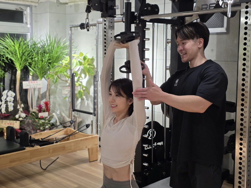 奈良市で腕痩せのトレーニングをする女性